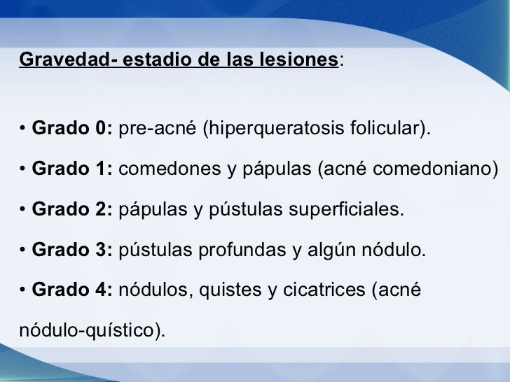 La máscara contra los puntos negros sobre la persona con el carbón activo