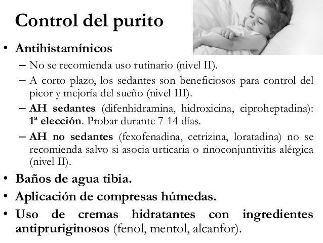 La psoriasis sobre el reverso de las manos de la foto
