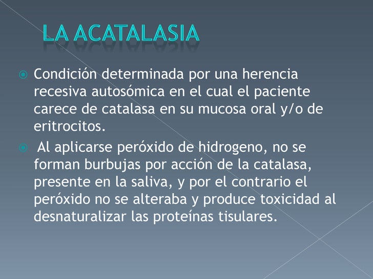Los círculos oscuros por los ojos al niño