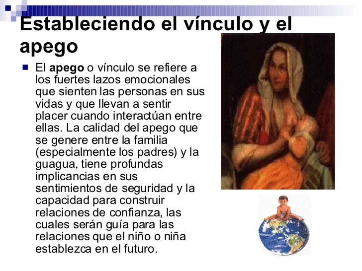 Un pequeño tatuaje sobre el pecho femenino