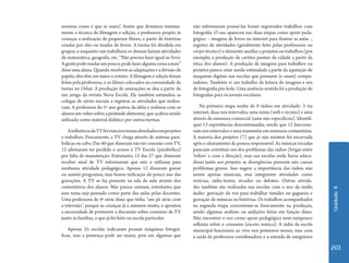ensinou como é que se usava”. Assim que dominou minima-             não informaram possuí-las foram registrados trabalhos com
mente a técnica de filmagem e edição, a professora propôs às        fotografia. O uso apareceu nas duas etapas como apoio peda-
crianças a realização de pequenos filmes, a partir de histórias     gógico – imagens de livros ou internet para ilustrar as aulas -,
criadas por eles ou tiradas de livros. A turma foi dividida em      registro de atividades (geralmente feito pelas professoras ou
grupos, e enquanto um trabalhava os demais faziam atividades        corpo técnico) e elemento auxiliar a projetos ou trabalhos (por
de matemática, geografia, etc. “Não precisa fazer igual ao livro.   exemplo, a produção de cartões postais da cidade a partir da
A gente pode mudar um pouco, pode fazer alguma coisa a mais”        ótica dos alunos). A produção de imagens para trabalhos ou
disse uma aluna. Quando resolvem as adaptações e a divisão de       projetos parece estar sendo estimulada a partir da aquisição de
papéis, eles têm em mãos o roteiro. A filmagem e edição foram       maquinas digitais nas escolas que possuem (e usam) compu-
feitas pela professora, e os filmes colocados na comunidade da      tadores. Também vi um trabalho de leitura de imagens e um
turma no Orkut. A produção de animações se deu a partir de          de fotografia pin-hole. Uma ausência sentida foi a produção de
um artigo da revista Nova Escola. Ela também estimulou as           fotografias para os jornais escolares.
colegas de séries iniciais a registrar as atividades que realiza-
vam. A professora do 1º ano gostou da idéia e realizou com os           Na primeira etapa soube de 8 rádios em atividade: 3 via
alunos um vídeo sobre a pirâmide alimentar, que acabou sendo        internet, duas nos intervalos, uma mista (web e recreio) e uma
utilizado como material didático por outras turmas.                 através de emissora comercial (uma não especificou). Identifi-
                                                                    quei 13 experiências descontinuadas, sendo que 12 funciona-
    A influência da TV foi vista nos temas abordados em projetos    vam nos intervalos e uma transmitia em emissora comunitária.
e trabalhos. Fisicamente, a TV chega através de antenas para-       A maioria dos projetos (7) que já não existem foi encerrada
bólicas ou cabo. Das 40 que disseram não ter conexão com TV,        após o afastamento da pessoa responsável. As músicas tocadas
12 afirmaram ter perdido o acesso à TV Escola (parabólica)          parecem constituir um dos problemas das rádios (brigas entre
por falta de manutenção. Entretanto, 15 das 27 que disseram         ‘tribos’ e com a direção), mas nas escolas onde havia educa-
receber sinal de TV informaram que não o utilizam para              doras junto aos projetos as divergências parecem não causar
nenhuma atividade pedagógica. Apenas 12 disseram gravar             problemas graves. Isso sugere a importância das rádios não
ou assistir programas, mas houve indicação de pouco uso das         serem apenas musicais, mas integrarem atividades como
gravações. A TV se faz presente na sala de aula através dos         notícias, rádio-teatro, recados ou debates. Outras ativida-
comentários dos alunos. Não parece comum, entretanto, que           des também são realizadas nas escolas com o uso da mídia




                                                                                                                                       Unidade 4
esse tema seja pensado como parte das aulas pelas docentes.         áudio: gravação da voz para trabalhar timidez ou gagueira e
Uma professora de 4ª série disse que tinha “um pé atrás com         gravação de músicas ou histórias. Os trabalhos acompanhados
a televisão”, porque as crianças já a assistem muito, e apontou     na segunda etapa concentram-se basicamente na produção,
a necessidade de promover a discussão sobre consumo de TV           sendo algumas análises ou audições feitas em função disso.
junto às famílias, o que já foi feito na escola particular.         Não encontrei o uso como apoio pedagógico nem tampouco
                                                                    reflexão sobre o consumo (exceto música). A rádio da escola
    Apenas 25 escolas indicaram possuir máquinas fotográ-           municipal funcionou ao vivo nos primeiros meses, mas com
ficas, mas a presença pode ser maior, pois em algumas que           a saída da professora coordenadora e a entrada de estagiários

                                                                                                                                       203
 