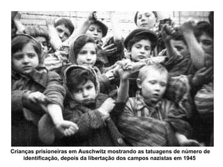 Crianças prisioneiras em Auschwitz mostrando as tatuagens de número de identificação, depois da libertação dos campos nazistas em 1945  