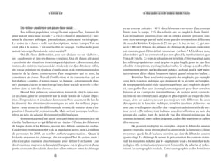 6160
Le descenseur social Les milieux populaires au cœur des turbulences électorales françaises
et un contrat précaire : 40% des chômeurs «sortent» d’un contrat
limité dans le temps, 13% des salariés ont un emploi à durée limité.
Les «travailleurs pauvres» (qui ont un emploi souvent précaire, sou-
vent avec un temps partiel subi) n’ont pas des revenus bien différents
de ceux des Rmistes. Un jeune de 22 ans qui a le bac ou bac +2, qui pas-
se de CDD en CDD avec des périodes de chômage de plusieurs mois entre
ces contrats, peut-il être défini comme un «inclus»? A l’évidence non,
alors même qu’il ne correspond pas non plus à la représentation que
l’on a de l’exclu. Ce type de situation est très loin d’être marginal dans
les milieux populaires et rend de plus en plus fragile, pour ne pas dire
obsolète et inopérant, le clivage inclus/exclus. Ce clivage a eu des effets
extrêmement pervers sur les discours publics : au fond, seul le SDF méri-
tait vraiment d’être plaint, les autres étaient quand même des inclus…
Frontière floue aussi entre une partie des employés, par exemple
ceux de la fonction publique, qui disposent de la sécurité de l’emploi,
de temps partiel choisi et de salaires supérieurs aux employés du pri-
vé, sans parler d’un taux de remplacement garanti pour leurs retraites
futures, et les «catégories intermédiaires» du secteur privé, ces tech-
niciens ou ces commerciaux de plus en plus exposés au risque du chô-
mage, dont les salaires ne sont pas toujours très différents de ceux
des agents de la fonction publique, dont les carrières et les vies ne
sont pas très éloignées de celles des «employés administratifs du sec-
teur privé». De même, tout indique une diversification au sein du
groupe des cadres, tant du point de vue des rémunérations que du
contenu du travail, entre cadres dirigeants, cadres dits supérieurs et cadres
dits moyens.
On pourrait multiplier les exemples : depuis le début des années
quatre-vingt-dix, nous vivons plus l’éclatement de la fameuse «classe
moyenne» que la fin de la classe ouvrière, qui date du début des années
quatre-vingt. Le chômage de masse, la précarisation des contrats de tra-
vail, les mutations induites par le «capitalisme total», les nouvelles tech-
nologies et la tertiarisation traversent l’ensemble du salariat et redes-
sinent la cartographie sociale. Cette cartographie a des frontières
Les«milieux»populairesnesontpasuneclassesociale…
Les milieux populaires, tels qu’ils sont aujourd’hui, forment-ils
pour autant une classe sociale? La (les) «classe(s) populaire(s)» par-
sème le discours politique, journalistique, mais aussi sociologique.
Le terme de «classe» colle aux descriptions, même lorsque l’on ne
croit plus à la notion. C’est une facilité de langage. Facilite-t-elle pour
autant la compréhension de notre société?
Qui dit classe dit frontière, avec un «dedans» et un «dehors»,
un «au-dessus» et un «en-dessous» sociaux. Qui dit classe, dit aussi
«proximité des situations économiques objectives», des revenus, des
statuts, des métiers, mais aussi des modes de vie. Qui dit classe enfin,
dit travail politique ou syndical d’unification et de représentation des
intérêts de la classe, construction d’un imaginaire qui va avec, la
conscience de classe. Travail d’unification et de construction qui se
fait d’abord «contre» d’autres classes, les fameux «adversaires de clas-
se», puisque chacun se souvient qu’une classe sociale se révèle à elle-
même dans la lutte des classes…
Quand bien même on laisserait un instant de côté la conscien-
ce de classe, pour se concentrer sur la seule notion de «classe objec-
tive», l’imprécision et le malaise demeurent. Non seulement du fait de
la diversité des situations économiques au sein des milieux popu-
laires : nous avons vu des différences de revenu, de statut et donc d’ex-
position à l’insécurité professionnelle. Mais surtout parce que les fron-
tières au sein du salariat deviennent problématiques.
Comment aujourd’hui savoir avec précision où commence et où
s’arrête l’exclusion, et ce qui définirait un «inclus»? Certes, les chômeurs
de longue durée et les Rmistes peuvent être définis comme des exclus.
Ces derniers représentent 4,4% de la population active, soit 1,2 million
de personnes fin 2005, un nombre en forte augmentation… Quant à
la durée moyenne du chômage, elle est aujourd’hui de quinze mois :
elle n’est plus vraiment discriminante pour définir l’exclusion. Une
des évolutions majeures de la société française est ce glissement d’une
partie croissante des salariés dans des «allers-retours» entre le chômage
 