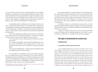 65
Réalités et opinions populaires
Pour commun qu’il soit, ce monde n’est pas vécu de la même façon
par l’ensemble des milieux populaires. Plus on est vulnérable, plus
ces règles surdéterminent nos vies. Moins on est fragile, moins forte-
ment elles se font sentir. Ces règles sont communes non pas au sens où
elles produisent des effets identiques sur chacun, mais au sens où
chacun peut s’y référer pour expliciter la spécificité de son expérien-
ce personnelle.
Ce monde commun ne surdétermine pas non plus une com-
munauté d’opinions. Dans le dernier chapitre, il s’agira de comprendre
comment la diversité et la volatilité des opinions sont engendrées à par-
tir d’un socle commun.
Lorsque se combinent descenseur social, violence potentielle
et échec de l’intégration, les milieux populaires, entre colère et accom-
modement, s’efforcent de se rétablir en tant que sujet politique.
Trois règles de fonctionnement de la société vécue
Ledescenseursocial
Les spirales vicieuses de la précarité.
«J’ai travaillé pendant douze ans dans une boîte et puis il y a eu
des problèmes. J’ai été licencié. Après ça je suis resté deux mois au chô-
mage. L’ANPE a fini par me trouver un stage. Au bout de deux mois de
stage qui ont mené à rien, je me suis débrouillé seul. J’ai retrouvé un truc
pour deux mois mais le contrat a pas été renouvelé. Donc retour au chô-
mage mais là, ça a duré plus longtemps, plus de six mois. Après je me suis
inscrit dans une boîte d’intérim. J’ai fait un chantier. Puis plus rien.
L’ANPE me proposait des stages, pas de boulot. Le chômage a duré plus
longtemps après. J’ai fait des petits boulots au noir. Des travaux à droi-
te à gauche. Mais rien de régulier. Je ne peux pas vivre uniquement avec
le chômage. J’ai des enfants qui sont encore au lycée. Ma femme est au
64
Le descenseur social
La succession des coups joués, les stratégies déployées, les modalités
d’attaque ou de défense, constituent des habitudes, des styles. Ce sont
aussi des règles qui, bien que personnelles, respectent les règles consti-
tutives du jeu mais ne se confondent pas avec elles. C’est au travers de
cette seconde catégorie de règles que la singularité de la partie se
déploie et que s’exprime l’individualité de chaque joueur.
Les premières règles constituant le jeu en tant que tel seront nom-
mées «règles de fonctionnement»; les secondes règles, celles au tra-
vers desquelles s’exprime la singularité des joueurs seront qualifiées de
«règles de décisions d’opinion». Les premières règles constituent un
espace commun dans le cadre duquel les secondes règles engendrent
de la diversité*.
Nous avons identifié trois règles de fonctionnement constitutives
de la société vécue par les milieux populaires, et dont nous rendrons
compte dans les trois premiers chapitres de cette analyse :
1/« Le descenseur social» qui procède de l’inversion de l’ascen-
seur social;
2/« La violence potentielle» qui procède d’une diffusion de la vio-
lence dans l’ensemble du tissu relationnel de la société, tra-
duisant la levée massive du monopole de la violence qui fonde
l’Etat;
3/«Les échecs de l’intégration» : l’échec perçu de l’intégration sape
les fondements de la société française.
Ces trois règles correspondent, comme nous allons le dévelop-
per, à un double écart avec les fondements de la société française :
manquement du pacte républicain avec l’inversion de l’ascenseur social
et l’échec de l’intégration, manquement de la part de l’Etat au travers
de la question de la violence. La République et l’Etat manquent à leur
place dans la société vécue par les milieux populaires.
Sur l’opposition entre règle constitutive et nomminative, voir La construction de la réalité
sociale, John R. Searle, Éditions Gallimard 1998.
 