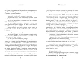 71
Réalités et opinions populaires
Le plus dur, c’est pour les gens qui sont seuls, c’est comme être seul au mon-
de. Et puis les missions à la semaine, c’est pas facile à vivre…»
Quant à ceux qui sont en CDI, ils n’ont pas la tranquillité de
ceux qui sont «arrivés», ils vivent inquiets sous la menace de le perdre.
«La sécurité vient du CDI et en même temps, même avec un CDI ça
peut s’arrêter. Moi j’ai vécu dans l’attente de la fermeture de l’entreprise
pendant cinq ans. A 40 ou 50 ans un CDI, c’est aussi une angoisse.»
«OK, il peut y avoir un licenciement, la boîte coule. Mais là ce n’est
plus la faute de personne, ni de l’employeur ni de l’employé. C’est quelque
chose qui tombe. On ne peut pas le prévoir.»
Pour les salariés, la valeur du CDI est d’autant plus forte que l’at-
traction vers le bas et la spirale vicieuse accentuent leurs menaces.
Mais en même temps, la conscience est vive qu’un décalage s’est ins-
tauré et se développe entre la nature de la sécurisation dont le CDI est
porteur et la nature des risques actuels. Dans les faits, le CDI perd sa
prééminence autant en termes qualitatifs que quantitatifs.
– Quantitatif : il est proposé avec plus de parcimonie, surtout en
ce qui concerne les jeunes.
– Qualitatif : il est moins efficace car il ne protège pas contre les
délocalisations ou les fermetures d’usines.
Ainsi, la promesse que représentait le droit du travail s’est muée
en menace émanant de la spirale vicieuse qui tire vers le bas.
«Aujourd’hui on est crispé sur le CDI car pour avoir un crédit, il
faut un CDI, pour avoir un appartement, il faut un CDI et si t’as pas de
CDI, tu peux te retrouver SDF et d’ailleurs même avec un CDI, parce que
tu peux perdre ton CDI.»
Dénaturation de l’école
Si tout le monde ne descend pas, chacun a le sentiment de résis-
ter à l’attraction vers le bas. L’effort, l’énergie, la volonté sont mobili-
sés pour résister plus que pour progresser.
70
Le descenseur social
vent la réalité sociale, la puissance de cette force qui tire vers le bas recon-
figure l’ensemble de l’imaginaire social. Nous en soulignerons deux aspects :
le contrat de travail et l’éducation.
Le droit du travail : de la promesse à la menace
Le contrat de travail à durée indéterminée reste dans l’esprit
des salariés ce qui constitue la norme de la sécurisation.
«Le CDI c’est l’aboutissement d’un contrat. Il n’y a plus d’échéances
temps, c’est moins de stress».
«Le CDI c’est pouvoir être dans le plaisir. C’est la sérénité. Cela
donne un pied à terre, sinon on est flottant. Le CDI on se centre sur sa vie.
On est plus motivé par la sécurité de l’aveni.».
«Quand on a un CDI, ça ouvre les portes, on peut acheter, on
peut demander des crédits. Tous les mois le salaire tombe et on peut fai-
re des projets».
Aujourd’hui, que constate-t-on?
Le CDI était un objectif vers lequel on tendait. Lorsque l’on pas-
sait d’un stage à un CDD, lorsque l’on entrait dans le monde du travail,
le CDI était ce qu’il fallait atteindre.
«Le CDI c’est l’aboutissement d’un contrat».
Il y a ainsi, dans le rapport que les milieux populaires entre-
tiennent avec le droit du travail, une polarisation : le CDI ordonne le rap-
port au droit du travail, il hiérarchise, il étage, il définit des graduations.
En bref, il trace une trajectoire de progression. Il crée une perspective.
Et bien entendu, le nec plus ultra des CDI, c’est le statut de fonctionnaire.
Mais cette dynamique s’affaiblit. La menace d’entrer dans la spi-
rale vicieuse est toujours présente à l’esprit. Pour les salariés qui sont
aujourd’hui en CDD ou en intérim, l’enjeu est moins l’accession à un CDI
que la préservation de leur CDD ou la répétition d’une mission intérim.
«J’ai toujours été en CDI, et maintenant je suis en CDD et c’est beau-
coup plus compliqué. D’abord pour trouver un logement. Il faut un garant.
 