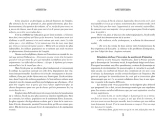 73
Réalités et opinions populaires
«Le niveau de l’école a baissé. Apprendre à lire et écrire en 6e
, c’est
inacceptable et c’est ce qui se passe, notamment dans certaines écoles. Moi
à l’école j’étais pas bon mais j’appartenais à une minorité, aujourd’hui,
les mauvais sont une majorité, c’est ça qui est grave pour l’école et après
pour la société.»
On le voit, dans le discours des milieux populaires, l’école est le
point focal des dénaturations de la société :
– elle renforce, en le prolongeant, le schéma du descenseur
social,
– elle est à la croisée de deux autres traits fondamentaux de
leur expérience de la société : la violence et les problèmes d’intégration,
qui font l’objet des deux chapitres suivants.
Répulsion du bas : l’inversion du sentiment d’injustice
Dans la société française républicaine, dans la France animée
par la dynamique de l’ascenseur social, le regard était dirigé vers le haut.
Un regard ascendant aux effets paradoxaux : moteur de dynamique et
argument de récrimination. On pouvait aspirer à s’arracher à sa condi-
tion sociale, on souffrait de l’écart des conditions de vie avec ceux
d’en haut. La dynamique sociale croisait les figures de l’injustice. On
pouvait partager les insatisfactions de ceux qui se trouvaient plus
désavantagés que soi. On se sentait solidaires d’eux, face à une injus-
tice ressentie à des degrés différents.
Les destins sont vécus aujourd’hui sur le registre plus défensif
que progressif. De ce fait, on est davantage motivé par une répulsion
pour les strates sociales inférieures que par une aspiration vers les
strates supérieures.
«Je crains le pire, on va être relogés et il paraît qu’on va se retrou-
ver dans ces tours avec tous ces gens, je sais pas d’où ils viennent, il
doit y en avoir un sur deux qui travaille. Avec les mômes qui sont dehors
toute la journée, la nuit. C’est la vraie descente ce coup-ci. C’est un coup
très dur pour le moral».
«Mon beau-frère, ça fait trois ans qu’il n’a rien. Il fait plus rien de
72
Le descenseur social
Cette situation se développe au-delà de l’univers de l’emploi,
elle s’étend à la vie en générale et, plus particulièrement, plus dou-
loureusement, à la question des enfants. «C’est pas facile pour nous, on
a pas eu de chance, mais le pire pour moi c’est de penser que pour mes
enfants, ça va être encore plus dur.»
C’est la crédibilité de l’éducation qui est mise en doute. «J’aimerais
bien dire à mes enfants qu’il faut qu’ils bossent à l’école pour avoir des
diplômes et qu’ils puissent s’en sortir mieux que nous, mais j’y crois
même pas.» «Les diplômes? c’est mieux que rien du tout, mais faut
pas rêver ça n’assure rien pour autant». Même s’ils se sentent les plus
vulnérables, les milieux populaires ne se sentent pas seuls victimes
du phénomène d’insécurisation de l’emploi.
Doutes sur les diplômes, doutes sur l’ouverture au monde du tra-
vail que permet l’éducation. «Comment on peut croire à la formation
quand on voit que même les gens qui répondent au téléphone pour les ren-
seignements c’est délocalisé au Maroc : c’est pas le diplôme qui compte
aujourd’hui c’est le travail pas cher».
Mais l’école pose un problème plus fondamental, et notamment
le collège. La question centrale est celle de la dégradation des rela-
tions interpersonnelles des élèves vis-à-vis des enseignants et des sur-
veillants, d’une part, et des élèves entre eux, d’autre part. L’école est deve-
nue, dans l’esprit des milieux populaires, le lieu où leurs enfants sont
exposés à tous les risques aussi bien psychologiques que physiques. «C’est
peut-être exagéré, mais je pense que mes enfants apprennent plus de
choses dangereuses pour eux que de choses qui leur permettent de s’en
sortir dans la vie».
Engluée dans l’effondrement du respect et dans la banalisation
de la violence, l’école ne peut plus assurer sa fonction républicaine. Bien
au contraire, les milieux populaires ont le sentiment d’être, là encore,
les plus exposés à la dégradation scolaire par le biais de la carte sco-
laire. L’école, dénaturée, produit l’inverse de ce qu’elle est censée pro-
duire. Elle devient un puissant levier de reproduction et de ségrégation
sociale.
 