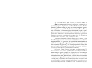 7
Le dimanche 29 mai 2005, vers midi, les premiers chiffres de
la participation à mi-journée tombèrent : elle était forte,
plus forte que prévu. Rapidement, dans les salles de rédaction, chez les
instituts de sondage, au siège des partis, on trouva l’explication : les quar-
tiers populaires votaient! Du Pas-de-Calais aux Bouches-du-Rhône,
tous les pointages le confirmaient. Les intentions de vote de la veille,
qui mesuraient un resserrement de l’écart entre le oui et le non, deve-
naient-elles caduques? Cette mobilisation «populaire » présageait
d’une victoire du non, restait à savoir avec quel écart. 52, 53% pour le
non? L’ampleur du résultat, 55%, constitua un choc.
Trois ans et un peu plus d’un mois plus tôt, vers 19 heures, le vote
des milieux populaires fut encore moins anticipé. Ce n’est que dans les
jours qui suivirent le 21 avril 2002 que l’on regarda, un peu hagard, les
chiffres, les votes par ville ou par département, pour constater – mais
était-ce vraiment une surprise? – que les milieux populaires avaient bien
peu voté Jospin et Chirac, qu’en revanche Le Pen, comme l’extrême-
gauche, y avaient obtenu de très nombreux suffrages.
En France, chaque élection importante prend désormais l’al-
lure d’un séisme et les milieux populaires font figure d’épicentre. Dans
quelle mesure et surtout pourquoi? Ce livre est né de ces interrogations
et des querelles d’interprétation qui ont logiquement suivi ces élec-
tions marquantes pour la démocratie française. Derrière ces votes
« extrémistes », « populistes », « protestataires », est-ce un nouveau
«vote de classe» qui surgit? Ces choix électoraux ont-ils leur source dans
un antilibéralisme virulent, un social-nationalisme douteux, un racis-
me assumé? Expriment-ils du nihilisme ou de l’indifférence, du res-
 