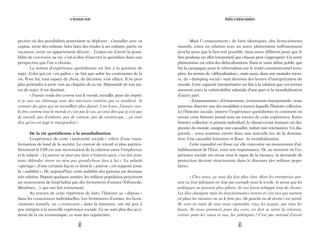 83
Réalités et opinions populaires
Mais l’«entassement» de faits identiques, des licenciements
massifs, entre en relation avec un autre phénomène suffisamment
proche pour que le lien soit possible, mais assez différent pour que le
lien produise un effet interprétatif que chacun peut s’approprier. Cet autre
phénomène est celui des délocalisations. Dans le vaste débat public que
fut la campagne pour le referendum sur le traité constitutionnel euro-
péen, les termes de «délocalisation», mais aussi, dans une moindre mesu-
re, de «dumping social» sont devenus des leviers d’interprétation du
monde. Cette capacité interprétative est liée à la relation que ces termes
assurent entre la vulnérabilité salariale d’une part et la mondialisation
d’autre part.
«Entassements» d’événements, événements interprétatifs: nous
pouvons observer une des modalités à travers laquelle l’histoire collective,
ici l’histoire sociale, innerve l’expérience quotidienne et comment en
retour cette histoire prend sens au travers de cette expérience. Entre
histoire collective et présent individuel, le chassé-croisé instaure un dia-
gnostic du monde, assigne une causalité, induit une orientation. Un dia-
gnostic : nous sommes entrés dans une nouvelle ère de la domina-
tion. Une causalité lointaine et floue : la mondialisation.
Cette causalité est floue car elle rencontre un mouvement d’af-
faiblissement de l’Etat, voire son impuissance. Or, au moment où l’ex-
périence sociale est vécue sous le signe de la menace, la demande de
protection devient structurante dans le discours des milieux popu-
laires.
«Chez nous, ça vaut dix fois plus cher. Alors les entreprises par-
tent ou font fabriquer en Asie par exemple pour le textile. Je pense que les
politiques ne peuvent plus piloter, ils ont laissé échappé trop de choses.
Les élus changent mais les fonctionnaires restent et c’est eux qui mettent
en place les mesures ou ne le font pas. De gauche ou de droite c’est pareil.
Ils sont en train de tout nous reprendre, tous les acquis, par tous les
bouts. Ils nous prennent pour des cons, on doit se serrer la ceinture,
cotiser pour les vieux et eux, les politiques? C’est pas normal d’avoir
82
Le descenseur social
pective où des possibilités pourraient se déployer : s’installer avec sa
copine, avoir des enfants, faire faire des études à ses enfants, partir en
vacances, avoir un appartement décent… L’enjeu est d’avoir la possi-
bilité de construire sa vie, c’est-à-dire d’inscrire le quotidien dans une
perspective que l’on a choisie.
La notion d’expérience quotidienne est liée à la position de
sujet. Celui qui est «en galère» ne fait que subir les contraintes de la
vie. Pour lui, tout espace de choix, de décision, s’est effacé. Il ne peut
plus prétendre à avoir voix au chapitre de sa vie. Dépossédé de son sta-
tut de sujet, il est destitué.
«J’aurais voulu être comme tout le monde, travailler, payer des impôts
et je suis au chômage avec des missions intérim qui se raréfient. Je
connais des gens qui ne travaillent plus depuis 3 ou 4 ans. J’aurais vou-
lu être comme tout le monde et c’est pas le cas, ça veut dire que je n’ai pas
de travail, pas d’enfants, pas de voiture, pas de caméscope… ça veut
dire qu’on est jugé et marginalisé».
De la vie quotidienne à la mondialisation
L’expérience de cette «insécurité sociale» relève d’une trans-
formation de fond de la société. Le contrat de travail et plus particu-
lièrement le CDI est une sécurisation de la relation entre l’employeur
et le salarié. «Le patron ne peut pas faire n’importe quoi, c’est fait pour
nous défendre sinon on pèse pas grand-chose face à lui ». Le salarié
«partage» d’une certaine façon ce dont le «patron» est supposé jouir,
la «stabilité». Or, aujourd’hui, cette stabilité des patrons est devenue
très relative. Depuis quelques années, les milieux populaires perçoivent
un mouvement de fond balisé par des fermetures d’usines (Vilvoorde,
Moulinex…), qui ont fait événement.
Au travers de cette répétition de faits, l’histoire se «dépose»
dans les consciences individuelles. Les fermetures d’usines, les licen-
ciements massifs, en «s’entassant» dans la mémoire, ont été peu à
peu intégrés à la nouvelle expérience sociale. Ce ne sont plus des acci-
dents de la vie économique, ce sont des régularités.
 