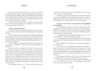 109
Réalités et opinions populaires
entretiens correspondent à des dosages différents des deux compo-
santes : colère et accommodement.
Mais d’où proviennent ces changements de dosage? Du rapport
que les milieux populaires entretiennent avec les événements. Ils sont
fondamentaux dans la construction des opinions populaires, notamment
les plus radicales, ils sont aussi à la source de cette versatilité.
Aux sources de la colère : les «événements» biographiques
et médiatiques
Les irruptions de «colère» au cours des entretiens sont systé-
matiquement déclenchées par l’évocation de certains événements :
médiatiques, comme le fut la crise des banlieues fin 2005 ou biogra-
phiques, comme dans le discours d’un père de famille évoquant le
racket d’un de ses enfants au lycée.
Commençons par les événements médiatiques, dont cette «cri-
se des banlieues» est un exemple presque extrême.
Les entretiens qui ont eu lieu peu après la crise des banlieues mon-
trent à quel point les positions expriment explicitement une volonté de
rupture.
Dans le rapport à un «événement» de ce type, nous distinguons
trois dimensions :
A/ La première est le sentiment d’exposition personnelle au
danger. Suis-je mis ou non effectivement en danger par cet événe-
ment? L’exposition au danger n’est pas nécessairement liée à la seule
proximité géographique. A situation géographique équivalente, une
personne âgée pourra se sentir plus exposée qu’un homme de qua-
rante ans.
B/ La seconde dimension est liée à la peur d’un basculement de
la situation, liée à une perte de contrôle par le Gouvernement.
C/ La troisième dimension est celle de l’incapacité à identifier une
cause à ces événements, c’est-à-dire à les comprendre, à les interpré-
ter et, in fine à leur donner un sens.
108
Le descenseur social
Or, lorsque nous avons soumis ce type de «parcours» électoral
ou d’opinion à d’autres personnes des milieux populaires qui disaient
avoir une plus grande «stabilité», elles n’y souscrivaient pas nécessairement,
mais ne le jugeaient pas aberrant, loin de là. Autrement dit, la volati-
lité des opinions et des votes est jugée non seulement possible, mais légi-
time, y compris chez les plus «stables».
Notre explication est la suivante : loin d’être un signe d’incon-
séquence des opinions populaires, la «versatilité» en est une proprié-
té, et ce pour des raisons précises.
Colère et accommodement
Lors des entretiens que nous avons menés pour réaliser cette enquê-
te, nous avons pu constater un phénomène extrêmement éclairant et
récurrent.
Le cours d’un entretien était en effet souvent ponctué par l’irruption
d’une attitude «cassante», parfois dans les mots, toujours dans le ton
et dans l’expression physique. De ces changements de tonalité, faut-il
conclure à l’inconstance psychologique des milieux populaires soumis
à des sautes d’humeurs?
Ils nous semblent révélateurs d’un fonctionnement des modes de
raisonnement «populaires», plutôt que comme des symptômes les
perturbant.
L’axe de la colère témoigne d’une volonté de rupture avec le
système assumant jusqu’au risque de la violence : c’est l’irruption
d’une attitude «cassante». Les propos se radicalisent, les expressions
se durcissent. L’axe de l’accommodement indique que les personnes expri-
ment, non pas sereinement mais raisonnablement, une volonté de
composer avec la réalité de façon réaliste, sans plus espérer ni de
grand soir ni de grand matin : «De toute façon, faut bien s’en sortir».
Dans les deux cas, la nécessité de voir changer les choses s’exprime, mais
s’oppose quant aux modalités de ce changement : rompre d’un côté, prendre
sur soi de l’autre.
Les différents moments (a, b, c) qui se succèdent durant les
 