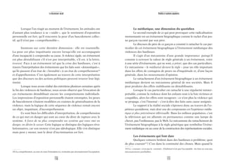 111
Réalités et opinions populaires
Le médiatique, une dimension du quotidien
Le second exemple de ce qui peut provoquer cette radicalisation
momentanée est un événement biographique comme le racket d’un jeu-
ne garçon raconté par son père.
Le discours du père de ce garçon a consisté à rattacher le cas par-
ticulier de cet événement biographique à l’événement médiatique des
violences des banlieues.
Il s’agit d’un mécanisme d’une grande importance puisqu’il
consiste à octroyer la valeur de règle générale à un événement, voire
à une série d’événements, qui ne sont, a priori, que des cas particuliers.
Ce mécanisme – le médiatisé devient la règle – joue un rôle important
dans les effets de contagion de peurs ou d’inquiétude et, d’une façon
générale, dans les mouvements d’opinion.
Le rattachement d’un événement biographique à un événement
médiatique devient un mécanisme général de nos sociétés. Mais il
peut produire des effets stabilisants ou déstabilisants.
Lorsque le cas particulier est rattaché à une régularité ininter-
prétable, comme la violence dont les enfants sont à la fois victimes et
coupables, alors les effets sont ravageurs : ce n’est plus la violence qui
se propage, c’est l’insensé – c’est-à-dire des faits sans cause assignée.
Le rapport à la réalité sociale s’éprouve donc au travers de l’ex-
périence quotidienne, mais dont une des composantes est l’expérience média-
tique et plus précisément télévisuelle. Dans les milieux populaires, c’est
la télévision qui est allumée en permanence comme une lampe de
chevet, pas l’ordinateur, pas le Web. Le mécanisme du rattachement de
l’événement biographique à la règle générique que symbolise l’événe-
ment médiatique est au cœur de la construction des représentations sociales.
Les événements qui font date
Quelques voitures brûlent dans des banlieues à problème, quoi
de plus courant19
? C’est dans la continuité des choses. Mais quand le
110
Le descenseur social
Lorsque l’on réagit au moment de l’événement, les attitudes ont
d’autant plus tendance à se «raidir», que le sentiment d’exposition
personnelle est fort, qu’il rencontre la peur d’un basculement collec-
tif, qu’il n’est pas «compréhensible».
Insistons sur cette dernière dimension : elle est essentielle.
La peur est plus inquiétante encore lorsqu’elle est accompagnée
d’une incapacité à comprendre sa cause. A violence égale, un événement
est plus déstabilisant s’il n’est pas interprétable, s’il est, à la lettre,
insensé. Face à un événement tel que la crise des banlieues, c’est à
travers l’interprétation des événements que les faits sont «domestiqués»,
qu’ils passent d’un état de «brutalité» à un état de compréhension18
et d’appréhension. C’est également au travers de cette interprétation
que des discours ou des actions politiques peuvent trouver leur légi-
timité.
Lorsque nous avons réalisé des entretiens plusieurs semaines après
la fin des violences de banlieue, nous avons observé que l’évocation de
ces événements déstabilisait encore les comportements individuels.
Les impressions d’exposition personnelle étaient estompées, les peurs
de basculement s’étaient modifiées en craintes de généralisation de la
violence, mais la logique de cette séquence de violence restait encore
un objet, inquiétant, d’incompréhension.
Ce sont bien les difficultés d’interprétation, de compréhension
de ce qui met en danger qui sont au cœur du désir de rupture avec le
système. A force de ne plus comprendre un système qui vous met en
danger, on désire le casser. Cette logique se distingue des logiques révo-
lutionnaires, car son moteur n’est pas idéologique. Elle s’en distingue
mais peut y mener, tant le désir d’incrimination est fort.
18) La compréhension, au sens où nous l’entendons ici, n’entraîne pas nécessairement l’acceptation.
19) Le «courant» n’est pas le «normal». L’habituel n’est pas l’acceptable : les faits ne sont pas
nécessairement justifiables.
 
