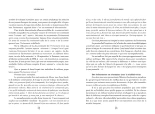 113
Réalités et opinions populaires
d’eux, on les voit à la télé au journal et tout le monde va les plaindre alors
qu’ils ne foutent rien de toute la journée et vous allez voir qu’on va leur
donner de l’argent encore pour les calmer. Moi, mes enfants, ils sont
dans la même situation qu’eux, ils n’ont pas de boulot non plus, c’est pas
pour ça qu’ils mettent le feu aux voitures. On ne les entend pas et je
vous jure qu’ils se donnent du mal, ils font des petits boulots, ils se don-
nent vraiment du mal. Alors ce n’est pas normal ça. C’est trop injuste. Ca
me met hors de moi.»
Ces deux personnes ne font pas la même expérience de l’événement.
Le premier fait l’expérience de la limite des convictions idéologiques
construites dans une histoire militante et qui butent sur le fait que ces
jeunes n’ont pas de conscience de classe. Cette butée le fait lui-même bas-
culer hors du champ de ses convictions, d’où l’usage du «fusil de chas-
se» comme seule voie pour dénouer ce qui reste incompréhensible.
La seconde ne fait pas appel à des concepts appartenant à une
culture politique. Elle rapproche la situation des jeunes incendiaires
de celle de ses enfants; elle constate la différence et élabore une hypo-
thèse qui est celle de l’abus («ils passent à la télé…/… vous verrez
qu’on va leur donner de l’argent en plus») des populations immigrées
(«ces jeunes-là…»).
Des événements en résonance avec la société vécue
Ces deux cas nous permettent d’illustrer la situation paradoxa-
le que provoque l’intrusion des médias dans la vie quotidienne : les phé-
nomènes qui animent notre société deviennent à la fois plus immédia-
tement visibles et moins immédiatement lisibles.
Il n’y a pas que pour les milieux populaires que cette réalité
perd de sa lisibilité alors qu’elle gagne en visibilité. Ni les classes
moyennes ni les milieux les plus favorisés n’échappent à ce paradoxe.
Mais la différence est plus fondamentale encore que celle du «capital
culturel» : elle tient à la vulnérabilité particulière des milieux populaires,
liée à ce que nous avons appelé leur sur-exposition aux crises de la
société française.
112
Le descenseur social
nombre de voitures incendiées passe un certain seuil et que les attitudes
de ces jeunes changent de nature pour passer du simple délit à la pro-
vocation massive, lorsque des crèches, des écoles et des gymnases brû-
lent, l’événement apparaît alors : c’est un moment de discontinuité.
Face à cette discontinuité, chacun mobilise les ressources intel-
lectuelles auxquelles il a accès pour essayer de retrouver une continuité
entre l’«avant» et l’«après». On tente de reconstruire l’événement
après coup, comme la conséquence logique d’une situation préalable.
On tente de retisser la continuité (celle de la cause et de la consé-
quence) que l’événement a déchirée.
Or, la réduction de la discontinuité de l’événement n’est pas
toujours possible. Certains aspects «résistent». Lorsque l’on n’y par-
vient pas, l’événement fait date : il y a un «avant», un «après». La dis-
continuité de l’événement devient un monument, un référent histo-
rique, un site de la mémoire: le 11 septembre, le Tsunami, mais aus-
si l’élection présidentielle de 2002, le «non» à la Constitution européenne.
A cette liste, il faut ajouter l’euro, qui reste un événement incongru, inas-
similable. Enfin, on l’aura compris, il faut y ajouter la «crise des ban-
lieues».
Que se passe-t-il dans l’esprit des individus de milieux popu-
laires quand l’événement résiste?
Prenons deux exemples.
Le premier est celui d’un mécanicien de 50 ans issu d’une famil-
le de militants communistes. Il évoque la crise de violence des banlieues :
«Moi, ces gosses au fond je les comprends, ils n’ont plus rien à perdre,
quand on met les gens dos au mur comme ça, faut pas s’étonner qu’ils
deviennent violents. Mais alors là où vraiment je ne comprends pas,
c’est qu’ils brûlent les voitures de leurs voisins de palier qui sont dans la
même merde qu’eux!! Alors là franchement, ces mômes si j’en chope un
qui touche à ma caisse, je vous jure, je sors mon fusil de chasse».
Le second exemple est celui d’une femme de 35 ans évoquant tout
au plus une sensibilité «familiale» de gauche : «Je suis écœurée par ce
qui se passe, ces jeunes-là ils foutent le feu aux voitures, ils font parler
 