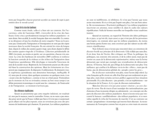 125
Conclusion
ne sont ni indifférents, ni nihilistes. Ce n’est pas l’atonie que nous
avons rencontrée. Et si ce n’est pas l’espoir non plus, c’est une forte atten-
te. De reconnaissance. D’action(s) publique(s). Les milieux populaires
inscrivent ces attentes, nous semble-t-il, dans le cadre des valeurs
républicaines. Voilà de bonnes nouvelles sur lesquelles nous voudrions
insister.
Quand on examine, au regard de l’histoire des idées politiques
de ce pays, ce qu’ont dit, mais aussi ce que n’ont pas dit les personnes
interrogées, on constate alors que les milieux populaires, du moins
une bonne partie d’entre eux, sont constitués par des valeurs ou des réfé-
rences républicaines.
Tout d’abord, nous n’avons pas rencontré dans ces entretiens de
discours hostile aux principes de la démocratie. Cela n’allait pas sans dire,
il est donc bon de l’écrire. Des critiques sur l’Etat, la politique, les
politiques, oui, souvent, très souvent, et de la colère aussi, mais pas de
remise en cause de la démocratie représentative, même sous la forme
détournée que serait par exemple une revendication de démocratie
directe. A l’inverse, bien sûr, pas d’éloge de la démocratie non plus. Une
méfiance, qui confine à la défiance vis-à-vis des «élites», mais pas de
haine, pas de dénonciation globale du «peuple contre les gros».
Pas de discours nationaliste non plus, nous l’avons déjà relevé. La
crise française qu’ils vivent est celle d’un Etat qui non seulement ne pro-
tège plus, mais dont certains services publics aggravent leur situation
personnelle. Il y a des discours – peu positifs, c’est un euphémisme – sur
la situation de la France, il n’y a pas de discours nationalistes.
Mais leur discours n’est pas pour autant «étatiste», au sens clas-
sique du terme. Pas de traces d’une nostalgie des nationalisations, pas
d’attentes d’une économie dirigée ou administrée : ces concepts ont dis-
paru du discours des milieux populaires. Aussi n’avons-nous pas ren-
contré le fameux «antilibéralisme» des milieux populaires, si ce mot-
valise signifie le refus de l’économie de marché. C’est au contraire un
certain «pragmatisme» économique qui traverse leurs discours : la recon-
naissance de l’entreprise comme lieu où peut se créer mais où souvent
124
Le descenseur social
tions par lesquelles chacun pourrait accéder au statut de sujet à part
entière dans le monde actuel.
L’impactdelacrisedesbanlieues
Comme toute étude, celle-ci a bien sûr un contexte. En l’oc-
currence, celui de l’automne 2005, c’est-à-dire de la crise des ban-
lieues. Cette crise a profondément marqué les milieux populaires – et
sans doute, bien au-delà, la société française dans son ensemble. Ce contex-
te ne dénature-t-il pas les résultats de notre enquête? Nous ne le pen-
sons pas. L’insécurité, l’intégration et l’immigration ne sont pas des sujets
nouveaux dans la société française. Ils ont orienté les votes de longue
date, depuis le milieu des années quatre-vingt, sans doute depuis le début
des années quatre-vingt-dix à l’évidence. L’élection présidentielle de
2002 s’est jouée, au moins en partie, sur ces questions, chacun s’en sou-
vient. La crise des banlieues de novembre 2005 confirme et renforce
la fonction centrale de la violence et des échecs de l’intégration dans
l’expérience quotidienne. Elle développe et intensifie l’inversion de
sens de la société vécue. Répétons-le, les événements jouent un rôle essen-
tiel dans la construction des opinions. Mais les événements ne s’éva-
porent pas magiquement, ils déposent, il sédimentent. Ils donnent à tou-
te expérience quotidienne une dimension historique, ineffaçable. Il
n’y aura pas de retour, dans quelques semaines ou quelques mois, à un
«avant crise des banlieues», comme si rien ne s’était passé. N’attendons
pas le moment où l’on en reviendra comme au bon vieux temps à un
débat purement économique et social sans les «miasmes» de l’insécurité
et de l’intégration : ce moment n’arrivera pas.
Desréférencesrépublicaines
Quant au pessimisme que cette enquête induirait, on voudrait
ici, non pas le nuancer, mais le contredire. Certes, on ne nous a pas atten-
dus pour savoir que la France n’allait pas bien et il n’est pas si surprenant
qu’en allant voir les plus exposés, nous ne revenions pas avec des pro-
messes de lendemains qui chantent. Et pourtant. Les milieux populaires
 