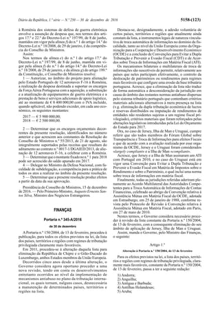 Diário da República, 1.ª série — N.º 250 — 30 de dezembro de 2016 5158-(123)
à Roménia dos sistemas de defesa de guerra eletrónica
envolve a assunção de despesa que, nos termos dos arti-
gos 17.º e 22.º do Decreto-Lei n.º 197/99, de 8 de junho,
mantidos em vigor pela alínea f) do n.º 1 do artigo 14.º do
Decreto-Lei n.º 18/2008, de 29 de janeiro, é da competên-
cia do Conselho de Ministros.
Assim:
Nos termos da alínea e) do n.º 1 do artigo 17.º do
Decreto-Lei n.º 197/99, de 8 de junho, mantida em vi-
gor pela alínea f) do n.º 1 do artigo 14.º do Decreto-Lei
n.º 18/2008, de 29 de janeiro, e da alínea g) do artigo 199.º
da Constituição, o Conselho de Ministros resolve:
1 — Autorizar, no âmbito do projeto para alienação
pelo Estado Português de 12 aeronaves F-16 à Roménia,
a realização da despesa destinada a suportar os encargos
da ForçaAérea Portuguesa com a aquisição, a substituição
e a atualização de equipamentos de guerra eletrónica e a
prestação de bens e serviços adicionais de apoio logístico,
até ao montante de € 8 400 000,00 com o IVA incluído,
quando aplicável, não podendo exceder, em cada ano eco-
nómico, os seguintes montantes:
2017 — € 5 900 000,00;
2018 — € 2 500 000,00.
2 — Determinar que os encargos orçamentais decor-
rentes da presente resolução, identificados no número
anterior e que acrescem aos constantes da Resolução do
Conselho de Ministros n.º 55/2013, de 21 de agosto, são
integralmente suportados pelas receitas que resultam do
aditamento ao contrato n.º 0017-1/DGAIED/2013, de alie-
nação de 12 aeronaves F-16, a celebrar com a Roménia.
3 — Determinarqueomontantefixadonon.º 1 para 2018
pode ser acrescido do saldo apurado em 2017.
4 — Delegar no Ministro da Defesa Nacional, com fa-
culdade de subdelegação, a competência para a prática de
todos os atos a realizar no âmbito da presente resolução.
5 — Determinar que a presente resolução produz efeitos
a partir da data da sua aprovação.
Presidência do Conselho de Ministros, 15 de dezembro
de 2016. — Pelo Primeiro-Ministro, Augusto Ernesto San-
tos Silva, Ministro dos Negócios Estrangeiros.
FINANÇAS
Portaria n.º 345-A/2016
de 30 de dezembro
APortaria n.º 150/2004, de 13 de fevereiro, procedeu à
publicação, para todos os efeitos previstos na lei, da lista
dos países, territórios e regiões com regimes de tributação
privilegiada claramente mais favoráveis.
Em 2011, procedeu-se à alteração daquela lista para
eliminação da República de Chipre e o Grão-Ducado do
Luxemburgo, ambos Estados membros da União Europeia.
Decorridos cinco anos desde a última alteração, o
Governo considera agora oportuno proceder a uma
nova revisão, tendo em conta os desenvolvimentos
entretanto ocorridos ao nível da implementação de
mecanismos antiabuso no plano da tributação interna-
cional, os quais tornam, nalguns casos, desnecessária
a manutenção de determinados países, territórios e
regiões na lista.
Destaca-se, designadamente, a adesão voluntária de
certos países, territórios e regiões que atualmente ainda
constam da lista, a instrumentos legais de natureza vincula-
tiva de troca automática de informações no domínio da fis-
calidade, tanto ao nível da União Europeia como da Orga-
nização para a Cooperação e Desenvolvimento Económico
(OCDE) e a conclusão de Convenções para Evitar a Dupla
Tributação e Prevenir a Evasão Fiscal (CDT) e de Acor-
dos sobre Troca de Informações em Matéria Fiscal (ATI).
Os mecanismos bilaterais e multilaterais de troca de
informações são suscetíveis de permitir, relativamente aos
países que neles participam efetivamente, o controlo da
deslocação de patrimónios ou rendimentos para regimes
mais favoráveis que configure uma erosão da base tributária
portuguesa. Acresce, que a eliminação da lista não traduz
de forma automática a desconsideração da jurisdição em
causa do âmbito das restantes normas antiabuso dispersas
pelo sistema tributário português que contenham critérios
materiais adicionais alternativos à mera presença na lista
(v.g. eliminação da dupla tributação económica de lucros
e reservas distribuídos ou imputação de rendimentos de
entidades não residentes sujeiras a um regime fiscal pri-
vilegiado), critérios materiais que foram reforçados pelas
alterações legislativas introduzidas pela Lei do Orçamento
do Estado para 2017.
Ora, no caso de Jersey, Ilha de Man e Uruguai, cumpre
referir que são todos membros do Fórum Global sobre
Transparência e Troca de Informações para efeitos Fiscais
e que de acordo com a avaliação realizada por esse orga-
nismo da OCDE, Jersey e o Uruguai foram considerados
«largely compliant» e a Ilha de Man «compliant».
Acresce, que Jersey e a Ilha de Man assinaram um ATI
com Portugal em 2010, e no caso do Uruguai está em
vigor uma Convenção para Evitar a Dupla Tributação e
Prevenir a Evasão Fiscal em Matéria de Impostos sobre o
Rendimento e sobre o Património, o qual inclui uma norma
sobre troca de informações em matéria fiscal.
Finalmente, todas as jurisdições referidas aderiram ple-
namente ao Acordo Multilateral das Autoridades Compe-
tentes para a Troca Automática de Informações de Contas
Financeiras, celebrado ao abrigo da Convenção relativa à
Assistência Mútua em Matéria Fiscal da OCDE, adotada
em Estrasburgo, em 25 de janeiro de 1988, conforme re-
vista pelo Protocolo de Revisão à Convenção relativa à
Assistência Mútua em Matéria Fiscal, adotado em Paris,
em 27 de maio de 2010.
Nestes termos, o Governo considera necessário proce-
der à revisão da lista constante da Portaria n.º 150/2004,
de 13 de fevereiro, com a consequente eliminação do seu
âmbito de aplicação de Jersey, Ilha de Man e Uruguai.
Assim, manda o Governo, pelo Ministro das Finanças,
o seguinte:
Artigo 1.º
Alteração à Portaria n.º 150/2004, de 13 de fevereiro
Para os efeitos previstos na lei, a lista dos países, territó-
rios e regiões com regimes de tributação privilegiada, clara-
mente mais favoráveis, constante da Portaria n.º 150/2004,
de 13 de fevereiro, passa a ter a seguinte redação:
1) Andorra;
2) Anguilha;
3) Antígua e Barbuda;
4) Antilhas Holandesas;
5) Aruba;
 