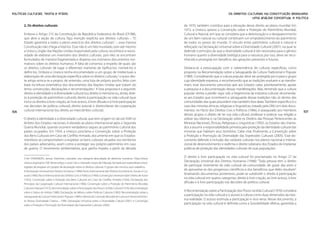 Políticas Culturais: teoria e práxis                                                                                                                            OS DIREITOS CULTURAIS NA CONSTITUIÇÃO BRASILEIRA:
                                                                                                                                                                               Uma análise conceitual e política

       2. Os direitos culturais                                                                                               de 1970, também contribui para a elevação desse direito ao plano mundial. Em
                                                                                                                              1972, a Unesco aprova a Convenção sobre a Proteção do Patrimônio Mundial,
       Embora o Artigo 215 da Constituição da República Federativa do Brasil (CF/88),                                         Cultural e Natural, em que se considera que a deterioração e o desaparecimento
       que abre a seção de cultura, faça menção explícita aos direitos culturais – “O                                         de um bem natural ou cultural constituem um empobrecimento do patrimônio
       Estado garantirá a todos o pleno exercício dos direitos culturais” –, essa mesma                                       de todos os povos do mundo. O vínculo entre patrimônio cultural e natural é
       Constituição não chega a listá-los. Esse não é um fato inusitado, pois até mesmo                                       reforçado na Declaração Universal sobre a Diversidade Cultural (2001), na qual se
       a Unesco, órgão das Nações Unidas responsável pela cultura, reconhece a neces-                                         defende o princípio de que a diversidade cultural é tão necessária para o gênero
       sidade de elaborar um inventário dos direitos culturais, pois eles se encontram                                        humano quanto a diversidade biológica para a natureza; por isso, deve ser reco-
       formulados de maneira fragmentada e dispersa nos inúmeros documentos nor-                                              nhecida e protegida em beneficio das gerações presentes e futuras.
       mativos sobre os direitos humanos. A falta de consenso a respeito de quais são
       os direitos culturais dá lugar a diferentes maneiras de tipificá-los, nomeá-los e                                      Destaca-se a preocupação com a sobrevivência de culturas específicas, como
       defini-los. Embora a Unesco tenha encomendado a um grupo de intelectuais a                                             proposto na Recomendação sobre a Salvaguarda da Cultura Tradicional e Popular
       elaboração de uma declaração específica sobre os direitos culturais,3 o autor des-                                     (1989). Considerando que a cultura popular deve ser protegida por e para o grupo
       te artigo arrisca-se a propor, de antemão, uma lista de próprio punho, feita com                                       cuja identidade expressa, e reconhecendo que as tradições evoluem e se transfor-
       base na leitura sistemática dos documentos das Nações Unidas que tratam do                                             mam, esse documento preconiza que aos Estados cabe, prioritariamente, apoiar
       tema: convenções, declarações e recomendações.4 A lista proposta é a seguinte:                                         a pesquisa e a documentação dessas manifestações. Mas, temendo que a cultura
       direito à identidade e à diversidade cultural (ou direito à memória ou, ainda, direi-                                  popular venha a perder vigor sob a hegemonia da indústria cultural, recomenda-
       to à proteção do patrimônio cultural); direito à participação na vida cultural (que                                    se aos Estados que incentivem a salvaguarda dessas tradições não só dentro das
       inclui os direitos à livre criação, ao livre acesso, à livre difusão e à livre participação                            comunidades das quais procedem mas também fora delas. Também específico é o
       nas decisões de política cultural); direito autoral; e direito/dever de cooperação                                     caso das minorias étnicas, religiosas e linguísticas, tratado pela ONU em dois docu-
106    cultural internacional (ou direito ao intercâmbio cultural).                                                           mentos: no Pacto dos Direitos Civis e Políticos (1966), é assegurado aos membros           107
                                                                                                                              desses grupos o direito de ter sua vida cultural, professar e praticar sua religião e
       O direito à identidade e à diversidade cultural, que tem origem no século XVIII no                                     utilizar seu idioma; e na Declaração sobre os Direitos das Pessoas Pertencentes às
       âmbito dos Estados nacionais, é elevado ao plano internacional após a Segunda                                          Minorias Nacionais, Étnicas, Religiosas e Linguísticas (1992), os Estados são chama-
       Guerra Mundial, quando ocorrem verdadeiros saques ao patrimônio cultural dos                                           dos a assumir a responsabilidade primeira pela proteção da identidade cultural das
       países ocupados. Em 1954, a Unesco proclama a Convenção sobre a Proteção                                               minorias que habitam seus territórios. Cabe citar, finalmente, a Convenção sobre
       dos Bens Culturais em Caso de Conflito Armado, documento em que os Estados-                                            a Proteção e Promoção da Diversidade das Expressões Culturais (2005). Esse do-
       membros se comprometem a respeitar os bens culturais situados nos territórios                                          cumento defende a inclusão das variáveis culturais nos planos nacional e interna-
       dos países adversários, assim como a proteger seu próprio patrimônio em caso                                           cional de desenvolvimento e reafirma o direito soberano dos Estados de implantar
       de guerra. O movimento ambientalista, que ganha ímpeto a partir da década                                              políticas de proteção das identidades culturais de suas populações.

       3 Ver SYMONIDES, Janusz. Derechos culturales: una categoria descuidada de derechos humanos. Http://www.
                                                                                                                              O direito à livre participação na vida cultural foi proclamado no Artigo 27 da
       Unesco.org/issj/rics158. Nesse artigo, o autor cita o chamado Grupo de Friburgo, formado por especialistas encar-
                                                                                                                              Declaração Universal dos Direitos Humanos (1948): “Toda pessoa tem o direito
       regados de preparar um projeto de declaração sobre os direitos culturais. O grupo não concluiu seus trabalhos.
                                                                                                                              de participar livremente da vida cultural da comunidade, de gozar das artes e
       4 Declaração Universal dos Direitos Humanos (1948); Pacto Internacional dos Direitos Econômicos, Sociais e Cul-
                                                                                                                              de aproveitar-se dos progressos científicos e dos benefícios que deles resultam”.
       turais (1966); Pacto Internacional dos Direitos Civis e Políticos (1966); Convenção Universal sobre Direito de Autor
                                                                                                                              Analisando documentos posteriores, pode-se subdividir o direito à participação
       (1952); Convenção sobre a Proteção dos Bens Culturais em Caso de Conflito Armado (1954); Declaração dos
                                                                                                                              na vida cultural em quatro categorias: direito à livre criação, ao livre acesso, à livre
       Princípios da Cooperação Cultural Internacional (1966); Convenção sobre a Proteção do Patrimônio Mundial,
                                                                                                                              difusão e à livre participação nas decisões de política cultural.
       Cultural e Natural (1972); Recomendação sobre a Participação dos Povos na Vida Cultural (1976); Recomendação
       sobre o Status do Artista (1980); Declaração do México sobre Políticas Culturais (1982); Recomendação sobre a
                                                                                                                              A Recomendação sobre a Participação dos Povos na Vida Cultural (1976) considera
       Salvaguarda da Cultura Tradicional e Popular (1989); Informe da Comissão Mundial de Cultura e Desenvolvimen-
                                                                                                                              a participação na vida cultural e o acesso à cultura como duas dimensões da mes-
       to (Nossa Diversidade Criativa – 1996; Declaração Universal sobre a Diversidade Cultural (2001) e Convenção
                                                                                                                              ma realidade. O acesso estimula a participação e vice-versa. Nesse documento, a
       sobre a Proteção e Promoção da Diversidade das Expressões Culturais (2005).
                                                                                                                              participação na vida cultural é definida como a “possibilidade efetiva, garantida a
 