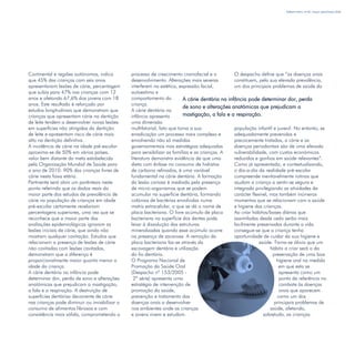 Refletir EdInf, nº 02, março /abril/maio 2018
9A cárie dentária na infância pode determinar dor, perda
de sono e alterações anatómicas que prejudicam a
mastigação, a fala e a respiração.
Continental e regiões autónomas, indica
que 45% das crianças com seis anos
apresentavam lesões de cárie, percentagem
que subia para 47% nas crianças com 12
anos e afetando 67,6% dos jovens com 18
anos. Este resultado é reforçado por
estudos longitudinais que demonstram que
crianças que apresentam cárie na dentição
de leite tendem a desenvolver novas lesões
em superfícies não atingidas da dentição
de leite e apresentam risco de cárie mais
alto na dentição definitiva.
A incidência de cárie na idade pré-escolar
aproxima-se de 50% em vários países,
valor bem distante da meta estabelecida
pela Organização Mundial de Saúde para
o ano de 2010: 90% das crianças livres de
cárie nesta faixa etária.
Pertinente será abrir um parêntesis neste
ponto referindo que os dados reais da
maior parte dos estudos de prevalência de
cárie na população de crianças em idade
pré-escolar certamente revelariam
percentagens superiores, uma vez que se
reconhece que a maior parte das
avaliações epidemiológicas ignoram as
lesões iniciais de cárie, que ainda não
mostram qualquer cavitação. Estudos que
relacionam a presença de lesões de cárie
não cavitadas com lesões cavitadas,
demonstram que a diferença é
proporcionalmente maior quanto menor a
idade da criança.
A cárie dentária na infância pode
determinar dor, perda de sono e alterações
anatómicas que prejudicam a mastigação,
a fala e a respiração. A destruição de
superfícies dentárias decorrente de cárie
nas crianças pode diminuir ou inviabilizar o
consumo de alimentos fibrosos e com
consistência mais sólida, comprometendo o
processo de crescimento craniofacial e o
desenvolvimento. Alterações mais severas
interferem na estética, expressão facial,
autoestima e
comportamento da
criança.
A cárie dentária na
infância apresenta
uma dimensão
multifatorial, fato que torna a sua
erradicação um processo mais complexo e
envolvendo não só medidas
governamentais mas estratégias adequadas
para sensibilizar as famílias e as crianças. A
literatura demonstra evidência de que uma
dieta com ênfase no consumo de hidratos
de carbono refinados, é uma variável
fundamental na cárie dentária. A formação
da lesão cariosa é mediada pela presença
de micro-organismos que se podem
acumular na superfície dentária, formando
colónias de bactérias envolvidas numa
matriz extracelular, a que se dá o nome de
placa bacteriana. O livre acúmulo de placa
bacteriana na superfície dos dentes pode
levar à dissolução das estruturas
mineralizadas quando esse acúmulo ocorre
na presença de sacarose. A remoção da
placa bacteriana faz-se através da
escovagem dentária e utilização
do fio dentário.
O Programa Nacional de
Promoção da Saúde Oral
(Despacho nº 153/2005 -
2ª série) apresenta uma
estratégia de intervenção de
promoção da saúde,
prevenção e tratamento das
doenças orais a desenvolver
nos ambientes onde as crianças
e jovens vivem e estudam.
O despacho define que “as doenças orais
constituem, pela sua elevada prevalência,
um dos principais problemas de saúde da
população infantil e juvenil. No entanto, se
adequadamente prevenidas e
precocemente tratadas, a cárie e as
doenças periodontais são de uma elevada
vulnerabilidade, com custos económicos
reduzidos e ganhos em saúde relevantes”.
Como já apresentado, e contextualizando,
o dia-a-dia da realidade pré-escolar
compreende inevitavelmente rotinas que
ajudam a criança a sentir-se segura e
integrada privilegiando as atividades de
carácter flexível, mas também inúmeros
momentos que se relacionam com a saúde
e higiene das crianças.
Ao criar hábitos/bases diárias que
assimiladas desde cedo serão mais
facilmente preservadas durante a vida
consegue-se que a criança tenha
oportunidade de cuidar da sua higiene e
saúde. Torna-se óbvio que um
hábito a criar será o da
preservação de uma boa
higiene oral na medida
em que esta se
apresenta como um
ponto de referência no
combate às doenças
orais que aparecem
como um dos
principais problemas de
saúde, afetando,
sobretudo, as crianças.
 