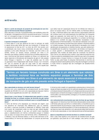 10
entrevista
Qual é o ponto da situação do projecto de construção do novo tan-
que no Terminal de Gás Natural Liquefeito?
Está a decorrer o concurso. As propostas estão a ser avaliadas, ainda não
há decisão, mas esperamos tomá-la nas próximas semanas. O concurso
tem um cronograma longo, foi iniciado no ano passado e esperamos
que esteja concluído ainda em Março.
E quando começará a construção?
A minha ideia é a de que devemos ter obra no princípio do Verão
e depois temos pela frente três anos de construção. O tanque fica-
rá operacional no final de 2011 ou início de 2012. De acordo com
a penetração dos novos ciclos combinados de gás, será o tempo
ajustado a uma certa retracção do mercado, que tem vindo a ser
sentida. Termos um terceiro tanque construído em Sines é um
elemento que valoriza o território nacional face ao território espanhol por-
que o Terminal de Gás Natural Liquefeito em Sines é um elemento de
apoio essencial à infra-estrutura de transporte de gás em alta pressão
entre Portugal e Espanha. E o jogo de pressões que há entre
os gasodutos torna indispensável este terceiro tanque, num momento
em que os volumes de gás em jogo entre os dois mercados
exigem capacidade de débito no terminal de Sines, como aquela que
é obtida com a terceira esfera.
Que capacidade se alcança com este terceiro tanque?
Ficamos com uma capacidade de armazenamento de Gás Natural
Liquefeito de 390.000 m3 e com uma capacidade de injecção máxima
de gás natural regaseificado da ordem de 1.350.000 m3/h.
Disse já que o novo tanque “é indispensável para garantir a compe-
titividade de Sines no contexto europeu de terminais de gás natural
liquefeito”, que outros factores contribuem para a competitividade de
Sines?
O facto de termos uma exposição ao mercado de origem, que
nos aproxima do chamado Eixo Atlântico-Sul, pois os metanei-
ros fazem o percurso Sul-Norte e Oeste-Este no Atlântico. Sines está
num ponto de cruzamento entre as rotas de gás natural liquefei-
to Sul-Norte e Oeste-Este. É, por isso, um ponto muito importante
para o abastecimento em termos continentais porque à medida
que se sobe na Europa temos seis terminais entre o Mediterrâneo e
o Atlântico, fora da Península Ibérica, e temos sete terminais na Pe-
nínsula Ibérica. Em termos de capacidade, no conjunto de terminais
que estão hoje em exploração temos 60 mil milhões de metros cú-
bicos na Europa toda e 30 mil milhões estão na Península Ibérica.
Ou seja, a Península Ibérica tem esta enorme capacidade potencial
de contribuir para uma certa libertação da tutela física do transporte
rígido por gasoduto de Norte para Sul na Europa. Sines deve ser
valorizado pela sua localização específica, no contexto da Península
Ibérica e no contexto do jogo das pressões necessárias à rede
de gasodutos na Península Ibérica, mas deve ser valorizado como par-
te de uma infra-estrutura de terminais para valorizar a Península Ibérica
no contexto europeu. Para isto ser efectivado é necessário uma maior
densificação de gasodutos no território francês, que está relativamen-
te desertificado na parte Sul, mais próximo da fronteira com Espanha,
e ainda garantir o atravessamento da fronteira pirenaica com
gasodutos. Este modelo de redes deve ser construído nos próximos
anos. Temos uma década para mostrar o que valemos porque se não
o fizermos estamos verdadeiramente a permitir que haja uma pressão
indevida sobre a Europa Central e a Europa do Sul pela Europa do
Norte, ou seja, pela Rússia. As relações internacionais no domínio da
energianãodevemestarsujeitasanenhumtipodechantagemcomercial
e muito menos a qualquer tipo de chantagem de abastecimento
essencial.
E nós temos vindo a assistir com regularidade a perturbações no fornecimento
de gás da Rússia aos países do Sul, em particular àqueles vizinhos que tinham
umarelaçãodeproximidadepolíticacomaRússiaepercebe-sequeestáaser
traduzidoparaoambientedaenergiaumaespéciedememóriadorelaciona-
mento político, que não faz sentido. A energia é um mau terreno para executar
acertos de contas.
Já é suficientemente reconhecido esse valor de Sines de que falava?
Julgo que sim. Em Sines há um bom terminal e a terceira esfera vai dar a Sines
a dimensão justa para que tenha no contexto ibérico a importância que os
outros terminais lhe vão reconhecer, ou seja, Sines torna-se num parceiro dos
melhores terminais da Península Ibérica. Em termos de exploração, o terminal
de Sines já é hoje muito eficiente e com esta terceira esfera será também,
em termos de capacidade, um dos melhores terminais da Península Ibérica.
Qual é a importância do terminal de Sines no contexto nacional?
Para o país, Sines significa uma autonomia de abastecimento de gás
por gasoduto, que pode dar um certo sossego, caso venha a ocorrer
“Termos um terceiro tanque construído em Sines é um elemento que valoriza
o território nacional face ao território espanhol porque o Terminal de Gás
Natural Liquefeito em Sines é um elemento de apoio essencial à infra-estrutura
de transporte de gás em alta pressão entre Portugal e Espanha.”
 