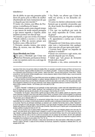 GÁLATAS 4, 5                                                   10

      dos de júbilo, tu que não passastes pelas                           2  Eu, Paulo, vos aﬁrmo que Cristo de
      dores de parto; pois os ﬁlhos da mulher                             nada vos servirá, se vos deixardes cir-
      abandonada são mais numerosos do que                                cuncidar.
      os daquela que tem marido”.10                                       3 E outra vez declaro solenemente a todo
      28 Assim vós, irmãos, sois ﬁlhos da Pro-                            homem que se permite circuncidar, que
      messa, à semelhança de Isaque.                                      ele, desse modo, ﬁca obrigado a cumprir
      29 No entanto, assim como naquele tempo                             toda a Lei.
      o que nasceu de modo natural perseguia                              4 Vós, que vos justiﬁcais por meio da
      o que nasceu segundo o Espírito, assim                              Lei, estais separados de Cristo; caístes
      também acontece nos dias de hoje.                                   da graça!2
      30 Contudo, o que nos revela a Escritura?                           5 Entretanto nós, pelo Espírito mediante
      “Mande embora a escrava e o seu ﬁlho,                               a fé, aguardamos a justiça que é nossa
      porque o ﬁlho da escrava jamais será                                esperança.3
      herdeiro com o ﬁlho da livre”.11                                    6 Porquanto em Cristo Jesus, nem a circun-
      31 Portanto, amados irmãos, não somos                               cisão nem a incircuncisão têm qualquer
      ﬁlhos da escrava, mas sim ﬁlhos da li-                              valor; mas sim a fé que opera pelo amor.4
      berdade!                                                            7 Corríeis bem! Quem vos impediu de
                                                                          obedecer à verdade?
      Nossa liberdade em Cristo                                           8 Quem vos convenceu a agir assim, não


      5  Foi para a liberdade que Cristo nos
         libertou! Portanto, permanecei ﬁrmes
      e não vos sujeiteis outra vez a um jugo de
                                                                          procede daquele que vos chama.
                                                                          9 Sabeis que “um pouco de fermento
                                                                          leveda toda a massa”.5
      escravidão.1                                                        10 Quanto a vós, estou convencido no



      qual Jesus Cristo reina e da qual todo cristão já é cidadão (filho), em oposição a Jerusalém da época de Paulo e de hoje em dia.
         10 Paulo interpreta o regozijo profético de Isaías (Is 54.1) em relação à Jerusalém – na época do profeta confinada a um peque-
      no e inexpressivo grupo de escravos no exílio, portanto, “estéril e sem filhos”, mas que ainda produziria “muitos filhos”. Profecia
      cumprida por meio da grande colheita evangélica que o mundo presencia, desde a vinda do Senhor Jesus, e que se encerrará
      com seu iminente e glorioso retorno.
         11 Paulo usa as palavras de Sara como base bíblica para ensinar aos gálatas e a todas as igrejas cristãs que não devem tolerar
      em seu meio doutrinas meramente legalistas ou qualquer ideologia judaizante (Gn 21.10). A Igreja de Cristo é livre, conduzida
      pelo Espírito do próprio Deus e por Sua Palavra; adequada à cultura de cada nação e povo salvo, e não mais guiada pela obedi-
      ência obrigatória e metódica à Lei e às suas ordenanças, rituais, festas e mandamentos rabínicos. O crente em Cristo é filho – com
      plenos direitos, poderes e deveres – da Promessa, que é viver pela fé (3.7,29).
         Capítulo 5
         1 A palavra “liberdade” é enfatizada por sua localização na frase original grega, e revela nossa total independência do jugo
      da Lei. No grego clássico, o verbo “sujeitar” significava “viver imobilizado por uma rede”, ou seja, emaranhado pelos poderosos
      laços das exigências rigorosas das leis judaicas, a fim de conseguir o favor de Deus (At 15.10,11).
         2 A expressão “cair da graça”, nesse contexto, significa que alguns cristãos, entre os gálatas, optaram por (seguindo o pensa-
      mento judaizante) conquistar o favor divino pelo esforço próprio (mérito), ao tentarem cumprir, de forma legalista, as ordenanças
      da Lei; em vez de, humildemente, reconhecerem a pecaminosidade e impotência humanas, e aceitar o dom gratuito de Deus por
      meio de Cristo, que é a Salvação (2Pe 3.17).
         3 Os gálatas haviam sido enredados por um pensamento teológico falso, de que o cristão só obteria completa salvação se
      observasse toda a Lei, as datas e comemorações santas do calendário judaico e praticasse os tradicionais rituais religiosos, como
      a circuncisão. Paulo faz uma afirmação escatológica, ao asseverar que o veredicto final de Deus sobre o cristão (“absolvido!”)
      já nos foi outorgado em Cristo (ele pagou nossa cara fiança), e que essa decisão irrevogável e eterna de Deus está confirmada
      (selada) pela presença do Espírito Santo na vida de cada convertido. Paulo afirma que é o Espírito quem nos apresentará diante
      de Deus, perfeitos na justiça de Cristo (3.3; Ef 1.13).
         4 Paulo não se opunha a que os judeus-cristãos continuassem a guardar a Lei e as tradições judaicas como seus pais. En-
      tretanto, não podia admitir que os gentios fossem obrigados a cumprir os rituais judaicos (At 21.10). Paulo ensina que não é a
      raça, tradição ou qualquer prática religiosa que conduz à salvação e aos favores de Deus, mas a fé no amor operoso de Cristo,
      o Filho de Deus (Rm 5.8; 8.32). O rito em si, tanto da circuncisão como de qualquer tipo de batismo, não tem valor justificador
      diante de Deus (1Co 10.1-12). A fé não é simples assentimento intelectual, mas confiança viva e responsiva na graça do Senhor;
      a verdadeira fé se manifesta em amor prático (1Co 7.19; 1Ts 1.3).
         5 Paulo cita um provérbio muito conhecido, e várias vezes mencionado por Jesus para ilustrar o efeito difusor do judaísmo.
      Quando a palavra “fermento” é usada de forma simbólica nas Escrituras, representa a iniqüidade ou falsidade (Mc 8.15), com
      exceção de Mt 13.33.




GL_B.indd 10                                                                                                         8/8/2007, 16:19:10
 
