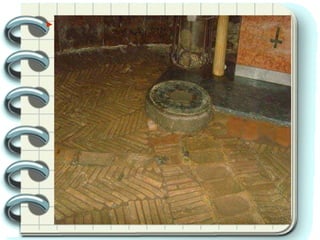 +   Introducción.   Remitente Pablo, que suele añadir a su nombre su título de apóstol para justificar la autoridad con que escribe. Añade como corremitente el nombre de su acompañante, si lo tiene. Igualmente añade títulos a los  destinatarios . El  saludo  siempre es cristológico. Ejemplo:  ►   Las cartas de Pablo siguen esta estructura : +   Acción de gracias  a Dios por la situación de los destinatarios y petición en favor de ellos. Sirve a Pablo para entrar en materia. +   Cuerpo .  Suele ser bastante amplio +  Saludos  especiales a algunos miembros de la comunidad de parte de Pablo y de sus acompañantes +  Despedida   cristianizada:  La gracia de nuestro Señor Jesucristo esté con todos vosotros   Pablo, apóstol de Cristo Jesús por voluntad de Dios y Timoteo el hermano, a la iglesia de Dios que está en Corinto, y juntamente a todos los santos que residen en Acaya: gracia a vosotros y paz de parte de Dios nuestro padre, y del Señor Jesucristo (2 Cor 1,1-2) 