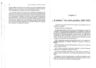 44 Formes urbaines : de l'îlot à la barre
Guadet (1880) se dissocie par une ruelle de service des bâtiments q u i le
bordent au sud, et n'a plus avec eux de propriétés associatives directes.
L'îlot d'équipement a tendance à devenir un bâtiment isolé.
Ce n'est pas à Paris, où le tissu a une résistance très grande, q u ' o n
observera la poursuite et la conclusion de ce processus de classement, de
séparation et de spécialisation qui touche à la fois la constitution de l'îlot
et la combinatoire à laquelle il se prête en tant qu'unité minimale du
découpage urbain. L'îlot entre dans une phase critique, on devrait dire
dans une crise, mais l'atonie de la construction à Paris pendant les qua-
rante années de déflation qui suivent l'Empire masque les aspects aigus
d'une crise qui ressurgira, aggravée, dans la faillite urbaine qui s'exprime
par l'incapacité d'aménager la banlieue.
Chapitre 2
* Londres : les cités-jardins 1905-1925
« L e j o u r où je serai à la tête d ' u n royaume, m o n ambition sera d'y
posséder un cottage. »
Pourquoi W e l w y n et Hampstead?
L a cité-jardin satellite, comme processus d'urbanisation et support de
croissance, a été réinventée et expérimentée en Angleterre au début du
^ x x e siècle. EtTquèls qué~sôîentlagen^s^ëllecontexte de sa production,
ce processus d'urbanisation apparaît « théoriquement » en 1898, date de
la parution du livre de H o w a r d , Tomorrow, a peaceful path to real
reform. A partir de cette date, il est facile de jalonner l'histoire de la mise
en place de ce processus de moments précis :
1904 : L e t c h w o r t h , première cité-jardin construite sur le modèle éco-
nomique d ' H o w a r d , et première réalisation marquante d ' U n w i n et
~Pà7Kë7r_~ '
1909 : Hampstead, premier faubourg-jardin construit avec les outils de
mise en forme d ' U n w i n .
1919 : W e l w y n , première cité-jardin combinant à la fois les théories
d ' H o w a r d et les méthodes pratiques d ' U n w i n .
Si nous avons éliminé L e t c h w o r t h , c'est que W e l w y n reprendra les
mêmes moyens de production, en profitant des expériences de sa sœur
aînée. 
Hampstead, c'est la cité expérimentale, tentative de codification de la
mise en forme urbaine. Expérimentation qui profitera à W e l w y n , où les
outils mis au point seront utilisés systématiquement.
 