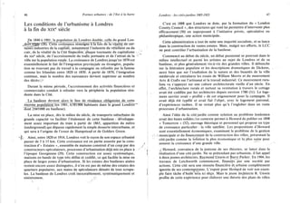 46 Formes urbaines : de l'îlot à la barre
Les conditions de l'urbanisme à Londres
à la fin du XIXe siècle
De 1840 à 1901, la population de Londres double, celle du grand Lon-
>dresTngjÇ'XÎ8)T~Cette croissance témoîgnê"a la fols de la vitalité de cer-
taines industries de la capitale, notaniment l'industrie du vêtement ou du
cuir, de la vitalité de la Cité financièree tournante du capitalisme i
du xixe siècle, de l'accroissement du trafic portuaire et de l'attrait de la v
ville sur la population rurale. La croissance de Londres jusqu'en 1870 est
essentiellement le fait de l'émigration provinciale ou étrangère, popula-
tion ne trouvant pas de travail à la campagne ou refoulée par la famine
comme les Irlandais entre 1820 et 1850. A partir de 1870, l'émigration
continue, mais le nombre des naissances devient supérieur au nombre
des décès:Ç*'
Durant la même période, l'accroissement des activités financières et
commerciales conduit à refouler vers la périphérie la population rési-
dente dans la Cité.
La jxinlieue devient alors le lieu de résidj_n_c^o^ligatoirede_cette
énorme population (en 1901, 6581000 habitants dans le grand Londres
"dont 2045000 en banîieue).
La mise en place, dès le milieu du siècle, de transports suburbains de
grande capacité va faciliter l'étalement de cette banlieue : développe-
ment assez important du train à partir de 1863, apparition du métro
(underground) qui dépasse rapidement la simple desserte interurbaine, et
qui sera à l'origine de l'essor de Hampstead et de Golders Green.
Ainsi, entre 1820 et 1914, Londres voit le rayon de son espace urbanisé
passer de 5 à 15 km. Cette croissance est en partie assurée par la cons-
truction d'« Estâtes », ensemble de maisons construit d'un coup par des
constructeurs-spéculateurs, processus d'urbanisation déjà mis en place à
l'époque Géorgienne (29). Cette construction est assez systématique,
maisons en bande de type très défini et codifié, ce qui facilite la mise en
place de larges zones d'urbanisation. Si les estâtes des banlieues aisées
restent encore assez distinguées, il n'en est pas de même des estâtes des
quartiers populaires, aux mains de spéculateurs dénués de tous scrupu-
les. La banlieue de Londres croît inexorablement, systématiquement et
sinistremeni. _ rù
Londres : les cités-jardins 1905-1925 47
C'est en 1888 que Londres se dote, par la formation du « London
County Council », des structures qui vont lui permettre d'intervenir plus
efficacement (30) en superposant à l'initiative privée, spéculative ou
philanthropique, une action municipale.
Cette administration a tout de suite une majorité socialiste, et se lance
dans la construction de vastes estâtes. Mais, malgré ses efforts, le LCC
ne peut contrôler l'urbanisation de la banlieue.
Commencé au début du siècle, un débat passionné se poursuit dans le
milieu intellectuel et parmi les artistes au sujet de Londres et de sa
banlieue, et plus généralement vis-à-vis des grandes villes. Il débouche
sur la littérature populiste et les descriptions dramatiques de Dickens,
aussi bien que sur l'exaltation de la nature et des beautés de la ville
médiévale et entraînera les essais de William Morris et du mouvement
Arts & Crafts sur l'artisanat et le travail industriel. Ce mouvement rura-
liste va s'appuyer sur une culture architecturale vieille d'un siècle. En
effet, l'architecture rurale et surtout sa restitution à travers le cottage
avait été codifiée par les architectes depuis environ 1780 (31). Le loge-
ment ouvrier avait « profité » de cet engouement pour la campagne. I l
avait déjà été typifié et avait fait l'objet, avec le logement patronal,
d'expériences isolées. Il ne restait plus qu'à l'englober dans un vaste
processus d'urbanisation.
Ainsi l'idée de la cité-jardin comme solution au problème londonien
avait des bases solides ;'ce contexte permet à Howard de publier en 1898
« Tomorrow » (32), ouvrage théorique et personnel qui propose un type
de croissance particulier : la ville satellite. Les propositions d'Howard
sont essentiellement économiques, examinant le problème de la gestion
( ! municipale et du financement de la construction des villes, présentant la
cité-jardin comme la solution la plus économique et la plus saine pour
assurer la croissance d'une grande ville.
J Howard, convaincu de la justesse de ses théories, se lance dans la
réalisation d'une cité-jardin. Ne se prétendant pas urbaniste, il fait appel
à deux jeunes architectes, Raymond Unwin et Barry Parker. En 1904, les
travaux de Letchworth commencent, financés par une société par
actions. Cette cité sera une réussite financière eturbaine complètement
ignorée de ses contemporains. L'espoir pour Howîird cie voir son exem-
ple faire tâche d'huile sera ici déçu. Mais le jeune architecte R. Unwin
profite de cette expérience pour élaborer une théorie des plans de villes
 