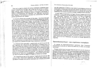80
Formes urbaines : de l'îlot à la barre
Tout ceci a exigé la création de services techniques compétents pour
assurer l'entretien des ouvrages; par le biais de ces services, la munici-
palité contrôle, depuis plusieurs siècles, le sol. La nature du terrain
oblige à l'organisation et interdit de laisser à l'initiative individuelle la
décision de l'implantation des bâtiments. Les difficultés rencontrées
pour viabiliser le sol incitent à concentrer les constructions, leur grou-
pement garantissant leur solidité.
La structure urbaine qui en résulte est très claire : tissu dense découpé
par un réseau de canaux fortement hiérarchisés pètTnettant_une distribu-
tion économique et logique de l'espace. La typologie des bâtiments est
simple. Hormis quelques édifices publics bâtis en pierre, la construction
utilise les matériaux locaux : bois et brique. La trame des bâtiments,
fixée par la portée d'une poutre en bois, est étroite (entre 4 et 5 m). Le
bon sol est atteint à travers une dizaine de mètres de sable et de vase, les
fondations par pieux permettent la concentration des charges. On voit
donc apparaître très tôt un type de construction en hauteur qui se perpé-
tuera, à quelques variations stylistiques près, jusqu'au début du xxe siè-
cle. Il répond à l'ensemble des fonctions courantes : habitation, négoce
et entrepôts de marchandises, commerce et artisanat. Le pignon sur la
rue avec sa poutre et sa poulie permet l'accès des marchandises dans les
greniers aussi bien que celui des objets et des meubles dans les loge-
ments, les escaliers étroits et raides ne servant qu'aux personnes.
Comme la stabilité de chaque bâtiment dépend de la solidité de ses voi-
sins, la construction et en particulier les fondations font l'objet depuis le
xvne siècle d'un contrôle de la part d'une commission municipale.
Les bâtiments plus particuliers : grands docks au xvme et au xixe siè-
cles, logements des collectivités (les béguinages) n'échappent pas à la
règle et procèdent par addition d'éléments identiques. Le même proces-
sus engendre aussi bien les réalisations banales que les équipements plus
spécialisés à l'exception des édifices de prestige ; et il n'y a pas de diffé-
rence de structure entre une somme de bâtiments relevant de l'initiative
privée et un ensemble projeté d'un seul bloc. Les logements spéculatifs
de la fin du xixe siècle, les « reyolutiebouw » que l'on peut encore obser-
ver dans les quartiers de P|jp_et de Dapper en offrent un exemple.
On comprend que dans un tel contexte, l'application de la loi de 1901
ait pu se faire relativement rapidement, les esprits étant préparés plus
qu'ailleurs à accepter une autorité municipale qui ne faisait qu'accroître
Les extensions d'Amsterdam 1913-1934
81
son rôle traditionnel. D'ailleurs avant même la promulgation de la loi, la
municipalité d'Amsterdam avait pris des mesures qui devaient en facili-
ter l'application, en passant progressivement du contrôle des travaux de
viabilisation des terrains à la prise en charge complète de leur exécution.
L'année 1896 est importante à cet égard. Devant l'ampleur des travaux
à effectuer, conséquence du développement économique et démographi-
que, Amsterdam augmente son territoire. Le 1e r mai 1896 avec
l'annexion de Nieuwer-Amstel, la superficie d'Amsterdam Rasse de
3 250 à 4 630 hectares. (Le « plan de Berlage » dont l'étude corhmence
en 1903, correspond d'abord à l'urbanisation de ce nouveau terri-
toire) (54). La même année, la ville introduit le système du bail emphy-
téotique. C'est-à-dire qu'elle conserve la propriété des sols qu'elle a
contribué à rendre constructibles, jugeant que dans une période
d'augmentation du prix des terrains, la valorisation apportée par les tra-
vaux de viabilisation doit profiter à la collectivité, représentée par la
municipalité, plutôt que contribuer au profit privé. Dans le même temps,
la ville prend en gestion directe un certain nombre d'entreprises, jadis
exploitées par des particuliers, comme les services de distribution des
eaux, du téléphone, du gaz et les compagnies de transport en commun.
C'est dire que la décision pour l'autorité municipale de gérer directement
l'urbanisation sous toutes ses formes, se trouvera confirmée par la possi-
bilité, avec la Loi sur l'Habitation, de prendre en charge également le
logement.
Spaarndammerbuurt : une expérience exemplaire
Le quartier de Spaarndammerbuurt représente, dans l'extension
d'Amsterdam à la fin du xixe siècle et au début du xxe siècle, un exemple
intéressant.
Triangle enclavé entre les docks Ouest du port et la voie du chemin de
fer d'Amsterdam à Harlem (1839)-, iLslûiscrit dansJe_développ_ement_des
auar^jejxiaayriejs lié au plan_dg_1875. La première partie construite, au
sud de Spaarndammerstraat reproduit lè type habituel des immeubles
ouvriers de l'époque, assez semblables à ceu>T'quëT'on peut observer
dans les autres quartiers ouvriers (Dopperbuurt, Pijp, etc.), la municipa-
lité fixe les voies, selon le plan de Kalf, tandis que la réalisation des
bâtiments, laissée à l'initiative privée, est le domaine des « revolutie-
P - -
 