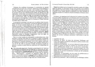 112 Formes urbaines : de l'îlot à la barre
Tributaire des conditions économiques, la construction ne reprend
véritablement qu'à partir de ce moment. Auparavant l'action politique et
la fuite dans l'utopie sont les seules voies possibles pour l'architec-
ture (67). Compte tenu de la durée de la guerre, dix années séparent donc
les premiers travaux de la Werkbund pour établir une théorie de la ville
industrielle : la Gros-Stadt, de la reprise de la construction. Dans l'inter-
valle, l'architecture a changé de visage, les avant-gardes internationales :
Stijl, constructivisme, Dada, ont définitivement coupé toute référence
néo-classique ou néo-régionale. A partir de 1923, le Bauhaus se rallie au
mouvement international; en France Le Corbusier et l'Esprit Nouveau
travaillent dans le même sens.
La prospérité économique va de pair avec la confiance dans les possi-
bilités techniques de la construction. Le besoin de logements sociaux est
grand, on n'a rien construit depuis dix ans, et incite à rechercher des
solutions nouvelles. L'industrialisation n'est pas seulement un rêve abs-
trait d'architecte mais la condition indispensable d'une résolution rapide
de la crise du logement que la réorganisation industrielle avec la concen-
tration qui en est la conséquence, rend plus urgente. La Werkbund qui
règle les relations entre les architectes et l'industrie allemande rejprend
après la guerre un rôle important, elle rassemble, coordonne, suscite les
expériences comme en témoigne l'organisation, sous son égide, de
l'exposition du Weissenhof (Stuttgart 1927).
Dans un certain nombre de municipalités sociales-démocrates, dont
Francfort, la période 1925-1930 voit se constituer un effort considérable
en faveur du logement social et de la maîtrise des problèmes urbains. La
dépendance de l'économie allemande vis-à-vis des capitaux américains
(les emprunts de 1924) en fera le premier pays européen touché par la
crise de 29. Dès 1930, la récession s'installe, favorisant la montée du
nazisme et mettant un point final aux expériences de la République de
Weimar.
^ Vilh^indjjstndlej^ depuis ' e X I X < Î s 'ècle un
accTôîssément dë^pjjuTâlîôTTqîIi s^^djai^a^J[a_construction de quar-^
tiers; périphériques seToxTjdjE^rajés jjuj_accusent l'héTitâge haussman-
~men : immeubles bourgeoîsen^DoTdure= des avenues dans les quartiers
aérés, « Miet-Kazerne » constitués de logements exigus pour les
ouvriers. L'ensemble est soumis aune spéculation importante que ten-
tent de limiter les lois Adickes (1902) donnant la possibilité aux munici-
palités d'acquérir des terrains et d'agir ainsi sur le marché foncier.
Le nouveau Francfort et Ernest May 1925-1930 113
Malgré les incidents qui ont marqué les premières années de la Répu-
blique de Weimar, le mouvement ouvrier reste puissant et les syndicats
bien organisés. Sous leur pression, la Municipalité sociale-démocrate de
Francfort se fixe comme objectif la réalisation d'un vaste ensemble de
logements sociaux et se donne les moyens techniques et fonciers néces-
saires :
Techniques, en organisant sous la direction de l'architecte Ernst May,
un service public d'architecture et d'urbanisme dont les attributions ne
se limitent pas à la définition de schémas suivis d'un contrôle a posteriori
des réalisations. La concentration des pouvoirs et des moyens dans les
mains de la municipalité évite l'éparpillement des responsabilités et les
ruptures entre les différents niveaux d'intervention. Avec rang de
« Stadtbaurat », Ernst May participe aux décisions de la politique muni-
cipale d'urbanisme. A la tête des services techniques, il met en œuvre
cette politique avec l'étude du plan directeur de Francfort (68) qui est
pour lui l'occasion d'appliquer à sa ville natale le fruit de ses expériences
d'urbanisme à Breslau (1919-1924). Il en assure la réalisation pour la
partie correspondant aux extensions, Adolf Meyer, l'ancien associé de
Gropius ayant la charge du centre-ville. Dans l'action de May, il n'y a pas
de coupure entre la décision et la réalisation. L'organisation et la com-
pétence des services techniques permettent l'intervention à tous les
niveaux :
— acquisition des sols;
— urbanisme de détail : les plans des principaux Siedlungen sont
l'œuvre des équipes d'architectes municipaux, parfois associés à des
architectes indépendants ;
— architecture des bâtiments : les services élaborent les plans-types de
cellules et mettent au point les systèmes de construction du gros-
œuvre (préfabrication lourde) et du second-œuvre (cuisine-type,
menuiseries et huisseries standardisées, dessin du mobilier, etc.). Les
projets détaillés des logements et des équipements sont généralement
étudiés par les services d'architecture, certains par des architectes
indépendants (69);
— construction : la municipalité crée des usines de préfabrication et
expérimente les matériaux (béton de pouzzolane);
— financement de la construction (voir plus loin);
— gestion de la réalisation : aide et contrôle pour les Siedlungen réalisés
 