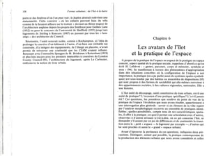 150 Formes urbaines : de l'îlot à la barre
porte et des fenêtres d'où l'on peut voir; le duplex abstrait redevient une
maisonnette. Cette coursive « où les enfants peuvent faire du vélo
comme ils le feraient ailleurs sur le trottoir » devient un thème majeur de
l'architecture anglaise depuis les projets des Smithson pour Golden Lane
(1952) ou pour le concours de l'université de Sheffield (1953) jusqu'aux
logements de Stirling à Runcorn (1967) en passant par tous les « hou-
sings » des architectes du Council.
Réorientée, l'unité resterait isolée, comme à Roehampton, si l'idée de
prolonger la coursive d'un bâtiment à l'autre, d'en faire une véritable rue
construite, d'y intégrer des équipements, de l'élargir en placette, n'avait
permis de retrouver une continuité que les C I A M avaient refusée.
Renouant avec l'immeuble Spangen de M . Brinkman à Rotterdam (1919)
et plus loin encore avec les premiers immeubles à coursives du London
County Council (93), l'architecture du logement, après Le Corbusier,
redécouvre la notion de tissu urbain.
Chapitre 6
Les avatars de l'îlot
et la pratique de l'espace
A propos de la pratique de l'espace ou espace de la pratique ou espace
concret, aspect spatial de la pratique sociale, rappelons d'abord ce qu'en
écrit H . Lefebvre : « gestes, parcours, corps et mémoire, symbole et
sens » (94). Se manifestant à travers des phénomènes d'appropriation
dans des situations concrètes où la configuration de l'espace a son
importance, la pratique (on a pu parler aussi de systèmes spatio-symboli-
ques) est sous-tendue par des habitus ou ensembles de dispositions (95)
qui sont propres à des formes de sociabilité qui elle-mêmes renvoient à
des appartenances sociales, à des cultures régionales, nationales. Elle a
une histoire.
L'îlot unité de découpage, unité constitutive du tissu urbain, est-il une
unité de pratique? L'occasion d'une pratique spécifique? L'a-t-il jamais
été? Ces questions, les premières que soulève du point de vue de la
pratique de l'espace l'évolution que nous avons étudiée, appartiennent à
une interrogation plus générale : savoir si un élément de la ville repéré
par l'analyse morphologique recouvre un ensemble de pratiques identi-
fiables ; quelles possibilités, compte tenu de ses caractéristiques spatia-
les, il offre à la pratique ; en quoi il permet une articulation avec d'autres,
observées à d'autres niveaux (c'est-à-dire, en ce qui concerne l'îlot, se
demander s'il assure par un jeu de différences et de continuités la transi-
tion entre le « petit » espace — le logement par exemple —, d'autres qui
lui sont proches et aussi le « grand » espace urbain).
Avant d'éprouver la pertinence de ces questions, indiquons deux pré-
cautions. Distinguer, autant que possible, la pratique contemporaine de
la production des éléments urbains que nous avons considérés et celles
 