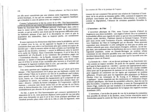 156 Formes urbaines : de l'îlot à la barre
est elle aussi caractérisée par une relation entre logements, boutique,
arrière-boutique, et rue qui est continue comme les rapports familiaux
qui s'étendent à ceux du patron avec ses employés.
Comme l'urbanisation le fait du centre de la ville, l'îlot haussmannien
exclut au moins de son centre les activités dlversiliéés. El le plus souvent
seules les fonctions liées à~Thabitat peuvent s'accoTnplir dans celui-ci
dont le statut relève, comme cela a déjà été noté, de la convenance
sociale, ce qui ne soulève sans doute pas de trop grosses difficultés pour
les habitants puisque d'une part il se décompose en cours et que la
population des immeubles, dans sa majeure partie, est socialement
homogène.
Si nous reprenons les distinctions déjà faites entre la périphérie, qui est
en contact avec la rue, en lui opposant la façade et le centre/ nous
constatons donc que celui-ci ne fonctionne plus que comme un espace de
derrière qui — dans la mesure même où dans certains cas il prolonge des
aspects de rue (écuries, remises) — assure la différence entre le montré
et le caché de l'habitat. Dans l'immeuble bourgeois, il est le lieu de la
modesticité (cf. Pot-Bouille et les variations des premières pages sur
« l'ostentation discrète » de la façade, masque qui cache le « cloaque
intérieur »). Quant à l'immeuble de rapport populaire, sans doute conti-
nue-t-il d'être le terrain d'une sociabilité plus ouverte et d'activités qui
prolongent le logement (enfants dans la cour, qui sont des « enfants des
rues », événements familiaux qui débordent).
Une autre question qui s'applique aussi bien au xixe siècle qu'à notre
époque : l'îlot haussmannien est-il perçu par ses habitants comme une
unité urbaine? Rien ne le prouve car rien ne le justifierait sauf évidem-
ment quand un îlot est occupé par une fonction importante : hôpital,
lycée, mairie, etc. Cela dépend des équipements qu'il comprend (et qui
complètent les autres, ses voisins), qui peuvent être absents dans cer-
tains « déserts » urbains de bonne compagnie. Et l'expression « pâté de
maisons » concerne sans doute moins tout un îlot qu'une de ses faces,
selon la hiérarchisation des voies qui le délimitent. Celle-ci n'est vrai-
semblablement pas absente de la perception.
En fait, à partir de l'îlot haussmannien qui consacre spatialement la
séparation de la vie, nous pouvons déplacer notre point de vue non plus
pour nous demander en quoi il est le lieu d'une pratique spécifique qui
viendrait prendre place entre celle de la ville et celle du logement, mais
Les avatars de l'îlot et la pratique de l'espace 157
essayer de voir comment l'îlot permet une relation de l'intérieur à l'exté-
rieur, de la vie privée au domaine public (106), comment il supporte une
pratique sous-tendue par des différences hiérarchisées et orientées,
comme sa dégradation, l'absence de certaines quantités formelles le
contredit.
)
« L'ouverture » de l'îlot /
i
L'ouverture physique de l'îlot, nous l'avons trouvée d'abord en
Angleterre sous deux modalités : aux angles d'abord. On a vu comment à
la possibilité offerte aux regards de saisir ce qui est vécu symboliquement
comme caché, derrière, l'habitant répond en fermant l'espace. D'autre
part nous avons noté l'existence d'accès, indépendants des maisons,
vers l'intérieur de l'îlot et l'ambiguïté qui en découle. Nous pouvons
cependant nous demander si cette ambiguïté ne tient pas en partie aux
critères culturels que nous, observateurs étrangers, utilisons, car de lon-
gue date, non seulement dans la distribution des mews mais aussi dans le
logement populaire, existe en Grande-Bretagne un système urbain
consistant en une desserte parallèle avec une double entrée (devant et
derrière) hiérarchisée, dont on peut soupçonner qu'il s'accorde avec des
pratiques (rares en France).
La formule du « close » où un devant prolonge la rue fonctionne sou-
vent comme un espace socialisé. Du point de vue spatial, nous pensons
qu'il peut le faire quand un « derrière » permet une appropriation indivi-
duelle. Et d'un point de vue social, d'une part chez des couches (middle
class) pour qui le groupement de maisons est un moyen d'affiliation, on
peut supposer un consensus sur les signes qui expriment un système
affinitaire. D'autre part pour les logements plus populaires (à Welwyn
Garden City) les remarques de M . Young et P. Willmot semblent
s'appliquer : moins organisée par des institutions et l'utilisation d'équi-
pements spécifiques, une forme de sociabilité collective, dans les cas les
plus favorables, s'exprime et se développe, à cause de l'homogénéité de
classe d'âge, renforcée par une tendance à la matrilocalité qui se main-
tient parallèlement au développement de la logique des rapports sociaux
dominants (107).
L'ouverture, c'est-à-dire du point de vue de la pratique la contamina-
tion possible du devant et du derrière, nous l'avons rencontrée aussi à
Amsterdam quand le centre de l'îlot au lieu d'être le terrain d'une appro-
 