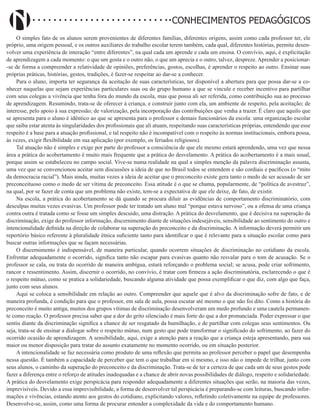 Didatismo e Conhecimento 126
CONHECIMENTOS PEDAGÓGICOS
O simples fato de os alunos serem provenientes de diferentes famílias, diferentes origens, assim como cada professor ter, ele
próprio, uma origem pessoal, e os outros auxiliares do trabalho escolar terem também, cada qual, diferentes histórias, permite desen-
volver uma experiência de interação “entre diferentes”, na qual cada um aprende e cada um ensina. O convívio, aqui, é explicitação
de aprendizagem a cada momento: o que um gosta e o outro não, o que um aprecia e o outro, talvez, despreze. Aprender a posicionar-
-se de forma a compreender a relatividade de opiniões, preferências, gostos, escolhas, é aprender o respeito ao outro. Ensinar suas
próprias práticas, histórias, gestos, tradições, é fazer-se respeitar ao dar-se a conhecer.
Para o aluno, importa ter segurança da aceitação de suas características, ter disponível a abertura para que possa dar-se a co-
nhecer naquelas que sejam experiências particulares suas ou do grupo humano a que se vincule e receber incentivo para partilhar
com seus colegas a vivência que tenha fora do mundo da escola, mas que possa ali ser referida, como contribuição sua ao processo
de aprendizagem. Resumindo, trata-se de oferecer à criança, e construir junto com ela, um ambiente de respeito, pela aceitação; de
interesse, pelo apoio à sua expressão; de valorização, pela incorporação das contribuições que venha a trazer. É claro que aquilo que
se apresenta para o aluno é idêntico ao que se apresenta para o professor e demais funcionários da escola: uma organização escolar
que saiba estar atenta às singularidades dos profissionais que ali atuam, respeitando suas características próprias, entendendo que esse
respeito é a base para a atuação profissional, e tal respeito não é incompatível com o respeito às normas institucionais, embora possa,
às vezes, exigir flexibilidade em sua aplicação (por exemplo, os feriados religiosos).
Tal atuação não é simples e exige por parte do professor a consciência de que ele mesmo estará aprendendo, uma vez que nessa
área a prática do acobertamento é muito mais frequente que a prática do desvelamento. A prática do acobertamento é a mais usual,
porque assim se estabeleceu no campo social. Vive-se numa realidade na qual a simples menção da palavra discriminação assusta,
uma vez que se convencionou aceitar sem discussões a ideia de que no Brasil todos se entendem e são cordiais e pacíficos (o “mito
da democracia racial”). Mais ainda, muitas vezes a ideia de aceitar que o preconceito existe gera tanto o medo de ser acusado de ser
preconceituoso como o medo de ser vítima de preconceito. Essa atitude é o que se chama, popularmente, de “política de avestruz”,
na qual, por se fazer de conta que um problema não existe, tem-se a expectativa de que ele deixe, de fato, de existir.
Na escola, a prática do acobertamento se dá quando se procura diluir as evidências de comportamento discriminatório, com
desculpas muitas vezes evasivas. Um professor pode ter tratado um aluno mal “porque estava nervoso”, ou a ofensa de uma criança
contra outra é tratada como se fosse um simples descuido, uma distração. A prática do desvelamento, que é decisiva na superação da
discriminação, exige do professor informação, discernimento diante de situações indesejáveis, sensibilidade ao sentimento do outro e
intencionalidade definida na direção de colaborar na superação do preconceito e da discriminação. A informação deverá permitir um
repertório básico referente à pluralidade étnica suficiente tanto para identificar o que é relevante para a situação escolar como para
buscar outras informações que se façam necessárias.
O discernimento é indispensável, de maneira particular, quando ocorrem situações de discriminação no cotidiano da escola.
Enfrentar adequadamente o ocorrido, significa tanto não escapar para evasivas quanto não resvalar para o tom de acusação. Se o
professor se cala, ou trata do ocorrido de maneira ambígua, estará reforçando o problema social; se acusa, pode criar sofrimento,
rancor e ressentimento. Assim, discernir o ocorrido, no convívio, é tratar com firmeza a ação discriminatória, esclarecendo o que é
o respeito mútuo, como se pratica a solidariedade, buscando alguma atividade que possa exemplificar o que diz, com algo que faça,
junto com seus alunos.
Aqui se coloca a sensibilidade em relação ao outro. Compreender que aquele que é alvo da discriminação sofre de fato, e de
maneira profunda, é condição para que o professor, em sala de aula, possa escutar até mesmo o que não foi dito. Como a história do
preconceito é muito antiga, muitos dos grupos vítimas de discriminação desenvolveram um medo profundo e uma cautela permanen-
te como reação. O professor precisa saber que a dor do grito silenciado é mais forte do que a dor pronunciada. Poder expressar o que
sentiu diante da discriminação significa a chance de ser resgatado da humilhação, e de partilhar com colegas seus sentimentos. Ou
seja, trata-se de ensinar a dialogar sobre o respeito mútuo, num gesto que pode transformar o significado do sofrimento, ao fazer do
ocorrido ocasião de aprendizagem. A sensibilidade, aqui, exige a atenção para a reação que a criança esteja apresentando, para sua
maior ou menor disposição para tratar do assunto exatamente no momento ocorrido, ou em situação posterior.
A intencionalidade se faz necessária como produto de uma reflexão que permita ao professor perceber o papel que desempenha
nessa questão. É também a capacidade de perceber que tem o que trabalhar em si mesmo, e isso não o impede de trilhar, junto com
seus alunos, o caminho da superação do preconceito e da discriminação. Trata-se de ter a certeza de que cada um de seus gestos pode
fazer a diferença entre o reforço de atitudes inadequadas e a chance de abrir novas possibilidades de diálogo, respeito e solidariedade.
A prática do desvelamento exige perspicácia para responder adequadamente a diferentes situações que serão, na maioria das vezes,
imprevisíveis. Devido a essa imprevisibilidade, a forma de desenvolver tal perspicácia é preparando-se com leituras, buscando infor-
mações e vivências, estando atento aos gestos do cotidiano, explicitando valores, refletindo coletivamente na equipe de professores.
Desenvolve-se, assim, como uma forma de procurar entender a complexidade da vida e do comportamento humano.
 
