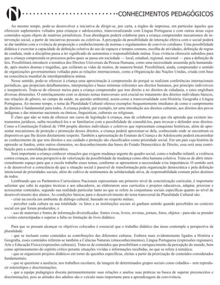 Didatismo e Conhecimento 132
CONHECIMENTOS PEDAGÓGICOS
Ao mesmo tempo, pode-se desenvolver a iniciativa de dirigir-se, por carta, a órgãos de imprensa, em particular àqueles que
oferecem suplementos voltados para crianças e adolescentes, transversalizando com Língua Portuguesa e com outras áreas cujos
conteúdos sejam objeto de matérias jornalísticas. Essa abordagem poderá colaborar para a criança compreender mecanismos de in-
tervenção social, a partir de iniciativas pessoais ou coletivas. A percepção da possibilidade de interação efetiva com o social poderá
se dar também com a vivência de proposição e estabelecimento de normas e regulamentos de convívio cotidiano. Uma possibilidade
didática é exercitar a capacidade de definição coletiva do uso de espaços e tempos comuns, escolha de atividades, definição de regras
de conduta, onde a disciplina passa a ter significado de autonomia e responsabilidade mútua. Essa vivência oferecerá subsídios para
que a criança compreenda os processos pelos quais se passa em sociedade — local, estadual, regional, nacional — para a definição de
leis. Possibilitará introduzir a temática dos Direitos Universais da Pessoa Humana, como uma necessidade assumida pela humanida-
de, após muitos dramas e tragédias, que ceifaram as vidas de muitos, de maneira brutal. Possibilitará, ainda, compreender o sentido
de organizações governamentais voltadas para as relações internacionais, como a Organização das Nações Unidas, criada com base
na consciência mundial da interdependência mútua.
Nesse sentido, pode-se oferecer à criança uma aproximação à compreensão do porquê se realizam conferências internacionais
periódicas, que propiciam detalhamentos, interpretações e bases mínimas referentes aos direitos humanos, por princípio indivisíveis
e inseparáveis. Trata-se de oferecer meios para a criança compreender que tem direito a ter direitos de cidadania, e estes englobam
diversas dimensões. O entrelaçamento com os demais temas transversais será crucial no tratamento dos direitos individuais básicos,
nas relações de gênero, no campo da saúde, na questão ambiental, assim como a transversalidade com História, Geografia e Língua
Portuguesa. Ao mesmo tempo, o tema da Pluralidade Cultural oferece exemplos frequentemente imediatos de como o cumprimento
de direitos é fundamental para todos. A criança poderá, por exemplo, ter uma introdução aos direitos culturais, aos direitos dos povos
indígenas e das minorias nacionais ou étnicas, linguísticas, culturais ou religiosas.
É claro que não se trata de oferecer um curso de legislação à criança, mas de colaborar para que ela aprenda que existem ins-
trumentos jurídicos, saiba reconhecê-los e se familiarize com a possibilidade de consultá-los, para invocar e defender seus direitos.
Como a Constituição Federal de 1988 propõe direitos individuais e coletivos que representam conquistas históricas, além de apre-
sentar mecanismos de proteção e promoção desses direitos, a criança poderá aproximar-se dela, conhecendo onde se encontram os
dispositivos que lhe dizem diretamente respeito. Também a apresentação do Estatuto da Criança e do Adolescente poderá encaminhar
ao conhecimento de que tem direitos e seu cuidado e proteção são classificados como prioridade social. Em um país cuja história de
opressão se fundou, entre outros elementos, no desconhecimento das bases do Estado Democrático de Direito, essa será uma contri-
buição para a consolidação democrática.
Será importante a criança conhecer situações que exigem mudança urgente do quadro social, como o trabalho infantil, a violência
contra crianças, em uma perspectiva de valorização da possibilidade de mudança como obra humana coletiva. Trata-se de abrir inten-
cionalmente espaço para que a escola trabalhe esses temas, conforme se apresentem a necessidade e/ou importância. O sentido será
o de desenvolver a consciência de que a situação social é passível de transformação pela organização democrática e pela definição
intencional de prioridades sociais, além do cultivo de sentimentos de solidariedade ativa, de responsabilidade comum pelos destinos
de todos.
Lembrando que os Parâmetros Curriculares Nacionais representam um primeiro nível de concretização curricular, é importante
salientar que cabe às equipes técnicas e aos educadores, ao elaborarem seus currículos e projetos educativos, adaptar, priorizar e
acrescentar conteúdos, segundo sua realidade particular tanto no que se refere às conjunturas sociais específicas quanto ao nível de
desenvolvimento dos alunos. As condições básicas para o desenvolvimento do tema transversal da Pluralidade Cultural são:
- criar na escola um ambiente de diálogo cultural, baseado no respeito mútuo;
- perceber cada cultura na sua totalidade: os fatos e as instituições sociais só ganham sentido quando percebidos no contexto
social em que foram produzidos; e
- uso de materiais e fontes de informação diversificadas: fontes vivas, livros, revistas, jornais, fotos, objetos - para não se prender
a visões estereotipadas e superar a falta ou limitação do livro didático.
Para que se possam alcançar os objetivos colocados é essencial que o trabalho didático das áreas contemple a perspectiva da
pluralidade:
- que se incluam como conteúdos as contribuições das diferentes culturas. Embora mais evidentemente ligados a História e
Geografia, esses conteúdos referem-se também a Ciências Naturais (etnoconhecimentos), Língua Portuguesa (expressões regionais),
Arte e Educação Física (expressões culturais). Trata-se de conteúdos que possibilitam o enriquecimento da percepção do mundo, bem
como aprimoramento do espírito crítico perante situações vividas e informações recebidas, no que se refere à temática;
- que se organizem projetos didáticos em torno de questões específicas, eleitas a partir da priorização de conteúdos considerados
fundamentais;
- que se questione a ausência, nos trabalhos escolares, da imagem de determinados grupos sociais como cidadãos - sem reprodu-
zir estereótipos e discriminações;
- que a equipe pedagógica discuta permanentemente suas relações e analise suas práticas na busca de superar preconceitos e
discriminações, pois as atitudes dos adultos são o veículo mais importante para a aprendizagem da convivência.
 