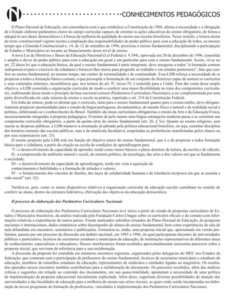 Didatismo e Conhecimento 151
CONHECIMENTOS PEDAGÓGICOS
O Plano Decenal de Educação, em consonância com o que estabelece a Constituição de 1988, afirma a necessidade e a obrigação
de o Estado elaborar parâmetros claros no campo curricular capazes de orientar as ações educativas do ensino obrigatório, de forma a
adequá-lo aos ideais democráticos e à busca da melhoria da qualidade do ensino nas escolas brasileiras. Nesse sentido, a leitura atenta
do texto constitucional vigente mostra a ampliação das responsabilidades do poder público para com a educação de todos, ao mesmo
tempo que a Emenda Constitucional n. 14, de 12 de setembro de 1996, priorizou o ensino fundamental, disciplinando a participação
de Estados e Municípios no tocante ao financiamento desse nível de ensino.
A nova Lei de Diretrizes e Bases da Educação Nacional (Lei Federal n. 9.394), aprovada em 20 de dezembro de 1996, consolida
e amplia o dever do poder público para com a educação em geral e em particular para com o ensino fundamental. Assim, vê-se no
art. 22 dessa lei que a educação básica, da qual o ensino fundamental é parte integrante, deve assegurar a todos “a formação comum
indispensável para o exercício da cidadania e fornecer-lhes meios para progredir no trabalho e em estudos posteriores”, fato que con-
fere ao ensino fundamental, ao mesmo tempo, um caráter de terminalidade e de continuidade. Essa LDB reforça a necessidade de se
propiciar a todos a formação básica comum, o que pressupõe a formulação de um conjunto de diretrizes capaz de nortear os currículos
e seus conteúdos mínimos, incumbência que, nos termos do art. 9º, inciso IV, é remetida para a União. Para dar conta desse amplo
objetivo, a LDB consolida a organização curricular de modo a conferir uma maior flexibilidade no trato dos componentes curricula-
res, reafirmando desse modo o princípio da base nacional comum (Parâmetros Curriculares Nacionais), a ser complementada por uma
parte diversificada em cada sistema de ensino e escola na prática, repetindo o art. 210 da Constituição Federal.
Em linha de síntese, pode-se afirmar que o currículo, tanto para o ensino fundamental quanto para o ensino médio, deve obrigato-
riamente propiciar oportunidades para o estudo da língua portuguesa, da matemática, do mundo físico e natural e da realidade social e
política, enfatizando-se o conhecimento do Brasil. Também são áreas curriculares obrigatórias o ensino da Arte e da Educação Física,
necessariamente integradas à proposta pedagógica. O ensino de pelo menos uma língua estrangeira moderna passa a se constituir um
componente curricular obrigatório, a partir da quinta série do ensino fundamental (art. 26, § 5o). Quanto ao ensino religioso, sem
onerar as despesas públicas, a LDB manteve a orientação já adotada pela política educacional brasileira, ou seja, constitui disciplina
dos horários normais das escolas públicas, mas é de matrícula facultativa, respeitadas as preferências manifestadas pelos alunos ou
por seus responsáveis (art. 33).
O ensino proposto pela LDB está em função do objetivo maior do ensino fundamental, que é o de propiciar a todos formação
básica para a cidadania, a partir da criação na escola de condições de aprendizagem para:
“I - o desenvolvimento da capacidade de aprender, tendo como meios básicos o pleno domínio da leitura, da escrita e do cálculo;
II - a compreensão do ambiente natural e social, do sistema político, da tecnologia, das artes e dos valores em que se fundamenta
a sociedade;
III - o desenvolvimento da capacidade de aprendizagem, tendo em vista a aquisição de
conhecimentos e habilidades e a formação de atitudes e valores;
IV - o fortalecimento dos vínculos de família, dos laços de solidariedade humana e de tolerância recíproca em que se assenta a
vida social” (art. 32).
Verifica-se, pois, como os atuais dispositivos relativos à organização curricular da educação escolar caminham no sentido de
conferir ao aluno, dentro da estrutura federativa, efetivação dos objetivos da educação democrática.
O processo de elaboração dos Parâmetros Curriculares Nacionais
O processo de elaboração dos Parâmetros Curriculares Nacionais teve início a partir do estudo de propostas curriculares de Es-
tados e Municípios brasileiros, da análise realizada pela Fundação Carlos Chagas sobre os currículos oficiais e do contato com infor-
mações relativas a experiências de outros países. Foram analisados subsídios oriundos do Plano Decenal de Educação, de pesquisas
nacionais e internacionais, dados estatísticos sobre desempenho de alunos do ensino fundamental, bem como experiências de sala de
aula difundidas em encontros, seminários e publicações. Formulou-se, então, uma proposta inicial que, apresentada em versão pre-
liminar, passou por um processo de discussão em âmbito nacional, em 1995 e 1996, do qual participaram docentes de universidades
públicas e particulares, técnicos de secretarias estaduais e municipais de educação, de instituições representativas de diferentes áreas
de conhecimento, especialistas e educadores. Desses interlocutores foram recebidos aproximadamente setecentos pareceres sobre a
proposta inicial, que serviram de referência para a sua reelaboração.
A discussão da proposta foi estendida em inúmeros encontros regionais, organizados pelas delegacias do MEC nos Estados da
federação, que contaram com a participação de professores do ensino fundamental, técnicos de secretarias municipais e estaduais de
educação, membros de conselhos estaduais de educação, representantes de sindicatos e entidades ligadas ao magistério. Os resulta-
dos apurados nesses encontros também contribuíram para a reelaboração do documento. Os pareceres recebidos, além das análises
críticas e sugestões em relação ao conteúdo dos documentos, em sua quase-totalidade, apontaram a necessidade de uma política
de implementação da proposta educacional inicialmente explicitada. Além disso, sugeriram diversas possibilidades de atuação das
universidades e das faculdades de educação para a melhoria do ensino nas séries iniciais, as quais estão sendo incorporadas na elabo-
ração de novos programas de formação de professores, vinculados à implementação dos Parâmetros Curriculares Nacionais.
 
