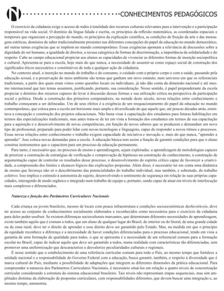 Didatismo e Conhecimento 159
CONHECIMENTOS PEDAGÓGICOS
O exercício da cidadania exige o acesso de todos à totalidade dos recursos culturais relevantes para a intervenção e a participação
responsável na vida social. O domínio da língua falada e escrita, os princípios da reflexão matemática, as coordenadas espaciais e
temporais que organizam a percepção do mundo, os princípios da explicação científica, as condições de fruição da arte e das mensa-
gens estéticas, domínios de saber tradicionalmente presentes nas diferentes concepções do papel da educação no mundo democrático,
até outras tantas exigências que se impõem no mundo contemporâneo. Essas exigências apontam a relevância de discussões sobre a
dignidade do ser humano, a igualdade de direitos, a recusa categórica de formas de discriminação, a importância da solidariedade e do
respeito. Cabe ao campo educacional propiciar aos alunos as capacidades de vivenciar as diferentes formas de inserção sociopolítica
e cultural. Apresenta-se para a escola, hoje mais do que nunca, a necessidade de assumir-se como espaço social de construção dos
significados éticos necessários e constitutivos de toda e qualquer ação de cidadania.
No contexto atual, a inserção no mundo do trabalho e do consumo, o cuidado com o próprio corpo e com a saúde, passando pela
educação sexual, e a preservação do meio ambiente são temas que ganham um novo estatuto, num universo em que os referenciais
tradicionais, a partir dos quais eram vistos como questões locais ou individuais, já não dão conta da dimensão nacional e até mes-
mo internacional que tais temas assumem, justificando, portanto, sua consideração. Nesse sentido, é papel preponderante da escola
propiciar o domínio dos recursos capazes de levar à discussão dessas formas e sua utilização crítica na perspectiva da participação
social e política. Desde a construção dos primeiros computadores, na metade deste século, novas relações entre conhecimento e
trabalho começaram a ser delineadas. Um de seus efeitos é a exigência de um reequacionamento do papel da educação no mundo
contemporâneo, que coloca para a escola um horizonte mais amplo e diversificado do que aquele que, até poucas décadas atrás, orien-
tava a concepção e construção dos projetos educacionais. Não basta visar à capacitação dos estudantes para futuras habilitações em
termos das especializações tradicionais, mas antes trata-se de ter em vista a formação dos estudantes em termos de sua capacitação
para a aquisição e o desenvolvimento de novas competências, em função de novos saberes que se produzem e demandam um novo
tipo de profissional, preparado para poder lidar com novas tecnologias e linguagens, capaz de responder a novos ritmos e processos.
Essas novas relações entre conhecimento e trabalho exigem capacidade de iniciativa e inovação e, mais do que nunca, “aprender a
aprender”. Isso coloca novas demandas para a escola. A educação básica tem assim a função de garantir condições para que o aluno
construa instrumentos que o capacitem para um processo de educação permanente.
Para tanto, é necessário que, no processo de ensino e aprendizagem, sejam exploradas: a aprendizagem de metodologias capazes
de priorizar a construção de estratégias de verificação e comprovação de hipóteses na construção do conhecimento, a construção de
argumentação capaz de controlar os resultados desse processo, o desenvolvimento do espírito crítico capaz de favorecer a criativi-
dade, a compreensão dos limites e alcances lógicos das explicações propostas. Além disso, é necessário ter em conta uma dinâmica
de ensino que favoreça não só o descobrimento das potencialidades do trabalho individual, mas também, e sobretudo, do trabalho
coletivo. Isso implica o estímulo à autonomia do sujeito, desenvolvendo o sentimento de segurança em relação às suas próprias capa-
cidades, interagindo de modo orgânico e integrado num trabalho de equipe e, portanto, sendo capaz de atuar em níveis de interlocução
mais complexos e diferenciados.
Natureza e função dos Parâmetros Curriculares Nacionais
Cada criança ou jovem brasileiro, mesmo de locais com pouca infraestrutura e condições socioeconômicas desfavoráveis, deve
ter acesso ao conjunto de conhecimentos socialmente elaborados e reconhecidos como necessários para o exercício da cidadania
para deles poder usufruir. Se existem diferenças socioculturais marcantes, que determinam diferentes necessidades de aprendizagem,
existe também aquilo que é comum a todos, que um aluno de qualquer lugar do Brasil, do interior ou do litoral, de uma grande cidade
ou da zona rural, deve ter o direito de aprender e esse direito deve ser garantido pelo Estado. Mas, na medida em que o princípio
da equidade reconhece a diferença e a necessidade de haver condições diferenciadas para o processo educacional, tendo em vista a
garantia de uma formação de qualidade para todos, o que se apresenta é a necessidade de um referencial comum para a formação
escolar no Brasil, capaz de indicar aquilo que deve ser garantido a todos, numa realidade com características tão diferenciadas, sem
promover uma uniformização que descaracterize e desvalorize peculiaridades culturais e regionais.
É nesse sentido que o estabelecimento de uma referência curricular comum para todo o País, ao mesmo tempo que fortalece a
unidade nacional e a responsabilidade do Governo Federal com a educação, busca garantir, também, o respeito à diversidade que é
marca cultural do País, mediante a possibilidade de adaptações que integrem as diferentes dimensões da prática educacional. Para
compreender a natureza dos Parâmetros Curriculares Nacionais, é necessário situá-los em relação a quatro níveis de concretização
curricular considerando a estrutura do sistema educacional brasileiro. Tais níveis não representam etapas sequenciais, mas sim am-
plitudes distintas da elaboração de propostas curriculares, com responsabilidades diferentes, que devem buscar uma integração e, ao
mesmo tempo, autonomia.
 