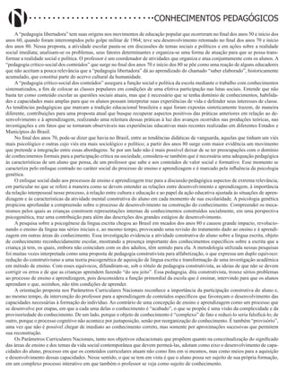 Didatismo e Conhecimento 162
CONHECIMENTOS PEDAGÓGICOS
A “pedagogia libertadora” tem suas origens nos movimentos de educação popular que ocorreram no final dos anos 50 e início dos
anos 60, quando foram interrompidos pelo golpe militar de 1964; teve seu desenvolvimento retomado no final dos anos 70 e início
dos anos 80. Nessa proposta, a atividade escolar pauta-se em discussões de temas sociais e políticos e em ações sobre a realidade
social imediata; analisam-se os problemas, seus fatores determinantes e organiza-se uma forma de atuação para que se possa trans-
formar a realidade social e política. O professor é um coordenador de atividades que organiza e atua conjuntamente com os alunos. A
“pedagogia crítico-social dos conteúdos” que surge no final dos anos 70 e início dos 80 se põe como uma reação de alguns educadores
que não aceitam a pouca relevância que a “pedagogia libertadora” dá ao aprendizado do chamado “saber elaborado”, historicamente
acumulado, que constitui parte do acervo cultural da humanidade.
A “pedagogia crítico-social dos conteúdos” assegura a função social e política da escola mediante o trabalho com conhecimentos
sistematizados, a fim de colocar as classes populares em condições de uma efetiva participação nas lutas sociais. Entende que não
basta ter como conteúdo escolar as questões sociais atuais, mas que é necessário que se tenha domínio de conhecimentos, habilida-
des e capacidades mais amplas para que os alunos possam interpretar suas experiências de vida e defender seus interesses de classe.
As tendências pedagógicas que marcam a tradição educacional brasileira e aqui foram expostas sinteticamente trazem, de maneira
diferente, contribuições para uma proposta atual que busque recuperar aspectos positivos das práticas anteriores em relação ao de-
senvolvimento e à aprendizagem, realizando uma releitura dessas práticas à luz dos avanços ocorridos nas produções teóricas, nas
investigações e em fatos que se tornaram observáveis nas experiências educativas mais recentes realizadas em diferentes Estados e
Municípios do Brasil.
No final dos anos 70, pode-se dizer que havia no Brasil, entre as tendências didáticas de vanguarda, aquelas que tinham um viés
mais psicológico e outras cujo viés era mais sociológico e político; a partir dos anos 80 surge com maior evidência um movimento
que pretende a integração entre essas abordagens. Se por um lado não é mais possível deixar de se ter preocupações com o domínio
de conhecimentos formais para a participação crítica na sociedade, considera-se também que é necessária uma adequação pedagógica
às características de um aluno que pensa, de um professor que sabe e aos conteúdos de valor social e formativo. Esse momento se
caracteriza pelo enfoque centrado no caráter social do processo de ensino e aprendizagem e é marcado pela influência da psicologia
genética.
O enfoque social dado aos processos de ensino e aprendizagem traz para a discussão pedagógica aspectos de extrema relevância,
em particular no que se refere à maneira como se devem entender as relações entre desenvolvimento e aprendizagem, à importância
da relação interpessoal nesse processo, à relação entre cultura e educação e ao papel da ação educativa ajustada às situações de apren-
dizagem e às características da atividade mental construtiva do aluno em cada momento de sua escolaridade. A psicologia genética
propiciou aprofundar a compreensão sobre o processo de desenvolvimento na construção do conhecimento. Compreender os meca-
nismos pelos quais as crianças constroem representações internas de conhecimentos construídos socialmente, em uma perspectiva
psicogenética, traz uma contribuição para além das descrições dos grandes estágios de desenvolvimento.
A pesquisa sobre a psicogênese da língua escrita chegou ao Brasil em meados dos anos 80 e causou grande impacto, revolucio-
nando o ensino da língua nas séries iniciais e, ao mesmo tempo, provocando uma revisão do tratamento dado ao ensino e à aprendi-
zagem em outras áreas do conhecimento. Essa investigação evidencia a atividade construtiva do aluno sobre a língua escrita, objeto
de conhecimento reconhecidamente escolar, mostrando a presença importante dos conhecimentos específicos sobre a escrita que a
criança já tem, os quais, embora não coincidam com os dos adultos, têm sentido para ela. A metodologia utilizada nessas pesquisas
foi muitas vezes interpretada como uma proposta de pedagogia construtivista para alfabetização, o que expressa um duplo equívoco:
redução do construtivismo a uma teoria psicogenética de aquisição de língua escrita e transformação de uma investigação acadêmica
em método de ensino. Com esses equívocos, difundiram-se, sob o rótulo de pedagogia construtivista, as ideias de que não se devem
corrigir os erros e de que as crianças aprendem fazendo “do seu jeito”. Essa pedagogia, dita construtivista, trouxe sérios problemas
ao processo de ensino e aprendizagem, pois desconsidera a função primordial da escola que é ensinar, intervindo para que os alunos
aprendam o que, sozinhos, não têm condições de aprender.
A orientação proposta nos Parâmetros Curriculares Nacionais reconhece a importância da participação construtiva do aluno e,
ao mesmo tempo, da intervenção do professor para a aprendizagem de conteúdos específicos que favoreçam o desenvolvimento das
capacidades necessárias à formação do indivíduo. Ao contrário de uma concepção de ensino e aprendizagem como um processo que
se desenvolve por etapas, em que a cada uma delas o conhecimento é “acabado”, o que se propõe é uma visão da complexidade e da
provisoriedade do conhecimento. De um lado, porque o objeto de conhecimento é “complexo” de fato e reduzi-lo seria falsificá-lo; de
outro, porque o processo cognitivo não acontece por justaposição, senão por reorganização do conhecimento. É também “provisório”,
uma vez que não é possível chegar de imediato ao conhecimento correto, mas somente por aproximações sucessivas que permitem
sua reconstrução.
Os Parâmetros Curriculares Nacionais, tanto nos objetivos educacionais que propõem quanto na conceitualização do significado
das áreas de ensino e dos temas da vida social contemporânea que devem permeá-las, adotam como eixo o desenvolvimento de capa-
cidades do aluno, processo em que os conteúdos curriculares atuam não como fins em si mesmos, mas como meios para a aquisição
e desenvolvimento dessas capacidades. Nesse sentido, o que se tem em vista é que o aluno possa ser sujeito de sua própria formação,
em um complexo processo interativo em que também o professor se veja como sujeito de conhecimento.
 