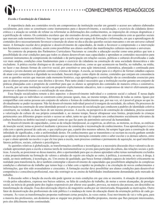 Didatismo e Conhecimento 163
CONHECIMENTOS PEDAGÓGICOS
Escola e Constituição da Cidadania
A importância dada aos conteúdos revela um compromisso da instituição escolar em garantir o acesso aos saberes elaborados
socialmente, pois estes se constituem como instrumentos para o desenvolvimento, a socialização, o exercício da cidadania demo-
crática e a atuação no sentido de refutar ou reformular as deformações dos conhecimentos, as imposições de crenças dogmáticas e
a petrificação de valores. Os conteúdos escolares que são ensinados devem, portanto, estar em consonância com as questões sociais
que marcam cada momento histórico. Isso requer que a escola seja um espaço de formação e informação, em que a aprendizagem de
conteúdos deve necessariamente favorecer a inserção do aluno no dia-a-dia das questões sociais marcantes e em um universo cultural
maior. A formação escolar deve propiciar o desenvolvimento de capacidades, de modo a favorecer a compreensão e a intervenção
nos fenômenos sociais e culturais, assim como possibilitar aos alunos usufruir das manifestações culturais nacionais e universais.
No contexto da proposta dos Parâmetros Curriculares Nacionais se concebe a educação escolar como uma prática que tem a
possibilidade de criar condições para que todos os alunos desenvolvam suas capacidades e aprendam os conteúdos necessários para
construir instrumentos de compreensão da realidade e de participação em relações sociais, políticas e culturais diversificadas e cada
vez mais amplas, condições estas fundamentais para o exercício da cidadania na construção de uma sociedade democrática e não
excludente. A prática escolar distingue-se de outras práticas educativas, como as que acontecem na família, no trabalho, na mídia,
no lazer e nas demais formas de convívio social, por constituir-se uma ação intencional, sistemática, planejada e continuada para
crianças e jovens durante um período contínuo e extenso de tempo. A escola, ao tomar para si o objetivo de formar cidadãos capazes
de atuar com competência e dignidade na sociedade, buscará eleger, como objeto de ensino, conteúdos que estejam em consonância
com as questões sociais que marcam cada momento histórico, cuja aprendizagem e assimilação são as consideradas essenciais para
que os alunos possam exercer seus direitos e deveres. Para tanto ainda é necessário que a instituição escolar garanta um conjunto de
práticas planejadas com o propósito de contribuir para que os alunos se apropriem dos conteúdos de maneira crítica e construtiva.
A escola, por ser uma instituição social com propósito explicitamente educativo, tem o compromisso de intervir efetivamente para
promover o desenvolvimento e a socialização de seus alunos.
Essa função socializadora remete a dois aspectos: o desenvolvimento individual e o contexto social e cultural. É nessa dupla
determinação que os indivíduos se constroem como pessoas iguais, mas, ao mesmo tempo, diferentes de todas as outras. Iguais por
compartilhar com outras pessoas um conjunto de saberes e formas de conhecimento que, por sua vez, só é possível graças ao que in-
dividualmente se puder incorporar. Não há desenvolvimento individual possível à margem da sociedade, da cultura. Os processos de
diferenciação na construção de uma identidade pessoal e os processos de socialização que conduzem a padrões de identidade coletiva
constituem, na verdade, as duas faces de um mesmo processo. A escola, na perspectiva de construção de cidadania, precisa assumir
a valorização da cultura de sua própria comunidade e, ao mesmo tempo, buscar ultrapassar seus limites, propiciando às crianças
pertencentes aos diferentes grupos sociais o acesso ao saber, tanto no que diz respeito aos conhecimentos socialmente relevantes da
cultura brasileira no âmbito nacional e regional como no que faz parte do patrimônio universal da humanidade.
O desenvolvimento de capacidades, como as de relação interpessoal, as cognitivas, as afetivas, as motoras, as éticas, as estéticas
de inserção social, torna-se possível mediante o processo de construção e reconstrução de conhecimentos. Essa aprendizagem é exer-
cida com o aporte pessoal de cada um, o que explica por que, a partir dos mesmos saberes, há sempre lugar para a construção de uma
infinidade de significados, e não a uniformidade destes. Os conhecimentos que se transmitem e se recriam na escola ganham sentido
quando são produtos de uma construção dinâmica que se opera na interação constante entre o saber escolar e os demais saberes, entre
o que o aluno aprende na escola e o que ele traz para a escola, num processo contínuo e permanente de aquisição, no qual interferem
fatores políticos, sociais, culturais e psicológicos.
As questões relativas à globalização, as transformações científicas e tecnológicas e a necessária discussão ético-valorativa da so-
ciedade apresentam para a escola a imensa tarefa de instrumentalizar os jovens para participar da cultura, das relações sociais e polí-
ticas. A escola, ao posicionar-se dessa maneira, abre a oportunidade para que os alunos aprendam sobre temas normalmente excluídos
e atua propositalmente na formação de valores e atitudes do sujeito em relação ao outro, à política, à economia, ao sexo, à droga, à
saúde, ao meio ambiente, à tecnologia, etc. Um ensino de qualidade, que busca formar cidadãos capazes de interferir criticamente na
realidade para transformá-la, deve também contemplar o desenvolvimento de capacidades que possibilitem adaptações às complexas
condições e alternativas de trabalho que temos hoje e a lidar com a rapidez na produção e na circulação de novos conhecimentos e
informações, que têm sido avassaladores e crescentes. A formação escolar deve possibilitar aos alunos condições para desenvolver
competência e consciência profissional, mas não restringir-se ao ensino de habilidades imediatamente demandadas pelo mercado de
trabalho.
A discussão sobre a função da escola não pode ignorar as reais condições em que esta se encontra. A situação de precariedade
vivida pelos educadores, expressa nos baixos salários, na falta de condições de trabalho, de metas a serem alcançadas, de prestígio
social, na inércia de grande parte dos órgãos responsáveis por alterar esse quadro, provoca, na maioria das pessoas, um descrédito na
transformação da situação. Essa desvalorização objetiva do magistério acaba por ser interiorizada, bloqueando as motivações. Outro
fator de desmotivação dos profissionais da rede pública é a mudança de rumo da educação diante da orientação política de cada go-
vernante. Às vezes as transformações propostas reafirmam certas posições, às vezes outras. Esse movimento de vai e volta gera, para
a maioria dos professores, um desânimo para se engajar nos projetos de trabalho propostos, mesmo que lhes pareçam interessantes,
pois eles dificilmente terão continuidade.
 