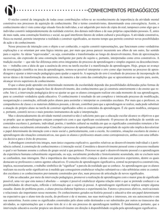 Didatismo e Conhecimento 165
CONHECIMENTOS PEDAGÓGICOS
O núcleo central da integração de todas essas contribuições refere-se ao reconhecimento da importância da atividade mental
construtiva nos processos de aquisição de conhecimento. Daí o termo construtivismo, denominando essa convergência. Assim, o
conhecimento não é visto como algo situado fora do indivíduo, a ser adquirido por meio de cópia do real, tampouco como algo que o
indivíduo constrói independentemente da realidade exterior, dos demais indivíduos e de suas próprias capacidades pessoais. É, antes
de mais nada, uma construção histórica e social, na qual interferem fatores de ordem cultural e psicológica. A atividade construtiva,
física ou mental, permite interpretar a realidade e construir significados, ao mesmo tempo que permite construir novas possibilidades
de ação e de conhecimento.
Nesse processo de interação com o objeto a ser conhecido, o sujeito constrói representações, que funcionam como verdadeiras
explicações e se orientam por uma lógica interna que, por mais que possa parecer incoerente aos olhos de um outro, faz sentido
para o sujeito. As ideias “equivocadas”, ou seja, construídas e transformadas ao longo do desenvolvimento, fruto de aproximações
sucessivas, são expressão de uma construção inteligente por parte do sujeito e, portanto, interpretadas como erros construtivos. A
tradição escolar — que não faz diferença entre erros integrantes do processo de aprendizagem e simples enganos ou desconhecimen-
tos — trabalha com a ideia de que a ausência de erros na tarefa escolar é a manifestação da aprendizagem. Hoje, graças ao avanço
da investigação científica na área da aprendizagem, tornou-se possível interpretar o erro como algo inerente ao processo de apren-
dizagem e ajustar a intervenção pedagógica para ajudar a superá-lo. A superação do erro é resultado do processo de incorporação de
novas ideias e de transformação das anteriores, de maneira a dar conta das contradições que se apresentarem ao sujeito para, assim,
alcançar níveis superiores de conhecimento.
O que o aluno pode aprender em determinado momento da escolaridade depende das possibilidades delineadas pelas formas de
pensamento de que dispõe naquela fase de desenvolvimento, dos conhecimentos que já construiu anteriormente e do ensino que re-
cebe. Isto é, a intervenção pedagógica deve-se ajustar ao que os alunos conseguem realizar em cada momento de sua aprendizagem,
para se constituir verdadeira ajuda educativa. O conhecimento é resultado de um complexo e intrincado processo de modificação,
reorganização e construção, utilizado pelos alunos para assimilar e interpretar os conteúdos escolares. Por mais que o professor, os
companheiros de classe e os materiais didáticos possam, e devam, contribuir para que a aprendizagem se realize, nada pode substituir
a atuação do próprio aluno na tarefa de construir significados sobre os conteúdos da aprendizagem. É ele quem modifica, enriquece
e, portanto, constrói novos e mais potentes instrumentos de ação e interpretação.
Mas o desencadeamento da atividade mental construtiva não é suficiente para que a educação escolar alcance os objetivos a que
se propõe: que as aprendizagens estejam compatíveis com o que significam socialmente. O processo de atribuição de sentido aos
conteúdos escolares é, portanto, individual; porém, é também cultural na medida em que os significados construídos remetem a for-
mas e saberes socialmente estruturados. Conceber o processo de aprendizagem como propriedade do sujeito não implica desvalorizar
o papel determinante da interação com o meio social e, particularmente, com a escola. Ao contrário, situações escolares de ensino e
aprendizagem são situações comunicativas, nas quais os alunos e professores atuam como corresponsáveis, ambos com uma influên-
cia decisiva para o êxito do processo.
A abordagem construtivista integra, num único esquema explicativo, questões relativas ao desenvolvimento individual e à perti-
nência cultural, à construção de conhecimentos e à interação social. Considera o desenvolvimento pessoal como o processo mediante
o qual o ser humano assume a cultura do grupo social a que pertence. Processo no qual o desenvolvimento pessoal e a aprendizagem
da experiência humana culturalmente organizada, ou seja, socialmente produzida e historicamente acumulada, não se excluem nem
se confundem, mas interagem. Daí a importância das interações entre crianças e destas com parceiros experientes, dentre os quais
destacam-se professores e outros agentes educativos. O conceito de aprendizagem significativa, central na perspectiva construtivista,
implica, necessariamente, o trabalho simbólico de “significar” a parcela da realidade que se conhece. As aprendizagens que os alunos
realizam na escola serão significativas à medida que conseguirem estabelecer relações substantivas e não-arbitrárias entre os conteú-
dos escolares e os conhecimentos previamente construídos por eles, num processo de articulação de novos significados.
Cabe ao educador, por meio da intervenção pedagógica, promover a realização de aprendizagens com o maior grau de significado
possível, uma vez que esta nunca é absoluta — sempre é possível estabelecer alguma relação entre o que se pretende conhecer e as
possibilidades de observação, reflexão e informação que o sujeito já possui. A aprendizagem significativa implica sempre alguma
ousadia: diante do problema posto, o aluno precisa elaborar hipóteses e experimentá-las. Fatores e processos afetivos, motivacionais
e relacionais são importantes nesse momento. Os conhecimentos gerados na história pessoal e educativa têm um papel determinante
na expectativa que o aluno tem da escola, do professor e de si mesmo, nas suas motivações e interesses, em seu autoconceito e em
sua autoestima. Assim como os significados construídos pelo aluno estão destinados a ser substituídos por outros no transcurso das
atividades, as representações que o aluno tem de si e de seu processo de aprendizagem também. É fundamental, portanto, que a
intervenção educativa escolar propicie um desenvolvimento em direção à disponibilidade exigida pela aprendizagem significativa.
 