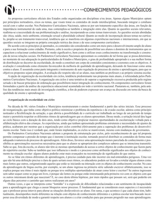 Didatismo e Conhecimento 167
CONHECIMENTOS PEDAGÓGICOS
As propostas curriculares oficiais dos Estados estão organizadas em disciplinas e/ou áreas. Apenas alguns Municípios optam
por princípios norteadores, eixos ou temas, que visam tratar os conteúdos de modo interdisciplinar, buscando integrar o cotidiano
social com o saber escolar. Nos Parâmetros Curriculares Nacionais, optou-se por um tratamento específico das áreas, em função da
importância instrumental de cada uma, mas contemplou-se também a integração entre elas. Quanto às questões sociais relevantes,
reafirma-se a necessidade de sua problematização e análise, incorporando-as como temas transversais. As questões sociais abordadas
são: ética, saúde, meio ambiente, orientação sexual e pluralidade cultural. Quanto ao modo de incorporação desses temas no currícu-
lo, propõe-se um tratamento transversal, tendência que se manifesta em algumas experiências nacionais e internacionais, em que as
questões sociais se integram na própria concepção teórica das áreas e de seus componentes curriculares.
De acordo com os princípios já apontados, os conteúdos são considerados como um meio para o desenvolvimento amplo do aluno
e para a sua formação como cidadão. Portanto, cabe à escola o propósito de possibilitar aos alunos o domínio de instrumentos que os
capacitem a relacionar conhecimentos de modo significativo, bem como a utilizar esses conhecimentos na transformação e constru-
ção de novas relações sociais. Os Parâmetros Curriculares Nacionais apresentam os conteúdos de tal forma que se possa determinar,
no momento de sua adequação às particularidades de Estados e Municípios, o grau de profundidade apropriado e a sua melhor forma
de distribuição no decorrer da escolaridade, de modo a constituir um corpo de conteúdos consistentes e coerentes com os objetivos. A
avaliação é considerada como elemento favorecedor da melhoria de qualidade da aprendizagem, deixando de funcionar como arma
contra o aluno. É assumida como parte integrante e instrumento de auto regulação do processo de ensino e aprendizagem, para que os
objetivos propostos sejam atingidos. A avaliação diz respeito não só ao aluno, mas também ao professor e ao próprio sistema escolar.
A opção de organização da escolaridade em ciclos, tendência predominante nas propostas mais atuais, é referendada pelos Parâ-
metros Curriculares Nacionais. A organização em ciclos é uma tentativa de superar a segmentação excessiva produzida pelo regime
seriado e de buscar princípios de ordenação que possibilitem maior integração do conhecimento. Os componentes curriculares foram
formulados a partir da análise da experiência educacional acumulada em todo o território nacional. Pautaram-se, também, pela aná-
lise das tendências mais atuais de investigação científica, a fim de poderem expressar um avanço na discussão em torno da busca de
qualidade de ensino e aprendizagem.
A organização da escolaridade em ciclos
Na década de 80, vários Estados e Municípios reestruturaram o ensino fundamental a partir das séries iniciais. Esse processo
de reorganização, que tinha como objetivo político minimizar o problema da repetência e da evasão escolar, adotou como princípio
norteador a flexibilização da seriação, o que abriria a possibilidade de o currículo ser trabalhado ao longo de um período de tempo
maior e permitiria respeitar os diferentes ritmos de aprendizagem que os alunos apresentam. Desse modo, a seriação inicial deu lugar
ao ciclo básico com a duração de dois anos, tendo como objetivo propiciar maiores oportunidades de escolarização voltada para a
alfabetização efetiva das crianças. As experiências, ainda que tenham apresentado problemas estruturais e necessidades de ajustes da
prática, acabaram por mostrar que a organização por ciclos contribui efetivamente para a superação dos problemas do desenvolvi-
mento escolar. Tanto isso é verdade que, onde foram implantados, os ciclos se mantiveram, mesmo com mudanças de governantes.
Os Parâmetros Curriculares Nacionais adotam a proposta de estruturação por ciclos, pelo reconhecimento de que tal proposta
permite compensar a pressão do tempo que é inerente à instituição escolar, tornando possível distribuir os conteúdos de forma mais
adequada à natureza do processo de aprendizagem. Além disso, favorece uma apresentação menos parcelada do conhecimento e pos-
sibilita as aproximações sucessivas necessárias para que os alunos se apropriem dos complexos saberes que se intenciona transmitir.
Sabe-se que, fora da escola, os alunos não têm as mesmas oportunidades de acesso a certos objetos de conhecimento que fazem parte
do repertório escolar. Sabe-se também que isso influencia o modo e o processo como atribuirão significados aos objetos de conheci-
mento na situação escolar: alguns alunos poderão estar mais avançados na reconstrução de significados do que outros.
Ao se falar em ritmos diferentes de aprendizagem, é preciso cuidado para não incorrer em mal-entendidos perigosos. Uma vez
que não há uma definição precisa e clara de quais seriam esses ritmos, os educadores podem ser levados a rotular alguns alunos como
mais lentos que outros, estigmatizando aqueles que estão se iniciando na interação com os objetos de conhecimento escolar. No caso
da aprendizagem da língua escrita, por exemplo, se um aluno ingressa na primeira série sabendo escrever alfabeticamente, isso se
explica porque seu ritmo é mais rápido ou porque teve múltiplas oportunidades de atuar como leitor e escritor? Se outros ingressam
sem saber sequer como se pega um livro, é porque são lentos ou porque estão interatuando pela primeira vez com os objetos com que
os outros interatuam desde que nasceram? E, no caso desta última hipótese, por mais rápidos que possam ser, será que poderão em
alguns dias percorrer o caminho que outros realizaram em anos?
Outras vezes, o que se interpreta como “lentidão” é a expressão de dificuldades relacionadas a um sentimento de incapacidade
para a aprendizagem que chega a causar bloqueios nesse processo. É fundamental que se considerem esses aspectos e é necessário
que o professor possa intervir para alterar as situações desfavoráveis ao aluno. Em suma, o que acontece é que cada aluno tem, habi-
tualmente, desempenhos muito diferentes na relação com objetos de conhecimento diferentes e a prática escolar tem buscado incor-
porar essa diversidade de modo a garantir respeito aos alunos e a criar condições para que possam progredir nas suas aprendizagens.
 