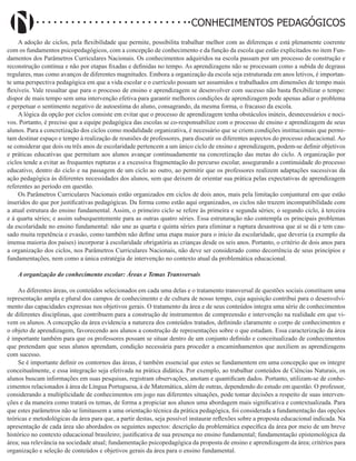 Didatismo e Conhecimento 168
CONHECIMENTOS PEDAGÓGICOS
A adoção de ciclos, pela flexibilidade que permite, possibilita trabalhar melhor com as diferenças e está plenamente coerente
com os fundamentos psicopedagógicos, com a concepção de conhecimento e da função da escola que estão explicitados no item Fun-
damentos dos Parâmetros Curriculares Nacionais. Os conhecimentos adquiridos na escola passam por um processo de construção e
reconstrução contínua e não por etapas fixadas e definidas no tempo. As aprendizagens não se processam como a subida de degraus
regulares, mas como avanços de diferentes magnitudes. Embora a organização da escola seja estruturada em anos letivos, é importan-
te uma perspectiva pedagógica em que a vida escolar e o currículo possam ser assumidos e trabalhados em dimensões de tempo mais
flexíveis. Vale ressaltar que para o processo de ensino e aprendizagem se desenvolver com sucesso não basta flexibilizar o tempo:
dispor de mais tempo sem uma intervenção efetiva para garantir melhores condições de aprendizagem pode apenas adiar o problema
e perpetuar o sentimento negativo de autoestima do aluno, consagrando, da mesma forma, o fracasso da escola.
A lógica da opção por ciclos consiste em evitar que o processo de aprendizagem tenha obstáculos inúteis, desnecessários e noci-
vos. Portanto, é preciso que a equipe pedagógica das escolas se co-responsabilize com o processo de ensino e aprendizagem de seus
alunos. Para a concretização dos ciclos como modalidade organizativa, é necessário que se criem condições institucionais que permi-
tam destinar espaço e tempo à realização de reuniões de professores, para discutir os diferentes aspectos do processo educacional. Ao
se considerar que dois ou três anos de escolaridade pertencem a um único ciclo de ensino e aprendizagem, podem-se definir objetivos
e práticas educativas que permitam aos alunos avançar continuadamente na concretização das metas do ciclo. A organização por
ciclos tende a evitar as frequentes rupturas e a excessiva fragmentação do percurso escolar, assegurando a continuidade do processo
educativo, dentro do ciclo e na passagem de um ciclo ao outro, ao permitir que os professores realizem adaptações sucessivas da
ação pedagógica às diferentes necessidades dos alunos, sem que deixem de orientar sua prática pelas expectativas de aprendizagem
referentes ao período em questão.
Os Parâmetros Curriculares Nacionais estão organizados em ciclos de dois anos, mais pela limitação conjuntural em que estão
inseridos do que por justificativas pedagógicas. Da forma como estão aqui organizados, os ciclos não trazem incompatibilidade com
a atual estrutura do ensino fundamental. Assim, o primeiro ciclo se refere às primeira e segunda séries; o segundo ciclo, à terceira
e à quarta séries; e assim subsequentemente para as outras quatro séries. Essa estruturação não contempla os principais problemas
da escolaridade no ensino fundamental: não une as quarta e quinta séries para eliminar a ruptura desastrosa que aí se dá e tem cau-
sado muita repetência e evasão, como também não define uma etapa maior para o início da escolaridade, que deveria (a exemplo da
imensa maioria dos países) incorporar à escolaridade obrigatória as crianças desde os seis anos. Portanto, o critério de dois anos para
a organização dos ciclos, nos Parâmetros Curriculares Nacionais, não deve ser considerado como decorrência de seus princípios e
fundamentações, nem como a única estratégia de intervenção no contexto atual da problemática educacional.
A organização do conhecimento escolar: Áreas e Temas Transversais
As diferentes áreas, os conteúdos selecionados em cada uma delas e o tratamento transversal de questões sociais constituem uma
representação ampla e plural dos campos de conhecimento e de cultura de nosso tempo, cuja aquisição contribui para o desenvolvi-
mento das capacidades expressas nos objetivos gerais. O tratamento da área e de seus conteúdos integra uma série de conhecimentos
de diferentes disciplinas, que contribuem para a construção de instrumentos de compreensão e intervenção na realidade em que vi-
vem os alunos. A concepção da área evidencia a natureza dos conteúdos tratados, definindo claramente o corpo de conhecimentos e
o objeto de aprendizagem, favorecendo aos alunos a construção de representações sobre o que estudam. Essa caracterização da área
é importante também para que os professores possam se situar dentro de um conjunto definido e conceitualizado de conhecimentos
que pretendam que seus alunos aprendam, condição necessária para proceder a encaminhamentos que auxiliem as aprendizagens
com sucesso.
Se é importante definir os contornos das áreas, é também essencial que estes se fundamentem em uma concepção que os integre
conceitualmente, e essa integração seja efetivada na prática didática. Por exemplo, ao trabalhar conteúdos de Ciências Naturais, os
alunos buscam informações em suas pesquisas, registram observações, anotam e quantificam dados. Portanto, utilizam-se de conhe-
cimentos relacionados à área de Língua Portuguesa, à de Matemática, além de outras, dependendo do estudo em questão. O professor,
considerando a multiplicidade de conhecimentos em jogo nas diferentes situações, pode tomar decisões a respeito de suas interven-
ções e da maneira como tratará os temas, de forma a propiciar aos alunos uma abordagem mais significativa e contextualizada. Para
que estes parâmetros não se limitassem a uma orientação técnica da prática pedagógica, foi considerada a fundamentação das opções
teóricas e metodológicas da área para que, a partir destas, seja possível instaurar reflexões sobre a proposta educacional indicada. Na
apresentação de cada área são abordados os seguintes aspectos: descrição da problemática específica da área por meio de um breve
histórico no contexto educacional brasileiro; justificativa de sua presença no ensino fundamental; fundamentação epistemológica da
área; sua relevância na sociedade atual; fundamentação psicopedagógica da proposta de ensino e aprendizagem da área; critérios para
organização e seleção de conteúdos e objetivos gerais da área para o ensino fundamental.
 