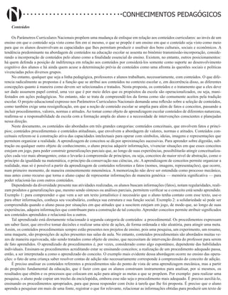 Didatismo e Conhecimento 171
CONHECIMENTOS PEDAGÓGICOS
Conteúdos
Os Parâmetros Curriculares Nacionais propõem uma mudança de enfoque em relação aos conteúdos curriculares: ao invés de um
ensino em que o conteúdo seja visto como fim em si mesmo, o que se propõe é um ensino em que o conteúdo seja visto como meio
para que os alunos desenvolvam as capacidades que lhes permitam produzir e usufruir dos bens culturais, sociais e econômicos. A
tendência predominante na abordagem de conteúdos na educação escolar se assenta no binômio transmissão-incorporação, conside-
rando a incorporação de conteúdos pelo aluno como a finalidade essencial do ensino. Existem, no entanto, outros posicionamentos:
há quem defenda a posição de indiferença em relação aos conteúdos por considerá-los somente como suporte ao desenvolvimento
cognitivo dos alunos e há ainda quem acuse a determinação prévia de conteúdos como uma afronta às questões sociais e políticas
vivenciadas pelos diversos grupos.
No entanto, qualquer que seja a linha pedagógica, professores e alunos trabalham, necessariamente, com conteúdos. O que dife-
rencia radicalmente as propostas é a função que se atribui aos conteúdos no contexto escolar e, em decorrência disso, as diferentes
concepções quanto à maneira como devem ser selecionados e tratados. Nesta proposta, os conteúdos e o tratamento que a eles deve
ser dado assumem papel central, uma vez que é por meio deles que os propósitos da escola são operacionalizados, ou seja, mani-
festados em ações pedagógicas. No entanto, não se trata de compreendê-los da forma como são comumente aceitos pela tradição
escolar. O projeto educacional expresso nos Parâmetros Curriculares Nacionais demanda uma reflexão sobre a seleção de conteúdos,
como também exige uma ressignificação, em que a noção de conteúdo escolar se amplia para além de fatos e conceitos, passando a
incluir procedimentos, valores, normas e atitudes. Ao tomar como objeto de aprendizagem escolar conteúdos de diferentes naturezas,
reafirma-se a responsabilidade da escola com a formação ampla do aluno e a necessidade de intervenções conscientes e planejadas
nessa direção.
Neste documento, os conteúdos são abordados em três grandes categorias: conteúdos conceituais, que envolvem fatos e princí-
pios; conteúdos procedimentais e conteúdos atitudinais, que envolvem a abordagem de valores, normas e atitudes. Conteúdos con-
ceituais referem-se à construção ativa das capacidades intelectuais para operar com símbolos, ideias, imagens e representações que
permitem organizar a realidade. A aprendizagem de conceitos se dá por aproximações sucessivas. Para aprender sobre digestão, sub-
tração ou qualquer outro objeto de conhecimento, o aluno precisa adquirir informações, vivenciar situações em que esses conceitos
estejam em jogo, para poder construir generalizações parciais que, ao longo de suas experiências, possibilitarão atingir conceitualiza-
ções cada vez mais abrangentes; estas o levarão à compreensão de princípios, ou seja, conceitos de maior nível de abstração, como o
princípio da igualdade na matemática, o princípio da conservação nas ciências, etc. A aprendizagem de conceitos permite organizar a
realidade, mas só é possível a partir da aprendizagem de conteúdos referentes a fatos (nomes, imagens, representações), que ocorre,
num primeiro momento, de maneira eminentemente mnemônica. A memorização não deve ser entendida como processo mecânico,
mas antes como recurso que torna o aluno capaz de representar informações de maneira genérica — memória significativa — para
poder relacioná-las com outros conteúdos.
Dependendo da diversidade presente nas atividades realizadas, os alunos buscam informações (fatos), notam regularidades, reali-
zam produtos e generalizações que, mesmo sendo sínteses ou análises parciais, permitem verificar se o conceito está sendo aprendido.
Exemplo 1: para compreender o que vem a ser um texto jornalístico é necessário que o aluno tenha contato com esse texto, use-o
para obter informações, conheça seu vocabulário, conheça sua estrutura e sua função social. Exemplo 2: a solidariedade só pode ser
compreendida quando o aluno passa por situações em que atitudes que a suscitem estejam em jogo, de modo que, ao longo de suas
experiências, adquira informações que contribuam para a construção de tal conceito. Aprender conceitos permite atribuir significados
aos conteúdos aprendidos e relacioná-los a outros.
Tal aprendizado está diretamente relacionado à segunda categoria de conteúdos: a procedimental. Os procedimentos expressam
um saber fazer, que envolve tomar decisões e realizar uma série de ações, de forma ordenada e não aleatória, para atingir uma meta.
Assim, os conteúdos procedimentais sempre estão presentes nos projetos de ensino, pois uma pesquisa, um experimento, um resumo,
uma maquete, são proposições de ações presentes nas salas de aula. No entanto, conteúdos procedimentais são abordados muitas ve-
zes de maneira equivocada, não sendo tratados como objeto de ensino, que necessitam de intervenção direta do professor para serem
de fato aprendidos. O aprendizado de procedimentos é, por vezes, considerado como algo espontâneo, dependente das habilidades
individuais. Ensinam-se procedimentos acreditando estar se ensinando conceitos; a realização de um procedimento adequado passa,
então, a ser interpretada a como o aprendizado do conceito. O exemplo mais evidente dessa abordagem ocorre no ensino das opera-
ções: o fato de uma criança saber resolver contas de adição não necessariamente corresponde à compreensão do conceito de adição.
É preciso analisar os conteúdos referentes a procedimentos não do ponto de vista de uma aprendizagem mecânica, mas a partir
do propósito fundamental da educação, que é fazer com que os alunos construam instrumentos para analisar, por si mesmos, os
resultados que obtêm e os processos que colocam em ação para atingir as metas a que se propõem. Por exemplo: para realizar uma
pesquisa, o aluno pode copiar um trecho da enciclopédia, embora esse não seja o procedimento mais adequado. É preciso auxiliá-lo,
ensinando os procedimentos apropriados, para que possa responder com êxito à tarefa que lhe foi proposta. É preciso que o aluno
aprenda a pesquisar em mais de uma fonte, registrar o que for relevante, relacionar as informações obtidas para produzir um texto de
 