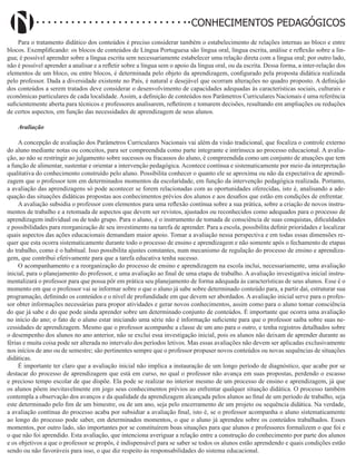 Didatismo e Conhecimento 173
CONHECIMENTOS PEDAGÓGICOS
Para o tratamento didático dos conteúdos é preciso considerar também o estabelecimento de relações internas ao bloco e entre
blocos. Exemplificando: os blocos de conteúdos de Língua Portuguesa são língua oral, língua escrita, análise e reflexão sobre a lín-
gua; é possível aprender sobre a língua escrita sem necessariamente estabelecer uma relação direta com a língua oral; por outro lado,
não é possível aprender a analisar e a refletir sobre a língua sem o apoio da língua oral, ou da escrita. Dessa forma, a inter-relação dos
elementos de um bloco, ou entre blocos, é determinada pelo objeto da aprendizagem, configurado pela proposta didática realizada
pelo professor. Dada a diversidade existente no País, é natural e desejável que ocorram alterações no quadro proposto. A definição
dos conteúdos a serem tratados deve considerar o desenvolvimento de capacidades adequadas às características sociais, culturais e
econômicas particulares de cada localidade. Assim, a definição de conteúdos nos Parâmetros Curriculares Nacionais é uma referência
suficientemente aberta para técnicos e professores analisarem, refletirem e tomarem decisões, resultando em ampliações ou reduções
de certos aspectos, em função das necessidades de aprendizagem de seus alunos.
Avaliação
A concepção de avaliação dos Parâmetros Curriculares Nacionais vai além da visão tradicional, que focaliza o controle externo
do aluno mediante notas ou conceitos, para ser compreendida como parte integrante e intrínseca ao processo educacional. A avalia-
ção, ao não se restringir ao julgamento sobre sucessos ou fracassos do aluno, é compreendida como um conjunto de atuações que tem
a função de alimentar, sustentar e orientar a intervenção pedagógica. Acontece contínua e sistematicamente por meio da interpretação
qualitativa do conhecimento construído pelo aluno. Possibilita conhecer o quanto ele se aproxima ou não da expectativa de aprendi-
zagem que o professor tem em determinados momentos da escolaridade, em função da intervenção pedagógica realizada. Portanto,
a avaliação das aprendizagens só pode acontecer se forem relacionadas com as oportunidades oferecidas, isto é, analisando a ade-
quação das situações didáticas propostas aos conhecimentos prévios dos alunos e aos desafios que estão em condições de enfrentar.
A avaliação subsidia o professor com elementos para uma reflexão contínua sobre a sua prática, sobre a criação de novos instru-
mentos de trabalho e a retomada de aspectos que devem ser revistos, ajustados ou reconhecidos como adequados para o processo de
aprendizagem individual ou de todo grupo. Para o aluno, é o instrumento de tomada de consciência de suas conquistas, dificuldades
e possibilidades para reorganização de seu investimento na tarefa de aprender. Para a escola, possibilita definir prioridades e localizar
quais aspectos das ações educacionais demandam maior apoio. Tomar a avaliação nessa perspectiva e em todas essas dimensões re-
quer que esta ocorra sistematicamente durante todo o processo de ensino e aprendizagem e não somente após o fechamento de etapas
do trabalho, como é o habitual. Isso possibilita ajustes constantes, num mecanismo de regulação do processo de ensino e aprendiza-
gem, que contribui efetivamente para que a tarefa educativa tenha sucesso.
O acompanhamento e a reorganização do processo de ensino e aprendizagem na escola inclui, necessariamente, uma avaliação
inicial, para o planejamento do professor, e uma avaliação ao final de uma etapa de trabalho. A avaliação investigativa inicial instru-
mentalizará o professor para que possa pôr em prática seu planejamento de forma adequada às características de seus alunos. Esse é o
momento em que o professor vai se informar sobre o que o aluno já sabe sobre determinado conteúdo para, a partir daí, estruturar sua
programação, definindo os conteúdos e o nível de profundidade em que devem ser abordados. A avaliação inicial serve para o profes-
sor obter informações necessárias para propor atividades e gerar novos conhecimentos, assim como para o aluno tomar consciência
do que já sabe e do que pode ainda aprender sobre um determinado conjunto de conteúdos. É importante que ocorra uma avaliação
no início do ano; o fato de o aluno estar iniciando uma série não é informação suficiente para que o professor saiba sobre suas ne-
cessidades de aprendizagem. Mesmo que o professor acompanhe a classe de um ano para o outro, e tenha registros detalhados sobre
o desempenho dos alunos no ano anterior, não se exclui essa investigação inicial, pois os alunos não deixam de aprender durante as
férias e muita coisa pode ser alterada no intervalo dos períodos letivos. Mas essas avaliações não devem ser aplicadas exclusivamente
nos inícios de ano ou de semestre; são pertinentes sempre que o professor propuser novos conteúdos ou novas sequências de situações
didáticas.
É importante ter claro que a avaliação inicial não implica a instauração de um longo período de diagnóstico, que acabe por se
destacar do processo de aprendizagem que está em curso, no qual o professor não avança em suas propostas, perdendo o escasso
e precioso tempo escolar de que dispõe. Ela pode se realizar no interior mesmo de um processo de ensino e aprendizagem, já que
os alunos põem inevitavelmente em jogo seus conhecimentos prévios ao enfrentar qualquer situação didática. O processo também
contempla a observação dos avanços e da qualidade da aprendizagem alcançada pelos alunos ao final de um período de trabalho, seja
este determinado pelo fim de um bimestre, ou de um ano, seja pelo encerramento de um projeto ou sequência didática. Na verdade,
a avaliação contínua do processo acaba por subsidiar a avaliação final, isto é, se o professor acompanha o aluno sistematicamente
ao longo do processo pode saber, em determinados momentos, o que o aluno já aprendeu sobre os conteúdos trabalhados. Esses
momentos, por outro lado, são importantes por se constituírem boas situações para que alunos e professores formalizem o que foi e
o que não foi aprendido. Esta avaliação, que intenciona averiguar a relação entre a construção do conhecimento por parte dos alunos
e os objetivos a que o professor se propôs, é indispensável para se saber se todos os alunos estão aprendendo e quais condições estão
sendo ou não favoráveis para isso, o que diz respeito às responsabilidades do sistema educacional.
 