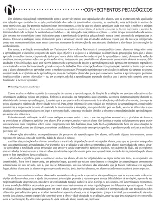 Didatismo e Conhecimento 174
CONHECIMENTOS PEDAGÓGICOS
Um sistema educacional comprometido com o desenvolvimento das capacidades dos alunos, que se expressam pela qualidade
das relações que estabelecem e pela profundidade dos saberes constituídos, encontra, na avaliação, uma referência à análise de
seus propósitos, que lhe permite redimensionar investimentos, a fim de que os alunos aprendam cada vez mais e melhor e atinjam
os objetivos propostos. Esse uso da avaliação, numa perspectiva democrática, só poderá acontecer se forem superados o caráter de
terminalidade e de medição de conteúdos aprendidos — tão arraigados nas práticas escolares — a fim de que os resultados da avalia-
ção possam ser concebidos como indicadores para a reorientação da prática educacional e nunca como um meio de estigmatizar os
alunos. Utilizar a avaliação como instrumento para o desenvolvimento das atividades didáticas requer que ela não seja interpretada
como um momento estático, mas antes como um momento de observação de um processo dinâmico e não-linear de construção de
conhecimento.
Em suma, a avaliação contemplada nos Parâmetros Curriculares Nacionais é compreendida como: elemento integrador entre
a aprendizagem e o ensino; conjunto de ações cujo objetivo é o ajuste e a orientação da intervenção pedagógica para que o aluno
aprenda da melhor forma; conjunto de ações que busca obter informações sobre o que foi aprendido e como; elemento de reflexão
contínua para o professor sobre sua prática educativa; instrumento que possibilita ao aluno tomar consciência de seus avanços, difi-
culdades e possibilidades; ação que ocorre durante todo o processo de ensino e aprendizagem e não apenas em momentos específicos
caracterizados como fechamento de grandes etapas de trabalho. Uma concepção desse tipo pressupõe considerar tanto o processo
que o aluno desenvolve ao aprender como o produto alcançado. Pressupõe também que a avaliação se aplique não apenas ao aluno,
considerando as expectativas de aprendizagem, mas às condições oferecidas para que isso ocorra. Avaliar a aprendizagem, portanto,
implica avaliar o ensino oferecido — se, por exemplo, não há a aprendizagem esperada significa que o ensino não cumpriu com sua
finalidade: a de fazer aprender.
Orientações para avaliação
Como avaliar se define a partir da concepção de ensino e aprendizagem, da função da avaliação no processo educativo e das
orientações didáticas postas em prática. Embora a avaliação, na perspectiva aqui apontada, aconteça sistematicamente durante as
atividades de ensino e aprendizagem, é preciso que a perspectiva de cada momento da avaliação seja definida claramente, para que se
possa alcançar o máximo de objetividade possível. Para obter informações em relação aos processos de aprendizagem, é necessário
considerar a importância de uma diversidade de instrumentos e situações, para possibilitar, por um lado, avaliar as diferentes capa-
cidades e conteúdos curriculares em jogo e, por outro lado, contrastar os dados obtidos e observar a transferência das aprendizagens
em contextos diferentes.
É fundamental a utilização de diferentes códigos, como o verbal, o oral, o escrito, o gráfico, o numérico, o pictórico, de forma a
se considerar as diferentes aptidões dos alunos. Por exemplo, muitas vezes o aluno não domina a escrita suficientemente para expor
um raciocínio mais complexo sobre como compreende um fato histórico, mas pode fazê-lo perfeitamente bem em uma situação de
intercâmbio oral, como em diálogos, entrevistas ou debates. Considerando essas preocupações, o professor pode realizar a avaliação
por meio de:
- observação sistemática: acompanhamento do processo de aprendizagem dos alunos, utilizando alguns instrumentos, como
registro em tabelas, listas de controle, diário de classe e outros;
- análise das produções dos alunos: considerar a variedade de produções realizadas pelos alunos, para que se possa ter um quadro
real das aprendizagens conquistadas. Por exemplo: se a avaliação se dá sobre a competência dos alunos na produção de textos, deve-
-se considerar a totalidade dessa produção, que envolve desde os primeiros registros escritos, no caderno de lição, até os registros
das atividades de outras áreas e das atividades realizadas especificamente para esse aprendizado, além do texto produzido pelo aluno
para os fins específicos desta avaliação;
- atividades específicas para a avaliação: nestas, os alunos devem ter objetividade ao expor sobre um tema, ao responder um
questionário. Para isso é importante, em primeiro lugar, garantir que sejam semelhantes às situações de aprendizagem comumente
estruturadas em sala de aula, isto é, que não se diferenciem, em sua estrutura, das atividades que já foram realizadas; em segundo
lugar, deixar claro para os alunos o que se pretende avaliar, pois, inevitavelmente, os alunos estarão mais atentos a esses aspectos.
Quanto mais os alunos tenham clareza dos conteúdos e do grau de expectativa da aprendizagem que se espera, mais terão con-
dições de desenvolver, com a ajuda do professor, estratégias pessoais e recursos para vencer dificuldades. A avaliação, apesar de ser
responsabilidade do professor, não deve ser considerada função exclusiva dele. Delegá-la aos alunos, em determinados momentos,
é uma condição didática necessária para que construam instrumentos de auto regulação para as diferentes aprendizagens. A auto
avaliação é uma situação de aprendizagem em que o aluno desenvolve estratégias de análise e interpretação de suas produções e dos
diferentes procedimentos para se avaliar. Além desse aprendizado ser, em si, importante, porque é central para a construção da auto-
nomia dos alunos, cumpre o papel de contribuir com a objetividade desejada na avaliação, uma vez que esta só poderá ser construída
com a coordenação dos diferentes pontos de vista tanto do aluno quanto do professor.
 