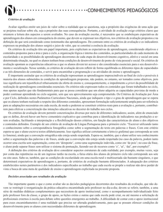 Didatismo e Conhecimento 175
CONHECIMENTOS PEDAGÓGICOS
Critérios de avaliação
Avaliar significa emitir um juízo de valor sobre a realidade que se questiona, seja a propósito das exigências de uma ação que
se projetou realizar sobre ela, seja a propósito das suas consequências. Portanto, a atividade de avaliação exige critérios claros que
orientem a leitura dos aspectos a serem avaliados. No caso da avaliação escolar, é necessário que se estabeleçam expectativas de
aprendizagem dos alunos em consequência do ensino, que devem se expressar nos objetivos, nos critérios de avaliação propostos e na
definição do que será considerado como testemunho das aprendizagens. Do contraste entre os critérios de avaliação e os indicadores
expressos na produção dos alunos surgirá o juízo de valor, que se constitui a essência da avaliação.
Os critérios de avaliação têm um papel importante, pois explicitam as expectativas de aprendizagem, considerando objetivos e
conteúdos propostos para a área e para o ciclo, a organização lógica e interna dos conteúdos, as particularidades de cada momento da
escolaridade e as possibilidades de aprendizagem decorrentes de cada etapa do desenvolvimento cognitivo, afetivo e social em uma
determinada situação, na qual os alunos tenham boas condições de desenvolvimento do ponto de vista pessoal e social. Os critérios de
avaliação apontam as experiências educativas a que os alunos devem ter acesso e são consideradas essenciais para o seu desenvolvi-
mento e socialização. Nesse sentido, os critérios de avaliação devem refletir de forma equilibrada os diferentes tipos de capacidades
e as três dimensões de conteúdos, e servir para encaminhar a programação e as atividades de ensino e aprendizagem.
É importante assinalar que os critérios de avaliação representam as aprendizagens imprescindíveis ao final do ciclo e possíveis à
maioria dos alunos submetidos às condições de aprendizagem propostas; não podem, no entanto, ser tomados como objetivos, pois
isso significaria um injustificável rebaixamento da oferta de ensino e, consequentemente, o impedimento a priori da possibilidade de
realização de aprendizagens consideradas essenciais. Os critérios não expressam todos os conteúdos que foram trabalhados no ciclo,
mas apenas aqueles que são fundamentais para que se possa considerar que um aluno adquiriu as capacidades previstas de modo a
poder continuar aprendendo no ciclo seguinte, sem que seu aproveitamento seja comprometido. Os Critérios de Avaliação por Área
e por Ciclo, definidos nestes Parâmetros Curriculares Nacionais, ainda que indiquem o tipo e o grau de aprendizagem que se espera
que os alunos tenham realizado a respeito dos diferentes conteúdos, apresentam formulação suficientemente ampla para ser referência
para as adaptações necessárias em cada escola, de modo a poderem se constituir critérios reais para a avaliação e, portanto, contribuí-
rem para efetivar a concretização das intenções educativas no decorrer do trabalho nos ciclos.
Os critérios de avaliação devem permitir concretizações diversas por meio de diferentes indicadores; assim, além do enunciado
que os define, deverá haver um breve comentário explicativo que contribua para a identificação de indicadores nas produções a se-
rem avaliadas, facilitando a interpretação e a flexibilização desses critérios, em função das características do aluno e dos objetivos
e conteúdos definidos. Exemplo de um critério de avaliação de Língua Portuguesa para o primeiro ciclo: “Escrever utilizando tanto
o conhecimento sobre a correspondência fonográfica como sobre a segmentação do texto em palavras e frases. Com este critério
espera-se que o aluno escreva textos alfabeticamente. Isso significa utilizar corretamente a letra (o grafema) que corresponda ao som
(o fonema), ainda que a convenção ortográfica não esteja sendo respeitada. Espera-se, também, que o aluno utilize seu conhecimento
sobre a segmentação das palavras e de frases, ainda que a convenção não esteja sendo respeitada (no caso da palavra, podem tanto
ocorrer uma escrita sem segmentação, como em ‘derepente’, como uma segmentação indevida, como em ‘de pois’; no caso da frase,
o aluno pode separar frases sem utilizar o sistema de pontuação, fazendo uso de recursos como ‘e’, ‘aí’, ‘daí’, por exemplo)”.
A definição dos critérios de avaliação deve considerar aspectos estruturais de cada realidade; por exemplo, muitas vezes, seja
por conta das repetências ou de um ingresso tardio na escola, a faixa etária dos alunos de primeiro ciclo não corresponde aos sete
ou oito anos. Sabe-se, também, que as condições de escolaridade em uma escola rural e multisseriada são bastante singulares, o que
determinará expectativas de aprendizagem e, portanto, de critérios de avaliação bastante diferenciados. A adequação dos critérios
estabelecidos nestes parâmetros e dos indicadores especificados ao trabalho que cada escola se propõe a realizar não deve perder de
vista a busca de uma meta de qualidade de ensino e aprendizagem explicitada na presente proposta.
Decisões associadas aos resultados da avaliação
Tão importante quanto o que e como avaliar são as decisões pedagógicas decorrentes dos resultados da avaliação, que não de-
vem se restringir à reorganização da prática educativa encaminhada pelo professor no dia-a-dia; devem se referir, também, a uma
série de medidas didáticas complementares que necessitem de apoio institucional, como o acompanhamento individualizado feito
pelo professor fora da classe, o grupo de apoio, as lições extras e outras que cada escola pode criar, ou até mesmo a solicitação de
profissionais externos à escola para debate sobre questões emergentes ao trabalho. A dificuldade de contar com o apoio institucional
para esses encaminhamentos é uma realidade que precisa ser alterada gradativamente, para que se possam oferecer condições de
desenvolvimento para os alunos com necessidades diferentes de aprendizagem.
 