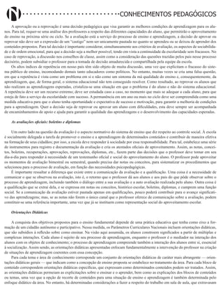 Didatismo e Conhecimento 176
CONHECIMENTOS PEDAGÓGICOS
A aprovação ou a reprovação é uma decisão pedagógica que visa garantir as melhores condições de aprendizagem para os alu-
nos. Para tal, requer-se uma análise dos professores a respeito das diferentes capacidades do aluno, que permitirão o aproveitamento
do ensino na próxima série ou ciclo. Se a avaliação está a serviço do processo de ensino e aprendizagem, a decisão de aprovar ou
reprovar não deve ser a expressão de um “castigo” nem ser unicamente pautada no quanto se aprendeu ou se deixou de aprender dos
conteúdos propostos. Para tal decisão é importante considerar, simultaneamente aos critérios de avaliação, os aspectos de sociabilida-
de e de ordem emocional, para que a decisão seja a melhor possível, tendo em vista a continuidade da escolaridade sem fracassos. No
caso de reprovação, a discussão nos conselhos de classe, assim como a consideração das questões trazidas pelos pais nesse processo
decisório, podem subsidiar o professor para a tomada de decisão amadurecida e compartilhada pela equipe da escola.
Os altos índices de repetência em nosso país têm sido objeto de muita discussão, uma vez que explicitam o fracasso do siste-
ma público de ensino, incomodando demais tanto educadores como políticos. No entanto, muitas vezes se cria uma falsa questão,
em que a repetência é vista como um problema em si e não como um sintoma da má qualidade do ensino e, consequentemente, da
aprendizagem, que, de forma geral, o sistema educacional não tem conseguido resolver. Como resultado, ao reprovar os alunos que
não realizam as aprendizagens esperadas, cristaliza-se uma situação em que o problema é do aluno e não do sistema educacional.
A repetência deve ser um recurso extremo; deve ser estudada caso a caso, no momento que mais se adequar a cada aluno, para que
esteja de fato a serviço da escolaridade com sucesso. A permanência em um ano ou mais no ciclo deve ser compreendida como uma
medida educativa para que o aluno tenha oportunidade e expectativa de sucesso e motivação, para garantir a melhoria de condições
para a aprendizagem. Quer a decisão seja de reprovar ou aprovar um aluno com dificuldades, esta deve sempre ser acompanhada
de encaminhamentos de apoio e ajuda para garantir a qualidade das aprendizagens e o desenvolvimento das capacidades esperadas.
As avaliações oficiais: boletins e diplomas
Um outro lado na questão da avaliação é o aspecto normativo do sistema de ensino que diz respeito ao controle social. À escola
é socialmente delegada a tarefa de promover o ensino e a aprendizagem de determinados conteúdos e contribuir de maneira efetiva
na formação de seus cidadãos; por isso, a escola deve responder à sociedade por essa responsabilidade. Para tal, estabelece uma série
de instrumentos para registro e documentação da avaliação e cria os atestados oficiais de aproveitamento. Assim, as notas, concei-
tos, boletins, recuperações, aprovações, reprovações, diplomas, etc., fazem parte das decisões que o professor deve tomar em seu
dia-a-dia para responder à necessidade de um testemunho oficial e social do aproveitamento do aluno. O professor pode aproveitar
os momentos de avaliação bimestral ou semestral, quando precisa dar notas ou conceitos, para sistematizar os procedimentos que
selecionou para o processo de avaliação, em função das necessidades psicopedagógicas.
É importante ressaltar a diferença que existe entre a comunicação da avaliação e a qualificação. Uma coisa é a necessidade de
comunicar o que se observou na avaliação, isto é, o retorno que o professor dá aos alunos e aos pais do que pôde observar sobre o
processo de aprendizagem, incluindo também o diálogo entre a sua avaliação e a auto avaliação realizada pelo aluno. Outra coisa é
a qualificação que se extrai dela, e se expressa em notas ou conceitos, histórico escolar, boletins, diplomas, e cumprem uma função
social. Se a comunicação da avaliação estiver pautada apenas em qualificações, pouco poderá contribuir para o avanço significati-
vo das aprendizagens; mas, se as notas não forem o único canal que o professor oferece de comunicação sobre a avaliação, podem
constituir-se uma referência importante, uma vez que já se instituem como representação social do aproveitamento escolar.
Orientações Didáticas
A conquista dos objetivos propostos para o ensino fundamental depende de uma prática educativa que tenha como eixo a for-
mação de um cidadão autônomo e participativo. Nessa medida, os Parâmetros Curriculares Nacionais incluem orientações didáticas,
que são subsídios à reflexão sobre como ensinar. Na visão aqui assumida, os alunos constroem significados a partir de múltiplas e
complexas interações. Cada aluno é sujeito de seu processo de aprendizagem, enquanto o professor é o mediador na interação dos
alunos com os objetos de conhecimento; o processo de aprendizagem compreende também a interação dos alunos entre si, essencial
à socialização. Assim sendo, as orientações didáticas apresentadas enfocam fundamentalmente a intervenção do professor na criação
de situações de aprendizagem coerentes com essa concepção.
Para cada tema e área de conhecimento corresponde um conjunto de orientações didáticas de caráter mais abrangente — orien-
tações didáticas gerais — que indicam como a concepção de ensino proposta se estabelece no tratamento da área. Para cada bloco de
conteúdo correspondem orientações didáticas específicas, que expressam como determinados conteúdos podem ser tratados. Assim,
as orientações didáticas permeiam as explicitações sobre o ensinar e o aprender, bem como as explicações dos blocos de conteúdos
ou temas, uma vez que a opção de recorte de conteúdos para uma situação de ensino e aprendizagem é também determinada pelo
enfoque didático da área. No entanto, há determinadas considerações a fazer a respeito do trabalho em sala de aula, que extravasam
 