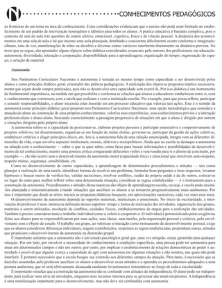 Didatismo e Conhecimento 177
CONHECIMENTOS PEDAGÓGICOS
as fronteiras de um tema ou área de conhecimento. Estas considerações evidenciam que o ensino não pode estar limitado ao estabe-
lecimento de um padrão de intervenção homogêneo e idêntico para todos os alunos. A prática educativa é bastante complexa, pois o
contexto de sala de aula traz questões de ordem afetiva, emocional, cognitiva, física e de relação pessoal. A dinâmica dos aconteci-
mentos em uma sala de aula é tal que mesmo uma aula planejada, detalhada e consistente dificilmente ocorre conforme o imaginado:
olhares, tons de voz, manifestações de afeto ou desafeto e diversas outras variáveis interferem diretamente na dinâmica prevista. No
texto que se segue, são apontados alguns tópicos sobre didática considerados essenciais pela maioria dos profissionais em educação:
autonomia; diversidade; interação e cooperação; disponibilidade para a aprendizagem; organização do tempo; organização do espa-
ço; e seleção de material.
Autonomia
Nos Parâmetros Curriculares Nacionais a autonomia é tomada ao mesmo tempo como capacidade a ser desenvolvida pelos
alunos e como princípio didático geral, orientador das práticas pedagógicas. A realização dos objetivos propostos implica necessaria-
mente que sejam desde sempre praticados, pois não se desenvolve uma capacidade sem exercê-la. Por isso didática é um instrumento
de fundamental importância, na medida em que possibilita e conforma as relações que alunos e educadores estabelecem entre si, com
o conhecimento que constroem, com a tarefa que realizam e com a instituição escolar. Por exemplo, para que possa refletir, participar
e assumir responsabilidades, o aluno necessita estar inserido em um processo educativo que valorize tais ações. Este é o sentido da
autonomia como princípio didático geral proposto nos Parâmetros Curriculares Nacionais: uma opção metodológica que considera a
atuação do aluno na construção de seus próprios conhecimentos, valoriza suas experiências, seus conhecimentos prévios e a interação
professor-aluno e aluno-aluno, buscando essencialmente a passagem progressiva de situações em que o aluno é dirigido por outrem
a situações dirigidas pelo próprio aluno.
A autonomia refere-se à capacidade de posicionar-se, elaborar projetos pessoais e participar enunciativa e cooperativamente de
projetos coletivos, ter discernimento, organizar-se em função de metas eleitas, governar-se, participar da gestão de ações coletivas,
estabelecer critérios e eleger princípios éticos, etc. Isto é, a autonomia fala de uma relação emancipada, íntegra com as diferentes di-
mensões da vida, o que envolve aspectos intelectuais, morais, afetivos e sociopolíticos. Ainda que na escola se destaque a autonomia
na relação com o conhecimento — saber o que se quer saber, como fazer para buscar informações e possibilidades de desenvolvi-
mento de tal conhecimento, manter uma postura crítica comparando diferentes visões e reservando para si o direito de conclusão, por
exemplo —, ela não ocorre sem o desenvolvimento da autonomia moral (capacidade ética) e emocional que envolvem auto-respeito,
respeito mútuo, segurança, sensibilidade, etc.
Como no desenvolvimento de outras capacidades, a aprendizagem de determinados procedimentos e atitudes — tais como
planejar a realização de uma tarefa, identificar formas de resolver um problema, formular boas perguntas e boas respostas, levantar
hipóteses e buscar meios de verificá-las, validar raciocínios, resolver conflitos, cuidar da própria saúde e da de outros, colocar-se
no lugar do outro para melhor refletir sobre uma determinada situação, considerar as regras estabelecidas — é o instrumento para a
construção da autonomia. Procedimentos e atitudes dessa natureza são objeto de aprendizagem escolar, ou seja, a escola pode ensiná-
-los planejada e sistematicamente criando situações que auxiliem os alunos a se tornarem progressivamente mais autônomos. Por
isso é importante que desde as séries iniciais as propostas didáticas busquem, em aproximações sucessivas, cada vez mais essa meta.
O desenvolvimento da autonomia depende de suportes materiais, intelectuais e emocionais. No início da escolaridade, a inter-
venção do professor é mais intensa na definição desses suportes: tempo e forma de realização das atividades, organização dos grupos,
materiais a serem utilizados, resolução de conflitos, cuidados físicos, estabelecimentos de etapas para a realização das atividades.
Também é preciso considerar tanto o trabalho individual como o coletivo-cooperativo. O individual é potencializado pelas exigências
feitas aos alunos para se responsabilizarem por suas ações, suas ideias, suas tarefas, pela organização pessoal e coletiva, pelo envol-
vimento com o objeto de estudo. O trabalho em grupo, ao valorizar a interação como instrumento de desenvolvimento pessoal, exige
que os alunos considerem diferenças individuais, tragam contribuições, respeitem as regras estabelecidas, proponham outras, atitudes
que propiciam o desenvolvimento da autonomia na dimensão grupal.
É importante salientar que a autonomia não é um estado psicológico geral que, uma vez atingido, esteja garantido para qualquer
situação. Por um lado, por envolver a necessidade de conhecimentos e condições específicas, uma pessoa pode ter autonomia para
atuar em determinados campos e não em outros; por outro, por implicar o estabelecimento de relações democráticas de poder e au-
toridade é possível que alguém exerça a capacidade de agir com autonomia em algumas situações e não noutras, nas quais não pode
interferir. É portanto necessário que a escola busque sua extensão aos diferentes campos de atuação. Para tanto, é necessário que as
decisões assumidas pelo professor auxiliem os alunos a desenvolver essas atitudes e a aprender os procedimentos adequados a uma
postura autônoma, que só será efetivamente alcançada mediante investimentos sistemáticos ao longo de toda a escolaridade.
É importante ressaltar que a construção da autonomia não se confunde com atitudes de independência. O aluno pode ser indepen-
dente para realizar uma série de atividades, enquanto seus recursos internos para se governar são ainda incipientes. A independência
é uma manifestação importante para o desenvolvimento, mas não deve ser confundida com autonomia.
 