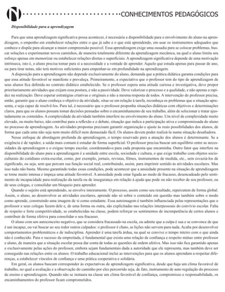 Didatismo e Conhecimento 179
CONHECIMENTOS PEDAGÓGICOS
Disponibilidade para a aprendizagem
Para que uma aprendizagem significativa possa acontecer, é necessária a disponibilidade para o envolvimento do aluno na apren-
dizagem, o empenho em estabelecer relações entre o que já sabe e o que está aprendendo, em usar os instrumentos adequados que
conhece e dispõe para alcançar a maior compreensão possível. Essa aprendizagem exige uma ousadia para se colocar problemas, bus-
car soluções e experimentar novos caminhos, de maneira totalmente diferente da aprendizagem mecânica, na qual o aluno limita seu
esforço apenas em memorizar ou estabelecer relações diretas e superficiais. A aprendizagem significativa depende de uma motivação
intrínseca, isto é, o aluno precisa tomar para si a necessidade e a vontade de aprender. Aquele que estuda apenas para passar de ano,
ou para tirar notas, não terá motivos suficientes para empenhar-se em profundidade na aprendizagem.
A disposição para a aprendizagem não depende exclusivamente do aluno, demanda que a prática didática garanta condições para
que essa atitude favorável se manifeste e prevaleça. Primeiramente, a expectativa que o professor tem do tipo de aprendizagem de
seus alunos fica definida no contrato didático estabelecido. Se o professor espera uma atitude curiosa e investigativa, deve propor
prioritariamente atividades que exijam essa postura, e não a passividade. Deve valorizar o processo e a qualidade, e não apenas a rapi-
dez na realização. Deve esperar estratégias criativas e originais e não a mesma resposta de todos. A intervenção do professor precisa,
então, garantir que o aluno conheça o objetivo da atividade, situe-se em relação à tarefa, reconheça os problemas que a situação apre-
senta, e seja capaz de resolvê-los. Para tal, é necessário que o professor proponha situações didáticas com objetivos e determinações
claros, para que os alunos possam tomar decisões pensadas sobre o encaminhamento de seu trabalho, além de selecionar e tratar ajus-
tadamente os conteúdos. A complexidade da atividade também interfere no envolvimento do aluno. Um nível de complexidade muito
elevado, ou muito baixo, não contribui para a reflexão e o debate, situação que indica a participação ativa e compromissada do aluno
no processo de aprendizagem. As atividades propostas precisam garantir organização e ajuste às reais possibilidades dos alunos, de
forma que cada uma não seja nem muito difícil nem demasiado fácil. Os alunos devem poder realizá-la numa situação desafiadora.
Nesse enfoque de abordagem profunda da aprendizagem, o tempo reservado para a atuação dos alunos é determinante. Se a
exigência é de rapidez, a saída mais comum é estudar de forma superficial. O professor precisa buscar um equilíbrio entre as neces-
sidades da aprendizagem e o exíguo tempo escolar, coordenando-o para cada proposta que encaminha. Outro fator que interfere na
disponibilidade do aluno para a aprendizagem é a unidade entre escola, sociedade e cultura, o que exige trabalho com objetos socio-
culturais do cotidiano extra-escolar, como, por exemplo, jornais, revistas, filmes, instrumentos de medida, etc., sem esvaziá-los de
significado, ou seja, sem que percam sua função social real, contribuindo, assim, para imprimir sentido às atividades escolares. Mas
isso tudo não basta. Mesmo garantindo todas essas condições, pode acontecer que a ansiedade presente na situação de aprendizagem
se torne muito intensa e impeça uma atitude favorável. A ansiedade pode estar ligada ao medo de fracasso, desencadeado pelo senti-
mento de incapacidade para realização da tarefa ou de insegurança em relação à ajuda que pode ou não receber de seu professor, ou
de seus colegas, e consolidar um bloqueio para aprender.
Quando o sujeito está aprendendo, se envolve inteiramente. O processo, assim como seu resultado, repercutem de forma global.
Assim, o aluno, ao desenvolver as atividades escolares, aprende não só sobre o conteúdo em questão mas também sobre o modo
como aprende, construindo uma imagem de si como estudante. Essa autoimagem é também influenciada pelas representações que o
professor e seus colegas fazem dele e, de uma forma ou outra, são explicitadas nas relações interpessoais do convívio escolar. Falta
de respeito e forte competitividade, se estabelecidas na classe, podem reforçar os sentimentos de incompetência de certos alunos e
contribuir de forma efetiva para consolidar o seu fracasso.
O aluno com um autoconceito negativo, que se considera fracassado na escola, ou admite que a culpa é sua e se convence de que
é um incapaz, ou vai buscar ao seu redor outros culpados: o professor é chato, as lições não servem para nada. Acaba por desenvolver
comportamentos problemáticos e de indisciplina. Aprender é uma tarefa árdua, na qual se convive o tempo inteiro com o que ainda
não é conhecido. Para o sucesso da empreitada, é fundamental que exista uma relação de confiança e respeito mútuo entre professor
e aluno, de maneira que a situação escolar possa dar conta de todas as questões de ordem afetiva. Mas isso não fica garantido apenas
e exclusivamente pelas ações do professor, embora sejam fundamentais dada a autoridade que ele representa, mas também deve ser
conseguido nas relações entre os alunos. O trabalho educacional inclui as intervenções para que os alunos aprendam a respeitar dife-
renças, a estabelecer vínculos de confiança e uma prática cooperativa e solidária.
Em geral, os alunos buscam corresponder às expectativas de aprendizagem significativa, desde que haja um clima favorável de
trabalho, no qual a avaliação e a observação do caminho por eles percorrido seja, de fato, instrumento de auto regulação do processo
de ensino e aprendizagem. Quando não se instaura na classe um clima favorável de confiança, compromisso e responsabilidade, os
encaminhamentos do professor ficam comprometidos.
 