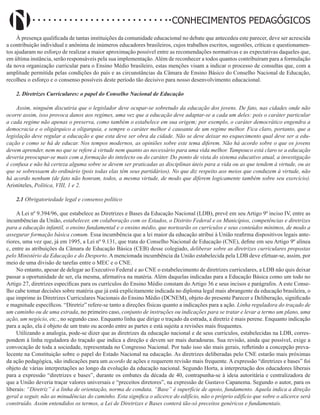 Didatismo e Conhecimento 193
CONHECIMENTOS PEDAGÓGICOS
À presença qualificada de tantas instituições da comunidade educacional no debate que antecedeu este parecer, deve ser acrescida
a contribuição individual e anônima de inúmeros educadores brasileiros, cujos trabalhos escritos, sugestões, críticas e questionamen-
tos ajudaram no esforço de realizar a maior aproximação possível entre as recomendações normativas e as expectativas daqueles que,
em última instância, serão responsáveis pela sua implementação.Além de reconhecer a todos quantos contribuíram para a formulação
da nova organização curricular para o Ensino Médio brasileiro, estas menções visam a indicar o processo de consultas que, com a
amplitude permitida pelas condições do país e as circunstâncias da Câmara de Ensino Básico do Conselho Nacional de Educação,
recolheu o esforço e o consenso possíveis deste período tão decisivo para nosso desenvolvimento educacional.
2. Diretrizes Curriculares: o papel do Conselho Nacional de Educação
Assim, ninguém discutiria que o legislador deve ocupar-se sobretudo da educação dos jovens. De fato, nas cidades onde não
ocorre assim, isso provoca danos aos regimes, uma vez que a educação deve adaptar-se a cada um deles: pois o caráter particular
a cada regime não apenas o preserva, como também o estabelece em sua origem; por exemplo, o caráter democrático engendra a
democracia e o oligárquico a oligarquia, e sempre o caráter melhor é causante de um regime melhor. Fica claro, portanto, que a
legislação deve regular a educação e que esta deve ser obra da cidade. Não se deve deixar no esquecimento qual deve ser a edu-
cação e como se há de educar. Nos tempos modernos, as opiniões sobre este tema diferem. Não há acordo sobre o que os jovens
devem aprender, nem no que se refere à virtude nem quanto ao necessário para uma vida melhor. Tampouco está claro se a educação
deveria preocupar-se mais com a formação do intelecto ou do caráter. Do ponto de vista do sistema educativo atual, a investigação
é confusa e não há certeza alguma sobre se devem ser praticadas as disciplinas úteis para a vida ou as que tendem à virtude, ou as
que se sobressaem do ordinário (pois todas elas têm seus partidários). No que diz respeito aos meios que conduzem à virtude, não
há acordo nenhum (de fato não honram, todos, a mesma virtude, de modo que diferem logicamente também sobre seu exercício).
Aristóteles, Política, VIII, 1 e 2.
2.1 Obrigatoriedade legal e consenso político
A Lei nº 9.394/96, que estabelece as Diretrizes e Bases da Educação Nacional (LDB), prevê em seu Artigo 9º inciso IV, entre as
incumbências da União, estabelecer, em colaboração com os Estados, o Distrito Federal e os Municípios, competências e diretrizes
para a educação infantil, o ensino fundamental e o ensino médio, que nortearão os currículos e seus conteúdos mínimos, de modo a
assegurar formação básica comum. Essa incumbência que a lei maior da educação atribui à União reafirma dispositivos legais ante-
riores, uma vez que, já em 1995, a Lei nº 9.131, que trata do Conselho Nacional de Educação (CNE), define em seu Artigo 9º alínea
c, entre as atribuições da Câmara de Educação Básica (CEB) desse colegiado, deliberar sobre as diretrizes curriculares propostas
pelo Ministério da Educação e do Desporto. A mencionada incumbência da União estabelecida pela LDB deve efetuar-se, assim, por
meio de uma divisão de tarefas entre o MEC e o CNE.
No entanto, apesar de delegar ao Executivo Federal e ao CNE o estabelecimento de diretrizes curriculares, a LDB não quis deixar
passar a oportunidade de ser, ela mesma, afirmativa na matéria. Além daquelas indicadas para a Educação Básica como um todo no
Artigo 27, diretrizes específicas para os currículos do Ensino Médio constam do Artigo 36 e seus incisos e parágrafos. A este Conse-
lho cabe tomar decisões sobre matéria que já está explicitamente indicada no diploma legal mais abrangente da educação brasileira, o
que imprime às Diretrizes Curriculares Nacionais do Ensino Médio (DCNEM), objeto do presente Parecer e Deliberação, significado
e magnitude específicos. “Diretriz” refere-se tanto a direções físicas quanto a indicações para a ação. Linha reguladora do traçado de
um caminho ou de uma estrada, no primeiro caso, conjunto de instruções ou indicações para se tratar e levar a termo um plano, uma
ação, um negócio, etc., no segundo caso. Enquanto linha que dirige o traçado da estrada, a diretriz é mais perene. Enquanto indicação
para a ação, ela é objeto de um trato ou acordo entre as partes e está sujeita a revisões mais frequentes.
Utilizando a analogia, pode-se dizer que as diretrizes da educação nacional e de seus currículos, estabelecidas na LDB, corres-
pondem à linha reguladora do traçado que indica a direção e devem ser mais duradouras. Sua revisão, ainda que possível, exige a
convocação de toda a sociedade, representada no Congresso Nacional. Por tudo isso são mais gerais, refletindo a concepção preva-
lecente na Constituição sobre o papel do Estado Nacional na educação. As diretrizes deliberadas pelo CNE estarão mais próximas
da ação pedagógica, são indicações para um acordo de ações e requerem revisão mais frequente. A expressão “diretrizes e bases” foi
objeto de várias interpretações ao longo da evolução da educação nacional. Segundo Horta, a interpretação dos educadores liberais
para a expressão “diretrizes e bases”, durante os embates da década de 40, contrapunha-se à ideia autoritária e centralizadora de
que a União deveria traçar valores universais e “preceitos diretores”, na expressão de Gustavo Capanema. Segundo o autor, para os
liberais: “Diretriz” é a linha de orientação, norma de conduta. “Base” é superfície de apoio, fundamento. Aquela indica a direção
geral a seguir, não as minudências do caminho. Esta significa o alicerce do edifício, não o próprio edifício que sobre o alicerce será
construído. Assim entendidos os termos, a Lei de Diretrizes e Bases conterá tão-só preceitos genéricos e fundamentais.
 
