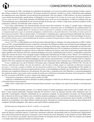 Didatismo e Conhecimento 194
CONHECIMENTOS PEDAGÓGICOS
Na Constituição de 1988, a introdução de competência de legislação concorrente em matéria educacional para Estados e municí-
pios reforça o caráter de “preceitos genéricos” das normas nacionais de educação. Fortalece-se, assim, o federalismo pela ampliação
da competência dos entes federados, promovida pela descentralização. Oito anos depois, a LDB confirma e dá maior consequência
a esse sentido descentralizador, quando afirma, no Parágrafo 2o de seu Artigo 8: Os sistemas de ensino terão liberdade de organiza-
ção nos termos desta Lei. Mais ainda, adotando a flexibilidade como um de seus eixos ordenadores, a LDB cria condições para que
a descentralização seja acompanhada de uma desconcentração de decisões que, a médio e longo prazo, permita às próprias escolas
construírem “edifícios” diversificados sobre a mesma “base”.
A Lei indica explicitamente essa desconcentração em pelo menos dois momentos: no Artigo 12, quando inclui a elaboração
da proposta pedagógica e a administração de seus recursos humanos e financeiros entre as incumbências dos estabelecimentos de
ensino; e no Artigo 15, quando afirma: Os sistemas de ensino assegurarão às unidades escolares públicas de educação básica que
os integram progressivos graus de autonomia pedagógica e administrativa e de gestão financeira, observadas as normas gerais de
direito financeiro público. Mas ao mesmo tempo, a Constituição e a legislação que a seguiu permanecem reafirmando que é preciso
garantir uma base comum nacional de formação. A preocupação constitucional é indicada no Artigo 210 da Carta Magna: Serão fixa-
dos conteúdos mínimos para o ensino fundamental, de maneira a assegurar formação básica comum e respeito aos valores culturais
e artísticos, nacionais e regionais.
A Lei nº 9.131/95 e a LDB ampliam essa tarefa para toda a Educação Básica e delegam, em caráter propositivo ao MEC e delibe-
rativo ao CNE, a responsabilidade de trazer as diretrizes curriculares da LDB para um plano mais próximo da ação pedagógica, para
dar maior garantia à formação nacional comum. É, portanto, no âmago da tensão entre o papel mais centralizador ou mais descentra-
lizador do Estado Nacional que se situa a tarefa da Câmara de Educação Básica do CNE ao estabelecer as Diretrizes Curriculares para
o Ensino Médio. Cumprindo seu papel de colocar as diferentes instâncias em sintonia, estas terão de administrar aquela tensão para
lograr equilíbrio entre diretrizes nacionais e proposta pedagógica da escola, mediada pela ação executiva, coordenadora e potenciali-
zadora dos sistemas de ensino. Essa concepção resgata a interpretação federalista que foi dada ao termo “diretriz” na Constituinte de
1946. Não deixa sem acabamento o papel da União, mas o redefine como iniciativa de um acordo negociado sob dois pressupostos. O
primeiro diz respeito à natureza da doutrina pedagógica, sempre sujeita a questionamentos e revisões. O segundo refere-se à legitimi-
dade do CNE como organismo de representação específica do setor educacional e apto a interagir com a comunidade que representa.
É esse o sentido que Cury dá às Diretrizes Curriculares para a Educação Básica deliberadas pela CEB do CNE: Nascidas do
dissenso, unificadas pelo diálogo, elas não são uniformes, não são toda a verdade, podem ser traduzidas em diferentes programas
de ensino e, como toda e qualquer realidade, não são uma forma acabada de ser. Vale dizer que a legitimidade do CNE, quando, ao
fixar diretrizes curriculares, intervém na organização das escolas, se está respaldada nas funções que a lei lhe atribui, subordina-se aos
princípios das competências federativas e da autonomia. Por outro lado, a competência dos entes federados e a autonomia pedagógica
dos sistemas de ensino e suas escolas serão exercidas de acordo com as Diretrizes Curriculares Nacionais. Nessa perspectiva, a tarefa
do CNE, no tocante às DCNEM, se exerce visando a três objetivos principais:
- sistematizar os princípios e diretrizes gerais contidos na LDB;
- explicitar os desdobramentos desses princípios no plano pedagógico e traduzi-los em diretrizes que contribuam para assegurar
a formação básica comum nacional;
- dispor sobre a organização curricular da formação básica nacional e suas relações com a parte diversificada, e a formação para
o trabalho.
Estas DCNEM não pretendem, portanto, ser as últimas, porque no âmbito pedagógico nada encerra toda a verdade, tudo com-
porta e exige contínua atualização. Enquanto expressão das diretrizes e bases da educação nacional, serão obrigatórias uma vez
aprovadas e homologadas. Enquanto contribuição de um organismo colegiado, de representação convocada, sua obrigatoriedade
não se dissocia da eficácia que tenham como orientadoras da prática pedagógica e subordina-se à vontade das partes envolvidas no
acordo que representam. A título de conclusão, e usando de licença poética incomum nos documentos deste Conselho, as DCNEM
poderiam ser comparadas a certo objeto efêmero cantado pelo poeta: não podem ser imortais porque nascidas da chama indispensável
a qualquer afirmação pedagógica. Mas espera-se que sejam infinitas enquanto durem.
2.2 Educação pós-obrigatória no Brasil: exclusão a ser superada
Até o presente, a organização curricular do Ensino Médio brasileiro teve como referência mais importante os requerimentos do
exame de ingresso à educação superior. A razão disso, fartamente conhecida e documentada, pode ser resumida muito simplesmente:
num sistema educacional em que poucos conseguem vencer a barreira da escola obrigatória, os que chegam ao Ensino Médio desti-
nam-se, em sua maioria, aos estudos superiores para terminar sua formação pessoal e profissional. Mas essa situação está mudando
e vai mudar ainda mais significativamente nos próximos anos.
 
