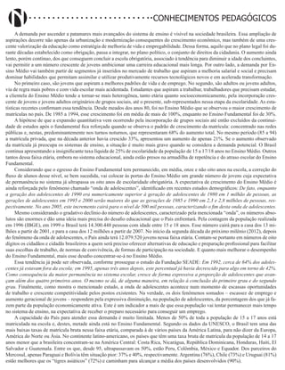 Didatismo e Conhecimento 195
CONHECIMENTOS PEDAGÓGICOS
A demanda por ascender a patamares mais avançados do sistema de ensino é visível na sociedade brasileira. Essa ampliação de
aspirações decorre não apenas da urbanização e modernização consequentes do crescimento econômico, mas também de uma cres-
cente valorização da educação como estratégia de melhoria de vida e empregabilidade. Dessa forma, aquilo que no plano legal foi du-
rante décadas estabelecido como obrigação, passa a integrar, no plano político, o conjunto de direitos da cidadania. O aumento ainda
lento, porém contínuo, dos que conseguem concluir a escola obrigatória, associado à tendência para diminuir a idade dos concluintes,
vai permitir a um número crescente de jovens ambicionar uma carreira educacional mais longa. Por outro lado, a demanda por En-
sino Médio vai também partir de segmentos já inseridos no mercado de trabalho que aspiram a melhoria salarial e social e precisam
dominar habilidades que permitam assimilar e utilizar produtivamente recursos tecnológicos novos e em acelerada transformação.
No primeiro caso, são jovens que aspiram a melhores padrões de vida e de emprego. No segundo, são adultos ou jovens adultos,
via de regra mais pobres e com vida escolar mais acidentada. Estudantes que aspiram a trabalhar, trabalhadores que precisam estudar,
a clientela do Ensino Médio tende a tornar-se mais heterogênea, tanto etária quanto socioeconomicamente, pela incorporação cres-
cente de jovens e jovens adultos originários de grupos sociais, até o presente, sub-representados nessa etapa da escolaridade. As esta-
tísticas recentes confirmam essa tendência. Desde meados dos anos 80, foi no Ensino Médio que se observou o maior crescimento de
matrículas no país. De 1985 a 1994, esse crescimento foi em média de mais de 100%, enquanto no Ensino Fundamental foi de 30%.
A hipótese de que a expansão quantitativa vem ocorrendo pela incorporação de grupos sociais até então excluídos da continui-
dade de estudos após o fundamental fica reforçada quando se observa o padrão de crescimento da matrícula: concentrado nas redes
públicas e, nestas, predominantemente nos turnos noturnos, que representaram 68% do aumento total. No mesmo período (85 a 94)
a matrícula privada, que na década anterior havia crescido 33%, apresentou um aumento de apenas 21%. Se o aumento observado
da matrícula já preocupa os sistemas de ensino, a situação é muito mais grave quando se considera a demanda potencial. O Brasil
continua apresentando a insignificante taxa líquida de 25% de escolaridade da população de 15 a 17/18 anos no Ensino Médio. Outros
tantos dessa faixa etária, embora no sistema educacional, ainda estão presos na armadilha de repetência e do atraso escolar do Ensino
Fundamental.
Considerando que o egresso do Ensino Fundamental tem permanecido, em média, onze e não oito anos na escola, a correção do
fluxo de alunos desse nível, se bem sucedida, vai colocar às portas do Ensino Médio um grande número de jovens cuja expectativa
de permanência no sistema já ultrapassa os oito anos de escolaridade obrigatória. A expectativa de crescimento do Ensino Médio é
ainda reforçada pelo fenômeno chamado “onda de adolescentes”, identificado em recentes estudos demográficos: De fato, enquanto
a geração dos adolescentes de 1990 era numericamente superior à geração de adolescentes de 1980 em 1 milhão de pessoas, as
gerações de adolescentes em 1995 e 2000 serão maiores do que as gerações de 1985 e 1990 em 2,3 e 2,8 milhões de pessoas, res-
pectivamente. No ano 2005, este incremento cairá para o nível de 500 mil pessoas, caracterizando o fim desta onda de adolescentes.
Mesmo considerando o gradativo declínio do número de adolescentes, caracterizado pela mencionada “onda”, os números abso-
lutos são enormes e dão uma ideia mais precisa do desafio educacional que o País enfrentará. Pela contagem da população realizada
em 1996 (IBGE), em 1999 o Brasil terá 14.300.448 pessoas com idade entre 15 e 18 anos. Esse número cairá para a casa dos 13 mi-
lhões a partir de 2001, e para a casa dos 12 milhões a partir de 2007. No início da segunda década do próximo milênio (2012), depois
do fenômeno da onda de adolescentes, o País ainda terá 12.079.520 jovens nessa faixa etária. Contam-se portanto em números de oito
dígitos os cidadãos e cidadãs brasileiros a quem será preciso oferecer alternativas de educação e preparação profissional para facilitar
suas escolhas de trabalho, de normas de convivência, de formas de participação na sociedade. E quanto mais melhorar o desempenho
do Ensino Fundamental, mais esse desafio concentrar-se-á no Ensino Médio.
Essa tendência já pode ser observada, conforme prossegue o estudo da Fundação SEADE: Em 1992, cerca de 64% dos adoles-
centes já estavam fora da escola; em 1995, apenas três anos depois, este percentual já havia decrescido para algo em torno de 42%.
Como consequência da maior permanência no sistema escolar, cresce de forma expressiva a proporção de adolescentes que avan-
çam além dos quatro primeiros anos. O mesmo se dá, de alguma maneira, em relação à conclusão do primeiro grau e do segundo
grau. Finalmente, como mostra o mencionado estudo, a onda de adolescentes acontece num momento de escassas oportunidades
de trabalho e crescente competitividade pelos postos existentes. Na verdade, os dois fenômenos somados – escassez de emprego e
aumento geracional de jovens – respondem pela expressiva diminuição, na população de adolescentes, da porcentagem dos que já fa-
zem parte da população economicamente ativa. Este é um indicador a mais de que essa população vai tentar permanecer mais tempo
no sistema de ensino, na expectativa de receber o preparo necessário para conseguir um emprego.
A capacidade do País para atender essa demanda é muito limitada. Menos de 50% de toda a população de 15 a 17 anos está
matriculada na escola e, destes, metade ainda está no Ensino Fundamental. Segundo os dados da UNESCO, o Brasil tem uma das
mais baixas taxas de matrícula bruta nessa faixa etária, comparada à de vários países da América Latina, para não dizer da Europa,
América do Norte ou Ásia. No continente latino-americano, os países que têm uma taxa bruta de matrícula da população de 14 a 17
anos menor que a brasileira concentram-se na América Central: Costa Rica, Nicarágua, República Dominicana, Honduras, Haiti, El
Salvador e Guatemala. Entre os que, desde 95, ultrapassavam os 50%, estão Peru, Colômbia, México e Equador. Dos parceiros do
Mercosul, apenas Paraguai e Bolívia têm situação pior: 37% e 40%, respectivamente. Argentina (76%), Chile (73%) e Uruguai (81%)
estão melhores que os “tigres asiáticos” (72%) e caminham para alcançar a média dos países desenvolvidos (90%).
 