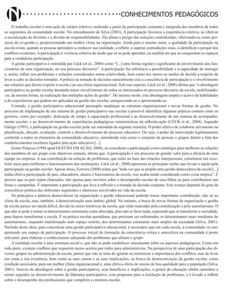 Didatismo e Conhecimento 20
CONHECIMENTOS PEDAGÓGICOS
O trabalho escolar é uma ação de caráter coletivo, realizado a partir da participação conjunta e integrada dos membros de todos
os segmentos da comunidade escolar. No entendimento de Silva (2001): A participação favorece a experiência coletiva, ao efetivar
a socialização de divisões e a divisão de responsabilidades. Ela afasta o perigo das soluções centralizadas, efetivando-se como pro-
cesso de co-gestão e, proporcionando um melhor clima na organização. Ainda para o mesmo autor, a qualidade da participação na
escola existe, quando as pessoas aprendem a conhecer sua realidade, a refletir, a superar contradições reais, a identificar o porquê dos
conflitos existentes. A participação é vivência coletiva de modo que só se pode aprender, na medida em que se conquistam os espaços
para a verdadeira participação.
A gestão participativa é entendida por Lück (et al., 2008) como “[...] uma forma regular e significante de envolvimento dos fun-
cionários de uma organização, no seu processo decisório”. A participação faz referência a possibilidade e a capacidade de interagir
e, assim, influir nos problemas e soluções considerados numa coletividade, bem como nos meios ou modos de decidir a respeito de
levar a cabo as decisões tomadas. A prática na tomada de decisões naturalmente cria a consciência de participação e o envolvimento
nas relações que dizem respeito à escola e ao seu clima organizacional. Sob esse aspecto, Lück (et al., 2008) afirma que “a abordagem
participativa na gestão escolar demanda maior envolvimento de todos os interessados no processo decisório da escola, mobilizando-
-os, da mesma forma, na realização das múltiplas ações de gestão”. Do mesmo modo, esta abordagem amplia o acervo de habilidades
e de experiências que podem ser aplicadas na gestão das escolas, enriquecendo-as e aprimorando-as.
Contudo, a gestão participativa educacional pressupõe mudanças na estrutura organizacional e novas formas de gestão. No
processo de implantação de um sistema de gestão participativo nas escolas é possível identificar algumas práticas comuns entre os
gestores, como por exemplo: dedicação de tempo à capacitação profissional e ao desenvolvimento de um sistema de acompanha-
mento escolar, e ao desenvolvimento de experiências pedagógicas características da reflexão-ação (LÜCK et al., 2008). Segundo
Galego (1993), a participação na gestão escolar pode ser entendida da seguinte maneira: O poder efetivo de colaborar ativamente na
planificação, direção, avaliação, controle e desenvolvimento do processo educativo. Ou seja, o poder de intervenção legitimamente
conferido a todos os elementos da comunidade educativa, entendendo esta como o conjunto de pessoas e grupos dentro e fora dos
estabelecimentos escolares ligados pela ação educativa [...].
Gento Palacios (1994 apud GESTÃO EM AÇÃO, 2008), ao considerar a participação como estratégia para melhorar as relações
dos membros de um grupo com objetivos comuns, afirma que: A participação é um processo de grande valor para a eficácia de uma
equipe ou empresa. A sua contribuição na solução de problemas, que estão na base das relações interpessoais, constituem um exce-
lente meio para melhorar o funcionamento das instituições. Lück (et al., 2008) apresenta as principais razões que levam a opção pela
participação na gestão escolar:Apesar disso, Ferreira (2008) relata que “toda vez que se propõe uma gestão democrática da escola [...]
tenha efetiva participação de pais, educadores, alunos e funcionários da escola, isso acaba sendo considerado como coisa utópica”. É
preciso que os pais sejam chamados, não apenas para ouvirem sobre o desempenho escolar de seus filhos ou para contribuírem nas
festas e campanhas. É importante a participação que leva à reflexão e à tomada de decisão conjunta. Este avanço depende do grau de
consciência política dos diferentes segmentos e interesses envolvidos na vida da escola.
Os princípios e práticas democráticas na organização e gestão educacional poderão trazer importante contribuição, não só ao
clima da escola, mas, também, à democratização num âmbito global. No entanto, a busca de novas formas de organização e gestão
da escola parece ser tarefa difícil, devido às raízes históricas da escola, que estão marcadas pela centralização e pelo autoritarismo. O
que não se pode é tomar os determinantes estruturais como desculpa, para não se fazer nada, esperando que se transforme a sociedade,
para depois transformar a escola. É na prática escolar quotidiana, que precisam ser enfrentados os determinantes mais imediatos do
autoritarismo, enquanto manifestação num espaço restrito, dos determinantes estruturais mais amplos da sociedade (Silva, 2001).
Partindo desta ideia, para concretizar uma gestão participativa educacional, é necessário que em cada escola, a comunidade vá con-
quistando seu espaço de participação. O processo inicial de formação da consciência crítica e autocrítica na comunidade é ponto
relevante, para elaborar o conhecimento adequado dos problemas que afetam o grupo.
A realidade escolar é uma estrutura social e, que não se pode estabelecer unicamente sobre os aspectos pedagógicos. Como em
toda parte, existem conflitos que requerem meios aceitos por todos para administrá-los. Na perspectiva de uma participação dos di-
versos grupos na administração da escola, parece que não se trata de ignorar ou minimizar a importância dos conflitos, mas de levar
em conta a sua existência, bem como as suas causas e as suas implicações, na busca da democratização da gestão escolar, como
condição necessária, para um melhor clima organizacional e, uma efetiva oferta de ensino de boa qualidade para a população (Silva,
2001). Através da abordagem sobre a gestão participativa, seus benefícios e implicações, o gestor da educação obtém caminhos a
serem seguidos no desenvolvimento da liderança participativa, com propostas para a resolução de problemas, e é levado a refletir
sobre o desempenho dos profissionais que compõem a estrutura escolar.
 