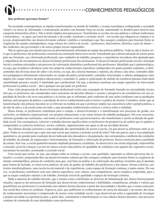 Didatismo e Conhecimento 47
CONHECIMENTOS PEDAGÓGICOS
Que professor queremos formar?
Na sociedade contemporânea, as rápidas transformações no mundo do trabalho, o avanço tecnológico configurando a sociedade
virtual e os meios de informação e comunicação incidem com bastante força na escola, aumentando os desafios para torná-la uma
conquista democrática efetiva. Não é tarefa simples nem para poucos. Transformar as escolas em suas práticas e culturas tradicionais
e burocráticas – as quais, por meio da retenção e da evasão, acentuam a exclusão social – em escolas que eduquem as crianças e os
jovens, propiciando-lhes um desenvolvimento cultural, científico e tecnológico que lhes assegure condições para fazerem frente às
exigências do mundo contemporâneo, exige esforço do coletivo da escola – professores, funcionários, diretores e pais de alunos –,
dos sindicatos, dos governantes e de outros grupos sociais organizados.
Não se ignora que esse desafio precisa ser prioritariamente enfrentado no campo das políticas públicas. Todavia, não é menos cer-
to que os professores são profissionais essenciais na construção dessa nova escola. Entendendo que a democratização do ensino passa
pela sua formação, sua valorização profissional, suas condições de trabalho, pesquisas e experiências inovadoras têm apontado para
a importância do investimento no desenvolvimento profissional dos professores. O desenvolvimento profissional envolve formação
inicial e contínua articuladas a um processo de valorização identitária e profissional dos professores. Identidade que é epistemológica,
ou seja, que reconhece a docência como um campo de conhecimentos específicos configurados em quatro grandes conjuntos, a saber:
conteúdos das diversas áreas do saber e do ensino, ou seja, das ciências humanas e naturais, da cultura e das artes; conteúdos didá-
tico-pedagógicos (diretamente relacionados ao campo da prática profissional); conteúdos relacionados a saberes pedagógicos mais
amplos (do campo teórico da prática educacional) e conteúdos li- gados à explicitação do sentido da existência humana (individual
sensibilidade pessoal e social). E identidade que é profissional. Ou seja, a docência constituiu um campo específico de intervenção
profissional na prática social – não é qualquer um que pode ser professor.
Uma visão progressista de desenvolvimento profissional exclui uma concepção de formação baseada na racionalidade técnica
(em que os professores são considerados mero executores de decisões alheias) e assume a perspectiva de considerá-los em sua ca-
pacidade de decidir e de rever suas práticas e as teorias que as informam, pelo confronto de suas ações cotidianas com as produções
teóricas, pela pesquisa da prática e a produção de novos conhecimentos para a teoria e a prática de ensinar. Considera, assim, que as
transformações das práticas docentes só se efetivam na medida em que o professor amplia sua consciência sobre a própria prática, a
da sala de aula e a da escola como um todo, o que pressupõe conhecimentos teóricos e críticos sobre a realidade.
Dessa forma, os professores contribuem para a criação, o desenvolvimento e a transformação nos processos de gestão, nos
currículos, na dinâmica organizacional, nos projetos educacionais e em outras formas de trabalho pedagógico. Por esse raciocínio,
reformas gestadas nas instituições, sem tomar os professores como parceiros/autores, não transformam a escola na direção da quali-
dade social. Em consequência, valorizar o trabalho docente significa dotar os professores de perspectivas de análise que os ajudem a
compreender os contextos históricos, sociais, culturais, organizacionais nos quais se dá sua atividade docente.
Nas últimas décadas assistimos a uma ampliação das oportunidades de acesso à escola, em que pesem as diferenças entre as re-
giões. Poder-se-ia concluir que o país tem uma escola que realizou a inclusão social de todos? Não nos parece, pois a essa ampliação
quantitativa, em grande parte resultante da reivindicação dos educadores e da população, não correspondeu a melhoria das condições
de trabalho, de jornada, de organização e funcionamento, de formação e valorização do professor, fatores essenciais para a qualidade
do ensino. Sem isso, a escola quantitativamente ampliada permanece excludente. Ao desenvolver um ensino aligeirado, impossibilita
a inserção social de crianças e jovens de classes sociais mais pobres em igualdade de condições com aqueles dos segmentos econo-
micamente favorecidos, acentuando a exclusão social.
Uma escola que inclua, ou seja, que eduque todas as crianças e jovens, com qualidade, superando os efeitos perversos das re-
tenções e evasões, propiciando-lhes um desenvolvimento cultural que lhes assegure condições para fazerem frente às exigências do
mundo contemporâneo, precisa de condições para que, com base na análise e na valorização das práticas existentes que já apontam
para formas de inclusão, se criem novas práticas: de aula, de gestão, de trabalho dos professores e dos alunos, formas coletivas, cur-
rículos interdisciplinares, uma escola rica de material e de experiências, como espaço de formação contínua, e tantas outras. Por sua
vez, os professores contribuem com seus saberes específicos, seus valores, suas competências, nessa complexa empreitada, para o
que se requer condições salariais e de trabalho, formação inicial de qualidade e espaços de formação contínua.
Dada a natureza do trabalho docente, que é ensinar como contribuição ao processo de humanização dos alunos historicamente
situados, espera-se dos processos de formação que desenvolvam conhecimentos e habilidades, competências, atitudes e valores que
possibilitem aos professores ir construindo seus saberes-fazeres docentes a partir das necessidades e desafios que o ensino como prá-
tica social lhes coloca no cotidiano. Espera-se, pois, que mobilizem os conhecimentos da teoria da educação e do ensino, das áreas
do conhecimento necessárias à compreensão do ensino como realidade social, e que desenvolvam neles a capacidade de investigar
a própria atividade (a experiência) para, a partir dela, constituírem e transformarem os seus saberes-fazeres docentes, num processo
contínuo de construção de suas identidades como professores.
 