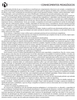 Didatismo e Conhecimento 51
CONHECIMENTOS PEDAGÓGICOS
Não há muitas dúvidas de que as competências se manifestam por comportamentos observáveis; por exemplo, a competência de
um auxiliar de enfermagem para prestar cuidados pode ser analisada a partir de algumas atividades como: monitorar a normalização
de reflexos, sinais vitais e recuperação da consciência do usuário no pós-operatório imediato e mediato, realizar nebulização, vapori-
zação, hidratação e outros procedimentos que visem à fluidificação e eliminação das secreções pulmonares, entre outras.
O que se percebe, porém, é que no geral entende-se como competências da profissão apenas as atividades listadas no perfil pro-
fissional. Essa interpretação dificulta enormemente a configuração das competências e capacidades numa dimensão educacional, a
qual nos pressiona a ir além do atendimento imediato ao mercado de trabalho. Desta maneira, é necessário que a análise pedagógica
destas atividades desvele possibilidades de um currículo que, além do saber fazer, insira as dimensões dos saberes e de um saber agir
responsável, técnica e atitudinalmente. Assim, por exemplo, a competência de prevenção na profissão do auxiliar de enfermagem
requer, além dos conhecimentos, práticas e atitudes, capacidades de relacionar causas e conseqüências, discernir situações de perigo
eminente, organizar os dados relacionados ao usuário, comunicar-se com outros membros da equipe responsável pelo cuidado com a
saúde e, sobretudo, a consideração de um agir pautado pela ética.
Desta maneira, é necessário refletir sobre a tradução das atividades, listadas no perfil de uma determinada profissão, para o cur-
rículo. A questão candente é: será que essa tradução está sendo realizada de maneira linear, mecânica, ou está sendo fruto de uma
análise educacional mais ampla?
Nesse contexto, o importante é tentar verificar quais as principais premissas de um currículo por competências.
Apesar de não termos respostas muito precisas com relação às características que compõem este tipo de currículo, alguns aspec-
tos poderiam servir para reflexão. Alguns deles são os seguintes:
· Estruturação do conhecimento de acordo com um pensamento interdisciplinar
A noção de competência, numa perspectiva integrada, pressupõe a mudança de estruturação do conhecimento: de uma lógica
disciplinar para uma lógica de conjuntos interdisciplinares. Sucintamente a interdisciplinaridade visa à maneira de organizar o conhe-
cimento, buscando integrar as diferentes dimensões dos fenômenos estudados. Segundo Carvalho,7 a adoção de uma proposta inter-
disciplinar implica profunda mudança nos modos de ensinar e aprender, bem como na organização formal das instituições de ensino,
em virtude da necessidade de construção de novas metodologias, reestruturação dos temas e conteúdos curriculares, organização
de equipes de professores que integrem diferentes áreas do saber, entre outros. A interdisciplinaridade traduz o desejo de superar as
formas de aprender e de transformar o mundo, marcadas pela fragmentação do conhecimento organizado nas chamadas disciplinas.
· Desenvolvimento de capacidades que mobilizam as competências
Neste momento, recorro a Cardinet (apud Bordallo)8 que diferencia entre capacidades e competências. Para ele, o termo compe-
tências aparece como duas faces da mesma moeda: de um lado, relacionado às necessidades do mundo do trabalho e, do outro, aos
conceitos relacionados às formas de aquisição do conhecimento. Contudo, algumas diferenças são significativas. Uma competência
pode ser definida como um conjunto de capacidades, práticas e conhecimentos organizados para realizar uma tarefa ou um conjunto
de tarefas, satisfazendo exigências sociais precisas. As competências sempre se manifestam por comportamentos observáveis. Por
exemplo, organizar e atualizar uma documentação é uma competência que coloca em prática algumas capacidades, como: informar-
-se, documentar-se, interpretar dados, ter conhecimentos específicos sobre o que está sendo tratado e conhecermétodos de classifi-
cação e codificação. As capacidades são por excelência transversais. Elas exprimem as potencialidades de uma pessoa, independen-
temente dos conteúdos específicos de determinada área. As capacidades não são atitudes inerentes ou dons. Elas se manifestam e se
desenvolvem para favorecer a aprendizagem, como por exemplo: analisar, pesquisar, aplicar regras, entre outras. Cumpre ressaltar
que as capacidades não são diretamente observáveis, nem avaliáveis e que elas nunca são totalmente dominadas, uma vez que se
desenvolvem ao longo da vida. A correspondência entre capacidades e competências não é direta. Uma mesma capacidade se mani-
festa em uma multiplicidade de competências. Por exemplo, a capacidade de aplicar regras se manifesta na competência necessária
para efetuar ensaios em Ciências. Por outro lado, uma competência apela para múltiplas capacidades. Efetuar ensaios, por exemplo,
necessita colocar em ação capacidades como reconhecer sinais, diferenciar, observar e deduzir.
É fundamental que a tradução das competências profissionais expressas no perfil de uma determinada profissão seja realizada
visando à sua estruturação em capacidades e ao conjunto de saberes, saber fazer e saber ser específicos.
Trata-se de um enorme desafio, uma vez que buscar a integração das competências implica ir além do trabalho traduzido em
tarefas e atividades – trabalho prescrito em manuais de execução. Exige ir além do aparente; investigar a natureza do trabalho e o
significado deste para o trabalhador, o que nos obriga a mergulhar no mundo de variáveis relacionadas não só ao objeto do trabalho,
mas ao sujeito que o realiza.
· Incentivo à resolução de problemas novos
No currículo por competências uma das principais premissas pedagógicas é a de desenvolver, no educando, a capacidade de
resolver problemas. O principal objetivo da resolução de problemas é o da superação de obstáculos e estímulo à atividade cognitiva.
Jonassen9 defende que para isso é necessário criar um ambiente construtivista de aprendizagem, uma vez que para ele o cons-
trutivismo apresenta um conjunto de pressuposições sobre o processo de aprendizagem, sendo que uma delas é a de ocorrer em
ambientes de aprendizagem que dêem apoio a múltiplas perspectivas ou interpretações da realidade, construção do conhecimento
e atividades baseadas na experiência. O construtivismo está interessado em como construímos o conhecimento, a partir de nossas
estruturas mentais e crenças, que são usadas para interpretar objetos e acontecimentos.
 